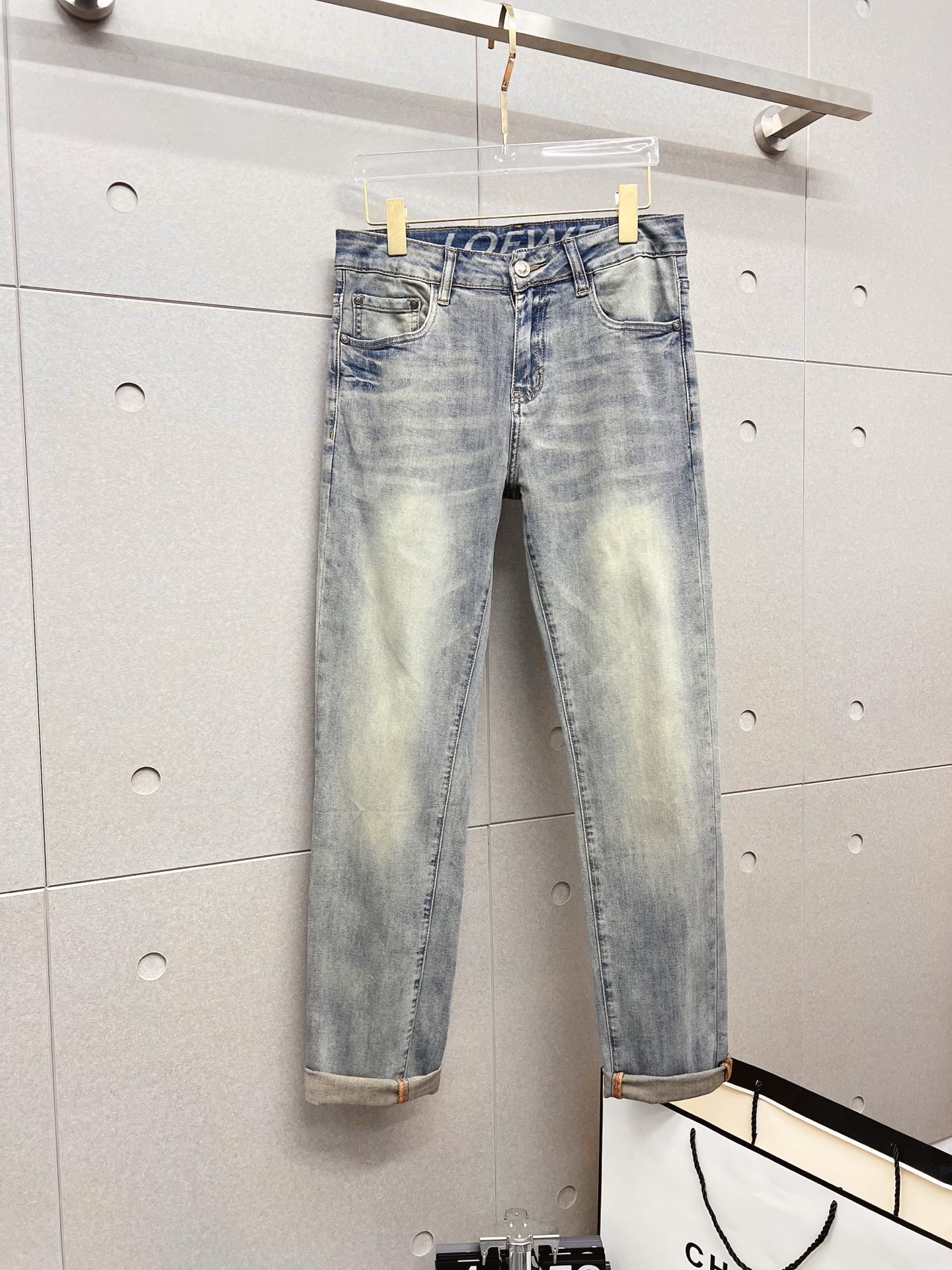 NO:571901,Loewe men's denim jeans, official album and poster style!  High-grade imported denim raw color fabrics are supplied to customers, and the pure 13oz denim fabrics from Okayama, Japan are specially selected. Heavy-duty environmentally friendly plant enzyme washing process is used. The texture has a light retro color, which is quite beautiful and is very suitable for autumn and winter color matching. The fabric is soft and delicate after washing, but has strong bones and a slight stretch, providing an excellent comfortable experience. There is no damage from any technological elements throughout the body, retaining the purest tannin color!  The details throughout the body are perfect, exquisite and sophisticated. The latest leather label on the waist highlights the brand's characteristics. The hardware accessories, leather label and wiring all reflect the craftsmanship!  The silhouette is perfectly tailored and has excellent butt lift and slimming effect. It can be easily matched with any top in the wardrobe. It has wide compatibility and is suitable for various daily wear. The upper body is full of style. It is a must-have trousers for those who are obsessed with quality control and 1V!  Size 29-38 (not 35.37),,loewe,jeans,alexander wang19860909罗意威 男士丹宁牛仔裤,官宣画册海报穿搭款！ 客供高级进口的丹宁原色面料,特选日本冈山纯正13oz 盎司牛仔布料,重磅环保植物酵素水洗工艺,肌理有着淡淡的复古色彩,相当漂亮,极符合秋冬的配色,面料经过水洗后柔软细腻,但筋骨感极强,且略带弹力,提供了绝佳的舒适体验,通身无任何工艺元素破坏,保留了最纯粹的丹宁本色！通身细节完美如斯,精湛且考究,最新的腰部皮标彰显了品牌特质,五金配件、皮标、走线无不体现出匠心工艺！版型剪裁完美,提臀修身效果绝佳,可轻松横扫衣橱任何的上装搭配,兼容性广泛,满足于日常各种穿搭,上身型款十足,于品质控及1V迷控者必入型裤装！ 尺码29—38（没35.37）,,loewe,jeans,alexander wang,Men's clothing