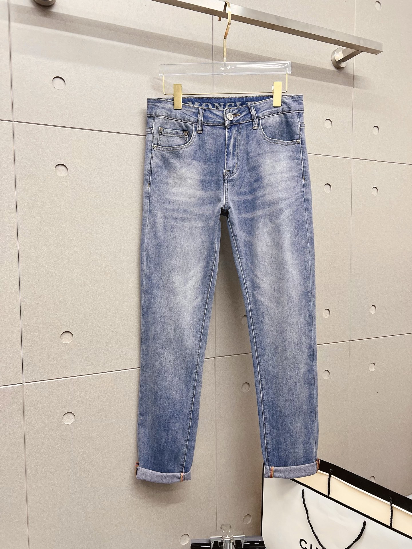 NO:571904,Men's denim jeans, official album and poster outfit!  High-grade imported denim raw color fabrics are supplied to customers, and the pure 13oz denim fabrics from Okayama, Japan are specially selected. Heavy-duty environmentally friendly plant enzyme washing process is used. The texture has a light retro color, which is quite beautiful and is very suitable for autumn and winter color matching. The fabric is soft and delicate after washing, but has strong bones and a slight stretch, providing an excellent comfortable experience. There is no damage from any technological elements throughout the body, retaining the purest tannin color!  The details throughout the body are perfect, exquisite and sophisticated. The latest leather label on the waist highlights the brand's characteristics. The hardware accessories, leather label and wiring all reflect the craftsmanship!  The silhouette is perfectly tailored and has excellent butt lift and slimming effect. It can be easily matched with any top in the wardrobe. It has wide compatibility and is suitable for various daily wear. The upper body is full of style. It is a must-have trousers for those who are obsessed with quality control and 1V!  Size 29-38 (not 35.37),,Moncler,jeans,alexander wang19860909蒙口 男士丹宁牛仔裤,官宣画册海报穿搭款！ 客供高级进口的丹宁原色面料,特选日本冈山纯正13oz 盎司牛仔布料,重磅环保植物酵素水洗工艺,肌理有着淡淡的复古色彩,相当漂亮,极符合秋冬的配色,面料经过水洗后柔软细腻,但筋骨感极强,且略带弹力,提供了绝佳的舒适体验,通身无任何工艺元素破坏,保留了最纯粹的丹宁本色！通身细节完美如斯,精湛且考究,最新的腰部皮标彰显了品牌特质,五金配件、皮标、走线无不体现出匠心工艺！版型剪裁完美,提臀修身效果绝佳,可轻松横扫衣橱任何的上装搭配,兼容性广泛,满足于日常各种穿搭,上身型款十足,于品质控及1V迷控者必入型裤装！ 尺码29—38（没35.37）,,Moncler,jeans,alexander wang,Men's clothing
