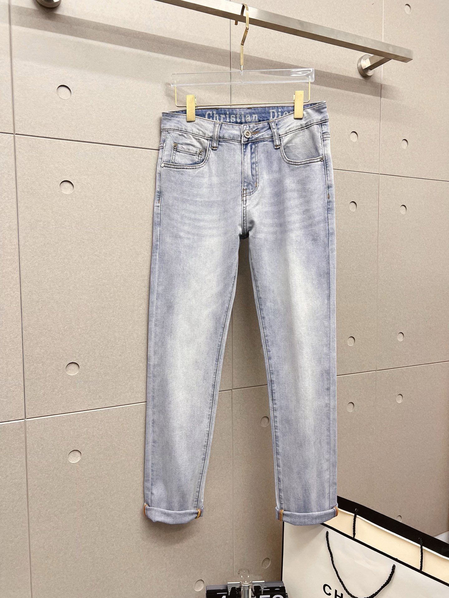 NO:571907,Dior men's denim jeans, official album and poster style!  High-grade imported denim raw color fabrics are supplied to customers, and the pure 13oz denim fabrics from Okayama, Japan are specially selected. Heavy-duty environmentally friendly plant enzyme washing process is used. The texture has a light retro color, which is quite beautiful and is very suitable for autumn and winter color matching. The fabric is soft and delicate after washing, but has strong bones and a slight stretch, providing an excellent comfortable experience. There is no damage from any technological elements throughout the body, retaining the purest tannin color!  The details throughout the body are perfect, exquisite and sophisticated. The latest leather label on the waist highlights the brand's characteristics. The hardware accessories, leather label and wiring all reflect the craftsmanship!  The silhouette is perfectly tailored and has excellent butt lift and slimming effect. It can be easily matched with any top in the wardrobe. It has wide compatibility and is suitable for various daily wear. The upper body is full of style. It is a must-have trousers for those who are obsessed with quality control and 1V!  Size 29-38 (not 35.37), dior, dior, jeans, alexander wang19860909Dior 迪奥 男士丹宁牛仔裤,官宣画册海报穿搭款！ 客供高级进口的丹宁原色面料,特选日本冈山纯正13oz 盎司牛仔布料,重磅环保植物酵素水洗工艺,肌理有着淡淡的复古色彩,相当漂亮,极符合秋冬的配色,面料经过水洗后柔软细腻,但筋骨感极强,且略带弹力,提供了绝佳的舒适体验,通身无任何工艺元素破坏,保留了最纯粹的丹宁本色！通身细节完美如斯,精湛且考究,最新的腰部皮标彰显了品牌特质,五金配件、皮标、走线无不体现出匠心工艺！版型剪裁完美,提臀修身效果绝佳,可轻松横扫衣橱任何的上装搭配,兼容性广泛,满足于日常各种穿搭,上身型款十足,于品质控及1V迷控者必入型裤装！ 尺码29—38（没35.37）,,dior,dior,jeans,alexander wang,Men's clothing