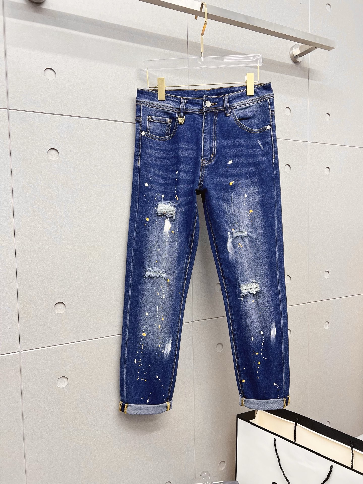 NO:571910,Versace men's denim jeans, official album and poster style!  High-grade imported denim raw color fabrics are supplied to customers, and the pure 13oz denim fabrics from Okayama, Japan are specially selected. Heavy-duty environmentally friendly plant enzyme washing process is used. The texture has a light retro color, which is quite beautiful and is very suitable for autumn and winter color matching. The fabric is soft and delicate after washing, but has strong bones and a slight stretch, providing an excellent comfortable experience. There is no damage from any technological elements throughout the body, retaining the purest tannin color!  The details throughout the body are perfect, exquisite and sophisticated. The latest leather label on the waist highlights the brand's characteristics. The hardware accessories, leather label and wiring all reflect the craftsmanship!  The silhouette is perfectly tailored and has excellent butt lift and slimming effect. It can be easily matched with any top in the wardrobe. It has wide compatibility and is suitable for various daily wear. The upper body is full of style. It is a must-have trousers for those who are obsessed with quality control and 1V!  Size 29-38 (not 35.37),,versace,jeans,alexander wang19860909范思哲 男士丹宁牛仔裤,官宣画册海报穿搭款！ 客供高级进口的丹宁原色面料,特选日本冈山纯正13oz 盎司牛仔布料,重磅环保植物酵素水洗工艺,肌理有着淡淡的复古色彩,相当漂亮,极符合秋冬的配色,面料经过水洗后柔软细腻,但筋骨感极强,且略带弹力,提供了绝佳的舒适体验,通身无任何工艺元素破坏,保留了最纯粹的丹宁本色！通身细节完美如斯,精湛且考究,最新的腰部皮标彰显了品牌特质,五金配件、皮标、走线无不体现出匠心工艺！版型剪裁完美,提臀修身效果绝佳,可轻松横扫衣橱任何的上装搭配,兼容性广泛,满足于日常各种穿搭,上身型款十足,于品质控及1V迷控者必入型裤装！ 尺码29—38（没35.37）,,versace,jeans,alexander wang,Men's clothing