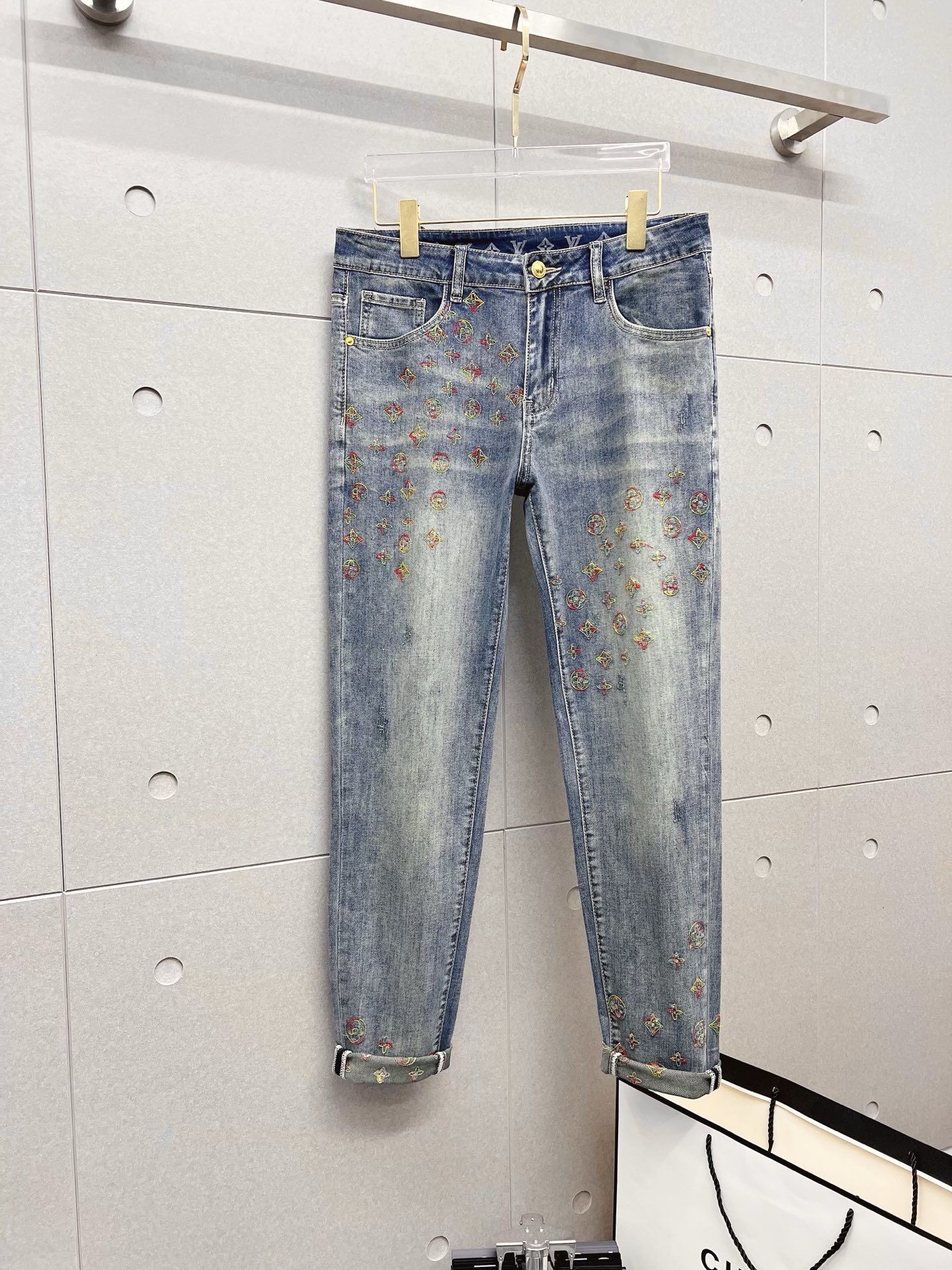 NO:571913,LV men's denim jeans, official album and poster outfit style!  High-grade imported denim raw color fabrics are supplied to customers, and the pure 13oz denim fabrics from Okayama, Japan are specially selected. Heavy-duty environmentally friendly plant enzyme washing process is used. The texture has a light retro color, which is quite beautiful and is very suitable for autumn and winter color matching. The fabric is soft and delicate after washing, but has strong bones and a slight stretch, providing an excellent comfortable experience. There is no damage from any technological elements throughout the body, retaining the purest tannin color!  The details throughout the body are perfect, exquisite and sophisticated. The latest leather label on the waist highlights the brand's characteristics. The hardware accessories, leather label and wiring all reflect the craftsmanship!  The silhouette is perfectly tailored and has excellent butt lift and slimming effect. It can be easily matched with any top in the wardrobe. It has wide compatibility and is suitable for various daily wear. The upper body is full of style. It is a must-have trousers for those who are obsessed with quality control and 1V!  Size 29-38 (not 35.37),,louis vuitton,jeans,alexander wang19860909LV 男士丹宁牛仔裤,官宣画册海报穿搭款！ 客供高级进口的丹宁原色面料,特选日本冈山纯正13oz 盎司牛仔布料,重磅环保植物酵素水洗工艺,肌理有着淡淡的复古色彩,相当漂亮,极符合秋冬的配色,面料经过水洗后柔软细腻,但筋骨感极强,且略带弹力,提供了绝佳的舒适体验,通身无任何工艺元素破坏,保留了最纯粹的丹宁本色！通身细节完美如斯,精湛且考究,最新的腰部皮标彰显了品牌特质,五金配件、皮标、走线无不体现出匠心工艺！版型剪裁完美,提臀修身效果绝佳,可轻松横扫衣橱任何的上装搭配,兼容性广泛,满足于日常各种穿搭,上身型款十足,于品质控及1V迷控者必入型裤装！ 尺码29—38（没35.37）,,louis vuitton,jeans,alexander wang,Men's clothing