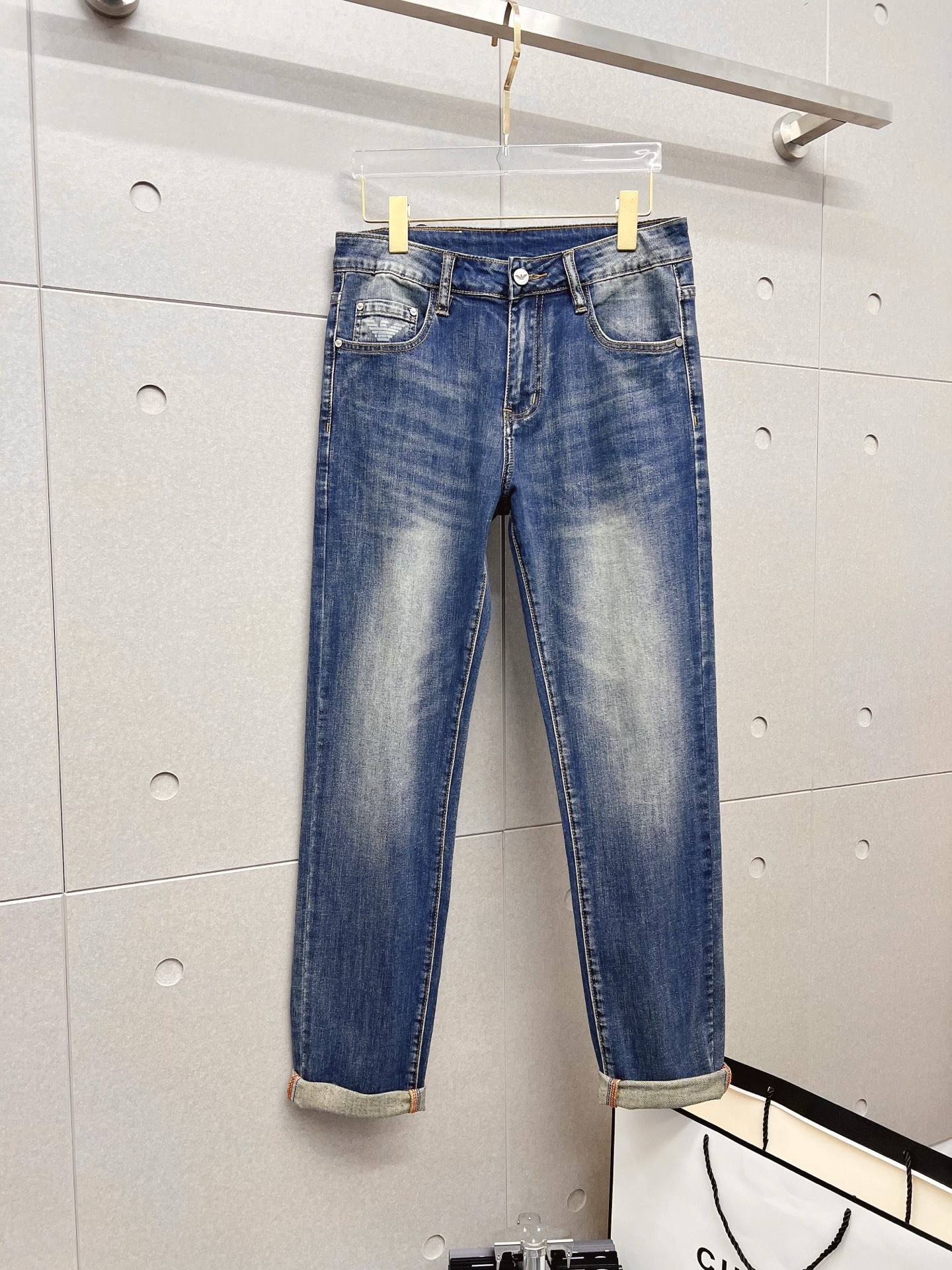 NO:571916,Armani Armani men's denim jeans, official album and poster wear style!  High-grade imported denim raw color fabrics are supplied to customers, and the pure 13oz denim fabrics from Okayama, Japan are specially selected. Heavy-duty environmentally friendly plant enzyme washing process is used. The texture has a light retro color, which is quite beautiful and is very suitable for autumn and winter color matching. The fabric is soft and delicate after washing, but has strong bones and a slight stretch, providing an excellent comfortable experience. There is no damage from any technological elements throughout the body, retaining the purest tannin color!  The details throughout the body are perfect, exquisite and sophisticated. The latest leather label on the waist highlights the brand's characteristics. The hardware accessories, leather label and wiring all reflect the craftsmanship!  The silhouette is perfectly tailored and has excellent butt lift and slimming effect. It can be easily matched with any top in the wardrobe. It has wide compatibility and is suitable for various daily wear. The upper body is full of style. It is a must-have trousers for those who are obsessed with quality control and 1V!  Size 29-38 (not 35.37),,armani,armani,jeans,alexander wang19860909Armani 阿玛尼 男士丹宁牛仔裤,官宣画册海报穿搭款！ 客供高级进口的丹宁原色面料,特选日本冈山纯正13oz 盎司牛仔布料,重磅环保植物酵素水洗工艺,肌理有着淡淡的复古色彩,相当漂亮,极符合秋冬的配色,面料经过水洗后柔软细腻,但筋骨感极强,且略带弹力,提供了绝佳的舒适体验,通身无任何工艺元素破坏,保留了最纯粹的丹宁本色！通身细节完美如斯,精湛且考究,最新的腰部皮标彰显了品牌特质,五金配件、皮标、走线无不体现出匠心工艺！版型剪裁完美,提臀修身效果绝佳,可轻松横扫衣橱任何的上装搭配,兼容性广泛,满足于日常各种穿搭,上身型款十足,于品质控及1V迷控者必入型裤装！ 尺码29—38（没35.37）,,armani,armani,jeans,alexander wang,Men's clothing