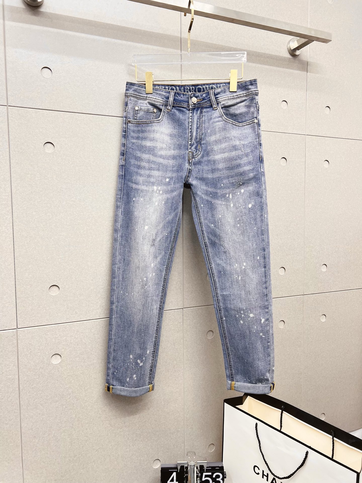 NO:571919,TB men's denim jeans, official album and poster outfit!  High-grade imported denim raw color fabrics are supplied to customers, and the pure 13oz denim fabrics from Okayama, Japan are specially selected. Heavy-duty environmentally friendly plant enzyme washing process is used. The texture has a light retro color, which is quite beautiful and is very suitable for autumn and winter color matching. The fabric is soft and delicate after washing, but has strong bones and a slight stretch, providing an excellent comfortable experience. There is no damage from any technological elements throughout the body, retaining the purest tannin color!  The details throughout the body are perfect, exquisite and sophisticated. The latest leather label on the waist highlights the brand's characteristics. The hardware accessories, leather label and wiring all reflect the craftsmanship!  The silhouette is perfectly tailored and has excellent butt lift and slimming effect. It can be easily matched with any top in the wardrobe. It has wide compatibility and is suitable for various daily wear. The upper body is full of style. It is a must-have trousers for those who are obsessed with quality control and 1V!  Size 29-38 (not 35.37),,jeans,alexander wang19860909TB 男士丹宁牛仔裤,官宣画册海报穿搭款！ 客供高级进口的丹宁原色面料,特选日本冈山纯正13oz 盎司牛仔布料,重磅环保植物酵素水洗工艺,肌理有着淡淡的复古色彩,相当漂亮,极符合秋冬的配色,面料经过水洗后柔软细腻,但筋骨感极强,且略带弹力,提供了绝佳的舒适体验,通身无任何工艺元素破坏,保留了最纯粹的丹宁本色！通身细节完美如斯,精湛且考究,最新的腰部皮标彰显了品牌特质,五金配件、皮标、走线无不体现出匠心工艺！版型剪裁完美,提臀修身效果绝佳,可轻松横扫衣橱任何的上装搭配,兼容性广泛,满足于日常各种穿搭,上身型款十足,于品质控及1V迷控者必入型裤装！ 尺码29—38（没35.37）,,jeans,alexander wang,Men's clothing