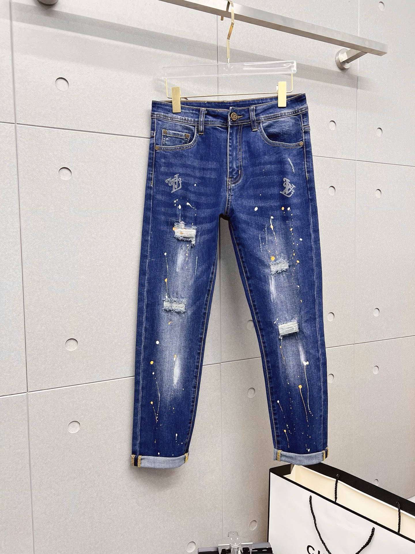 NO:571922,LV men's denim jeans, official album and poster outfit style!  High-grade imported denim raw color fabrics are supplied to customers, and the pure 13oz denim fabrics from Okayama, Japan are specially selected. Heavy-duty environmentally friendly plant enzyme washing process is used. The texture has a light retro color, which is quite beautiful and is very suitable for autumn and winter color matching. The fabric is soft and delicate after washing, but has strong bones and a slight stretch, providing an excellent comfortable experience. There is no damage from any technological elements throughout the body, retaining the purest tannin color!  The details throughout the body are perfect, exquisite and sophisticated. The latest leather label on the waist highlights the brand's characteristics. The hardware accessories, leather label and wiring all reflect the craftsmanship!  The silhouette is perfectly tailored and has excellent butt lift and slimming effect. It can be easily matched with any top in the wardrobe. It has wide compatibility and is suitable for various daily wear. The upper body is full of style. It is a must-have trousers for those who are obsessed with quality control and 1V!  Size 29-38 (not 35.37),,louis vuitton,jeans,alexander wang19860909LV 男士丹宁牛仔裤,官宣画册海报穿搭款！ 客供高级进口的丹宁原色面料,特选日本冈山纯正13oz 盎司牛仔布料,重磅环保植物酵素水洗工艺,肌理有着淡淡的复古色彩,相当漂亮,极符合秋冬的配色,面料经过水洗后柔软细腻,但筋骨感极强,且略带弹力,提供了绝佳的舒适体验,通身无任何工艺元素破坏,保留了最纯粹的丹宁本色！通身细节完美如斯,精湛且考究,最新的腰部皮标彰显了品牌特质,五金配件、皮标、走线无不体现出匠心工艺！版型剪裁完美,提臀修身效果绝佳,可轻松横扫衣橱任何的上装搭配,兼容性广泛,满足于日常各种穿搭,上身型款十足,于品质控及1V迷控者必入型裤装！ 尺码29—38（没35.37）,,louis vuitton,jeans,alexander wang,Men's clothing