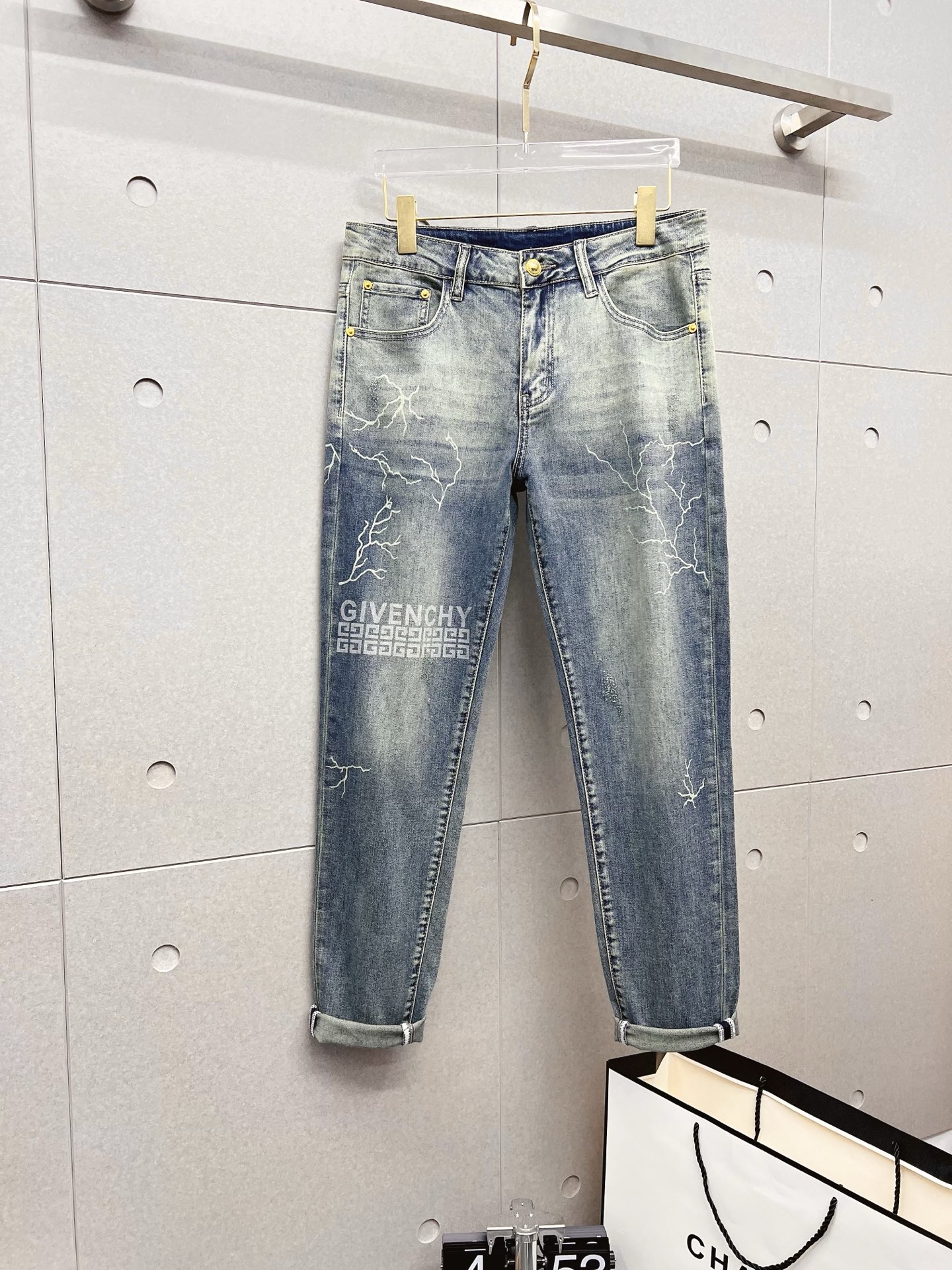 NO:571881,Givenchy men's denim jeans, official album and poster outfit style!  High-grade imported denim raw color fabrics are supplied to customers, and the pure 13oz denim fabrics from Okayama, Japan are specially selected. Heavy-duty environmentally friendly plant enzyme washing process is used. The texture has a light retro color, which is quite beautiful and is very suitable for autumn and winter color matching. The fabric is soft and delicate after washing, but has strong bones and a slight stretch, providing an excellent comfortable experience. There is no damage from any technological elements throughout the body, retaining the purest tannin color!  The details throughout the body are perfect, exquisite and sophisticated. The latest leather label on the waist highlights the brand's characteristics. The hardware accessories, leather label and wiring all reflect the craftsmanship!  The silhouette is perfectly tailored and has excellent butt lift and slimming effect. It can be easily matched with any top in the wardrobe. It has wide compatibility and is suitable for various daily wear. The upper body is full of style. It is a must-have trousers for those who are obsessed with quality control and 1V!  Size 29-38 (not 35.37),,givenchy,jeans,alexander wang19860909纪梵希 男士丹宁牛仔裤,官宣画册海报穿搭款！ 客供高级进口的丹宁原色面料,特选日本冈山纯正13oz 盎司牛仔布料,重磅环保植物酵素水洗工艺,肌理有着淡淡的复古色彩,相当漂亮,极符合秋冬的配色,面料经过水洗后柔软细腻,但筋骨感极强,且略带弹力,提供了绝佳的舒适体验,通身无任何工艺元素破坏,保留了最纯粹的丹宁本色！通身细节完美如斯,精湛且考究,最新的腰部皮标彰显了品牌特质,五金配件、皮标、走线无不体现出匠心工艺！版型剪裁完美,提臀修身效果绝佳,可轻松横扫衣橱任何的上装搭配,兼容性广泛,满足于日常各种穿搭,上身型款十足,于品质控及1V迷控者必入型裤装！ 尺码29—38（没35.37）,,givenchy,jeans,alexander wang,Men's clothing