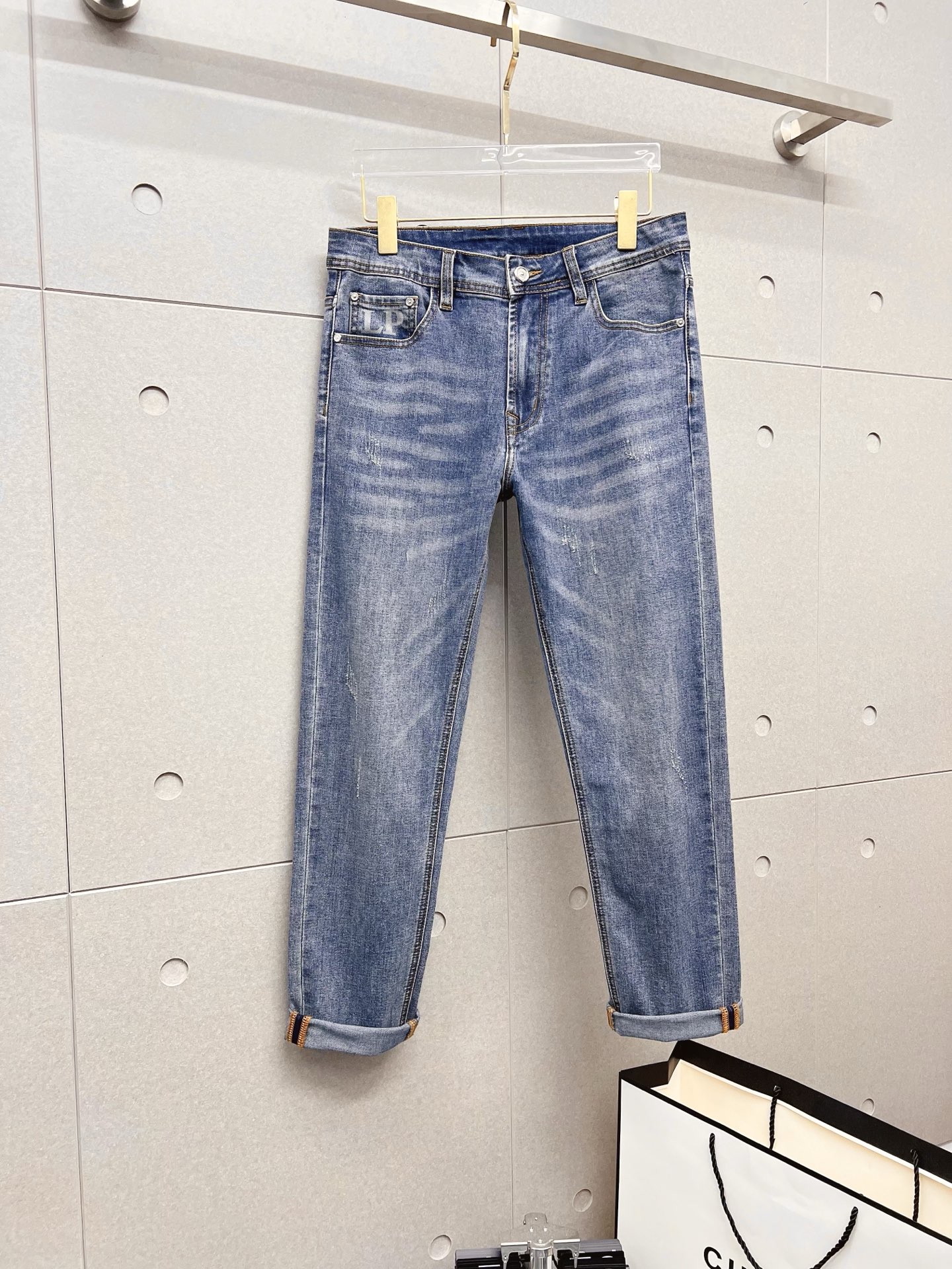 NO:571883,LP men's denim jeans, official album and poster outfit!  High-grade imported denim raw color fabrics are supplied to customers, and the pure 13oz denim fabrics from Okayama, Japan are specially selected. Heavy-duty environmentally friendly plant enzyme washing process is used. The texture has a light retro color, which is quite beautiful and is very suitable for autumn and winter color matching. The fabric is soft and delicate after washing, but has strong bones and a slight stretch, providing an excellent comfortable experience. There is no damage from any technological elements throughout the body, retaining the purest tannin color!  The details throughout the body are perfect, exquisite and sophisticated. The latest leather label on the waist highlights the brand's characteristics. The hardware accessories, leather label and wiring all reflect the craftsmanship!  The silhouette is perfectly tailored and has excellent butt lift and slimming effect. It can be easily matched with any top in the wardrobe. It has wide compatibility and is suitable for various daily wear. The upper body is full of style. It is a must-have trousers for those who are obsessed with quality control and 1V!  Size 29-38 (not 35.37),,loro piana,jeans,alexander wang19860909LP 男士丹宁牛仔裤,官宣画册海报穿搭款！ 客供高级进口的丹宁原色面料,特选日本冈山纯正13oz 盎司牛仔布料,重磅环保植物酵素水洗工艺,肌理有着淡淡的复古色彩,相当漂亮,极符合秋冬的配色,面料经过水洗后柔软细腻,但筋骨感极强,且略带弹力,提供了绝佳的舒适体验,通身无任何工艺元素破坏,保留了最纯粹的丹宁本色！通身细节完美如斯,精湛且考究,最新的腰部皮标彰显了品牌特质,五金配件、皮标、走线无不体现出匠心工艺！版型剪裁完美,提臀修身效果绝佳,可轻松横扫衣橱任何的上装搭配,兼容性广泛,满足于日常各种穿搭,上身型款十足,于品质控及1V迷控者必入型裤装！ 尺码29—38（没35.37）,,loro piana,jeans,alexander wang,Men's clothing