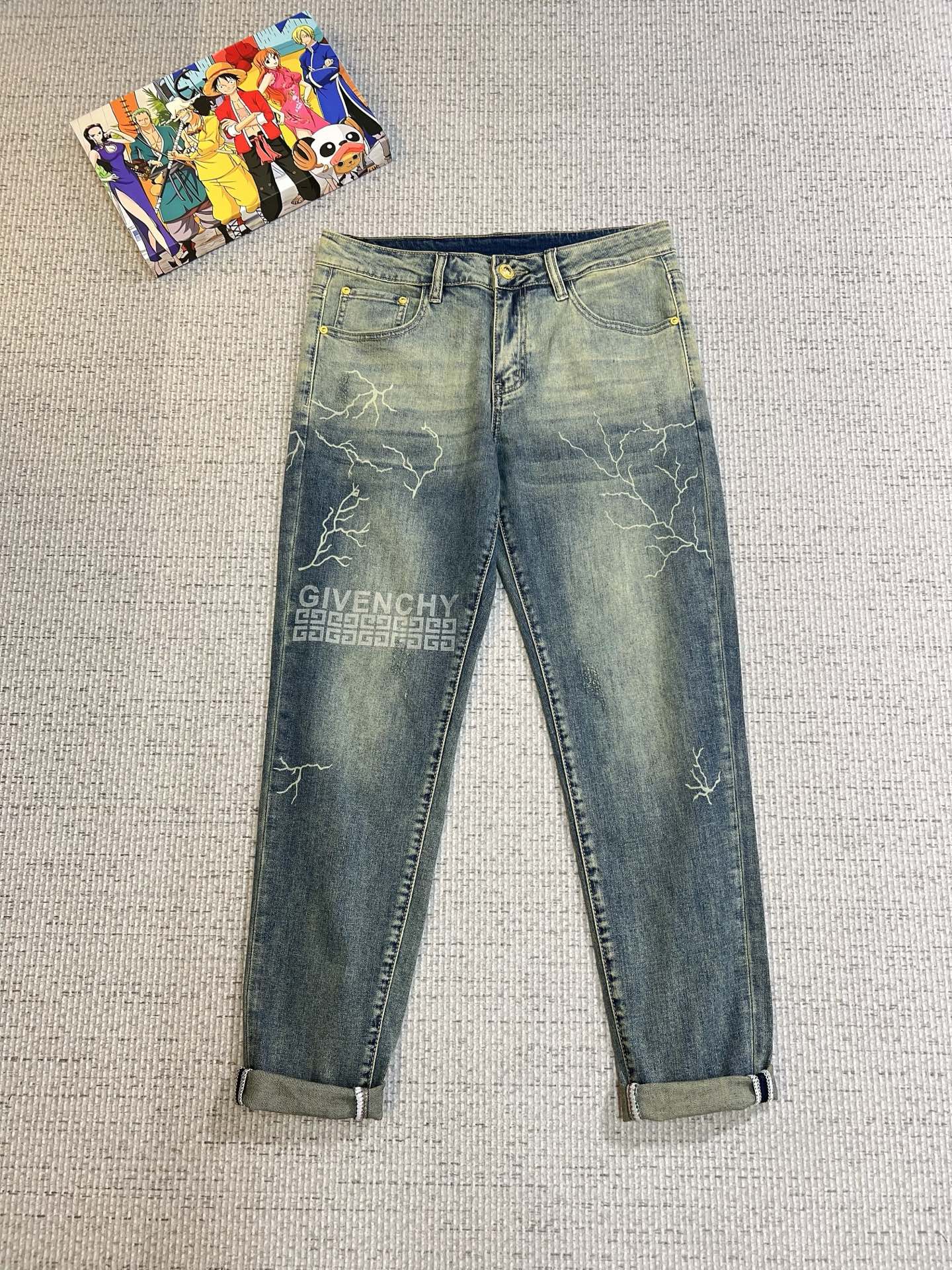 NO:521095,Givenchy men's denim jeans, official album poster outfits!  Customer-supplied high-quality imported denim original color fabric, specially selected Japanese Okayama pure 13oz ounce denim fabric, heavy environmentally friendly plant enzyme washing process, the texture has a light retro color, which is quite beautiful, and is very suitable for the autumn and winter color matching. The fabric is soft and delicate after washing, but has a strong bones and a little elastic, providing an excellent comfort experience. There is no damage to any craft elements throughout the body, retaining the purest tannin color!  The whole body details are so perfect, exquisite and exquisite. The latest waist leather marks highlight the brand's characteristics, and hardware accessories, leather marks, and wiring all reflect craftsmanship!  The style is perfectly tailored, and the hip lifting effect is excellent. It can easily sweep any top matching in the wardrobe. It has extensive compatibility and is satisfied with various daily outfits. It has a lot of upper body styles and must-have trousers for quality control and 1V masturbation control!  Size 29-38 (not 35.37), given jeans, alexander wang19860909纪梵希 男士丹宁牛仔裤,官宣画册海报穿搭款！ 客供高级进口的丹宁原色面料,特选日本冈山纯正13oz 盎司牛仔布料,重磅环保植物酵素水洗工艺,肌理有着淡淡的复古色彩,相当漂亮,极符合秋冬的配色,面料经过水洗后柔软细腻,但筋骨感极强,且略带弹力,提供了绝佳的舒适体验,通身无任何工艺元素破坏,保留了最纯粹的丹宁本色！通身细节完美如斯,精湛且考究,最新的腰部皮标彰显了品牌特质,五金配件、皮标、走线无不体现出匠心工艺！版型剪裁完美,提臀修身效果绝佳,可轻松横扫衣橱任何的上装搭配,兼容性广泛,满足于日常各种穿搭,上身型款十足,于品质控及1V迷控者必入型裤装！ 尺码29—38（没35.37）,,givenchy,jeans,alexander wang,Men's clothing