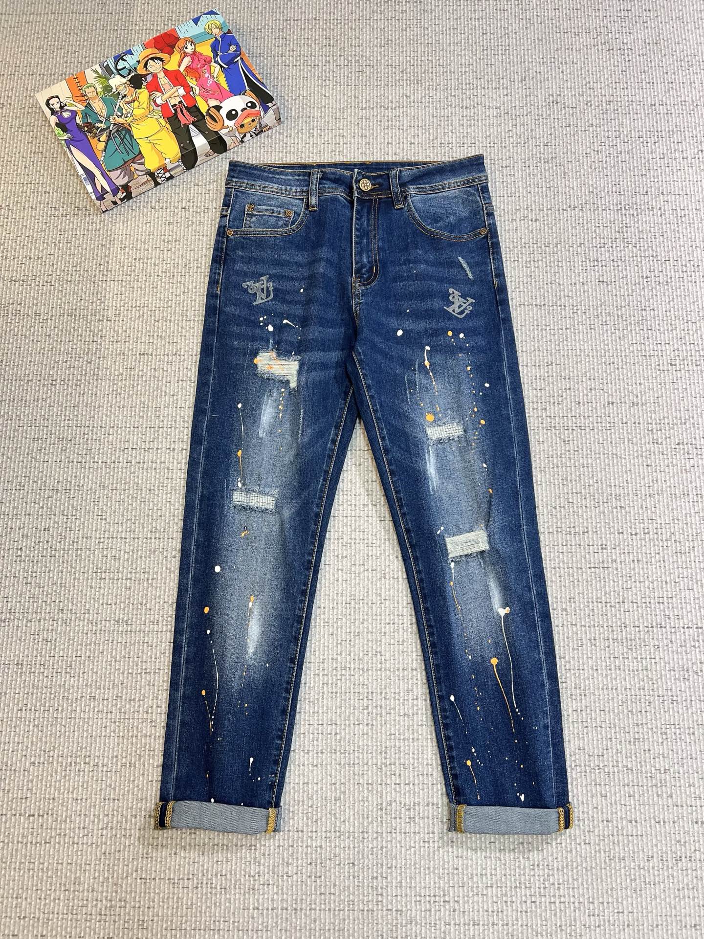 NO:521098,LV men's denim jeans, official album poster outfit style!  Customer-supplied high-quality imported denim original color fabric, specially selected Japanese Okayama pure 13oz ounce denim fabric, heavy environmentally friendly plant enzyme washing process, the texture has a light retro color, which is quite beautiful, and is very suitable for the autumn and winter color matching. The fabric is soft and delicate after washing, but has a strong bones and a little elastic, providing an excellent comfort experience. There is no damage to any craft elements throughout the body, retaining the purest tannin color!  The whole body details are so perfect, exquisite and exquisite. The latest waist leather marks highlight the brand's characteristics, and hardware accessories, leather marks, and wiring all reflect craftsmanship!  The style is perfectly tailored, and the hip lifting effect is excellent. It can easily sweep any top matching in the wardrobe. It has extensive compatibility and is satisfied with various daily outfits. It has a lot of upper body styles and must-have trousers for quality control and 1V masturbation control!  Size 29-38 (no 35.37), louis vuitton, jeans, alexander wang19860909LV 男士丹宁牛仔裤,官宣画册海报穿搭款！ 客供高级进口的丹宁原色面料,特选日本冈山纯正13oz 盎司牛仔布料,重磅环保植物酵素水洗工艺,肌理有着淡淡的复古色彩,相当漂亮,极符合秋冬的配色,面料经过水洗后柔软细腻,但筋骨感极强,且略带弹力,提供了绝佳的舒适体验,通身无任何工艺元素破坏,保留了最纯粹的丹宁本色！通身细节完美如斯,精湛且考究,最新的腰部皮标彰显了品牌特质,五金配件、皮标、走线无不体现出匠心工艺！版型剪裁完美,提臀修身效果绝佳,可轻松横扫衣橱任何的上装搭配,兼容性广泛,满足于日常各种穿搭,上身型款十足,于品质控及1V迷控者必入型裤装！ 尺码29—38（没35.37）,,louis vuitton,jeans,alexander wang,Men's clothing