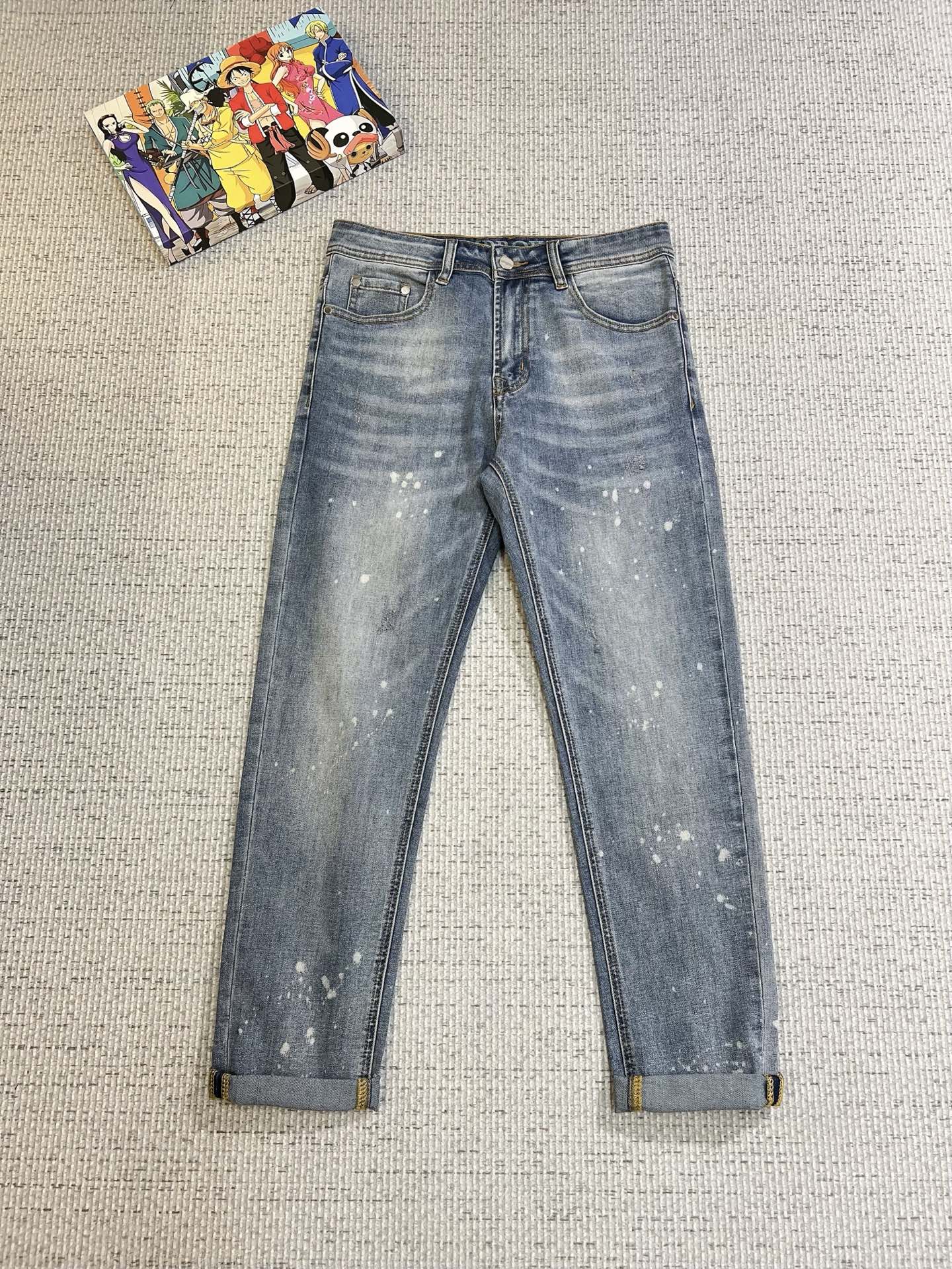 NO:521101,TB men's denim jeans, official album poster outfit style!  Customer-supplied high-quality imported denim original color fabric, specially selected Japanese Okayama pure 13oz ounce denim fabric, heavy environmentally friendly plant enzyme washing process, the texture has a light retro color, which is quite beautiful, and is very suitable for the autumn and winter color matching. The fabric is soft and delicate after washing, but has a strong bones and a little elastic, providing an excellent comfort experience. There is no damage to any craft elements throughout the body, retaining the purest tannin color!  The whole body details are so perfect, exquisite and exquisite. The latest waist leather marks highlight the brand's characteristics, and hardware accessories, leather marks, and wiring all reflect craftsmanship!  The style is perfectly tailored, and the hip lifting effect is excellent. It can easily sweep any top matching in the wardrobe. It has extensive compatibility and is satisfied with various daily outfits. It has a lot of upper body styles and must-have trousers for quality control and 1V masturbation control!  Size 29-38 (no 35.37), jeans,alexander wang19860909TB 男士丹宁牛仔裤,官宣画册海报穿搭款！ 客供高级进口的丹宁原色面料,特选日本冈山纯正13oz 盎司牛仔布料,重磅环保植物酵素水洗工艺,肌理有着淡淡的复古色彩,相当漂亮,极符合秋冬的配色,面料经过水洗后柔软细腻,但筋骨感极强,且略带弹力,提供了绝佳的舒适体验,通身无任何工艺元素破坏,保留了最纯粹的丹宁本色！通身细节完美如斯,精湛且考究,最新的腰部皮标彰显了品牌特质,五金配件、皮标、走线无不体现出匠心工艺！版型剪裁完美,提臀修身效果绝佳,可轻松横扫衣橱任何的上装搭配,兼容性广泛,满足于日常各种穿搭,上身型款十足,于品质控及1V迷控者必入型裤装！ 尺码29—38（没35.37）,,jeans,alexander wang,Men's clothing