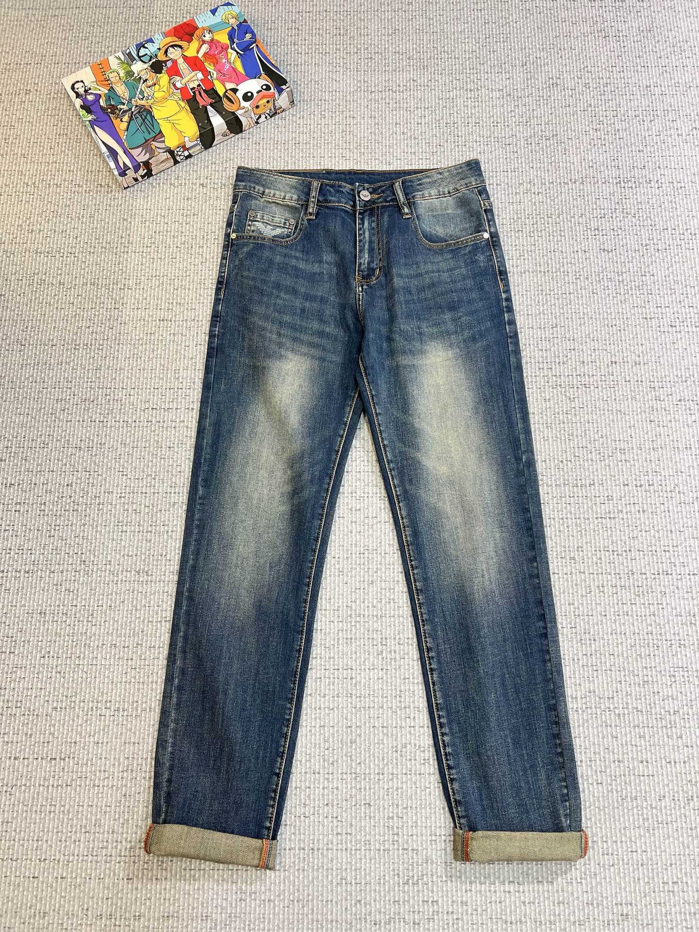 NO:521104,Armani Men's denim jeans, official album poster outfit!  Customer-supplied high-quality imported denim original color fabric, specially selected Japanese Okayama pure 13oz ounce denim fabric, heavy environmentally friendly plant enzyme washing process, the texture has a light retro color, which is quite beautiful, and is very suitable for the autumn and winter color matching. The fabric is soft and delicate after washing, but has a strong bones and a little elastic, providing an excellent comfort experience. There is no damage to any craft elements throughout the body, retaining the purest tannin color!  The whole body details are so perfect, exquisite and exquisite. The latest waist leather marks highlight the brand's characteristics, and hardware accessories, leather marks, and wiring all reflect craftsmanship!  The style is perfectly tailored, and the hip lifting effect is excellent. It can easily sweep any top matching in the wardrobe. It has extensive compatibility and is satisfied with various daily outfits. It has a lot of upper body styles and must-have trousers for quality control and 1V masturbation control!  Size 29-38 (no 35.37), Armani, Armani, Jeans, Alexander wang19860909Armani 阿玛尼 男士丹宁牛仔裤,官宣画册海报穿搭款！ 客供高级进口的丹宁原色面料,特选日本冈山纯正13oz 盎司牛仔布料,重磅环保植物酵素水洗工艺,肌理有着淡淡的复古色彩,相当漂亮,极符合秋冬的配色,面料经过水洗后柔软细腻,但筋骨感极强,且略带弹力,提供了绝佳的舒适体验,通身无任何工艺元素破坏,保留了最纯粹的丹宁本色！通身细节完美如斯,精湛且考究,最新的腰部皮标彰显了品牌特质,五金配件、皮标、走线无不体现出匠心工艺！版型剪裁完美,提臀修身效果绝佳,可轻松横扫衣橱任何的上装搭配,兼容性广泛,满足于日常各种穿搭,上身型款十足,于品质控及1V迷控者必入型裤装！ 尺码29—38（没35.37）,,armani,armani,jeans,alexander wang,Men's clothing