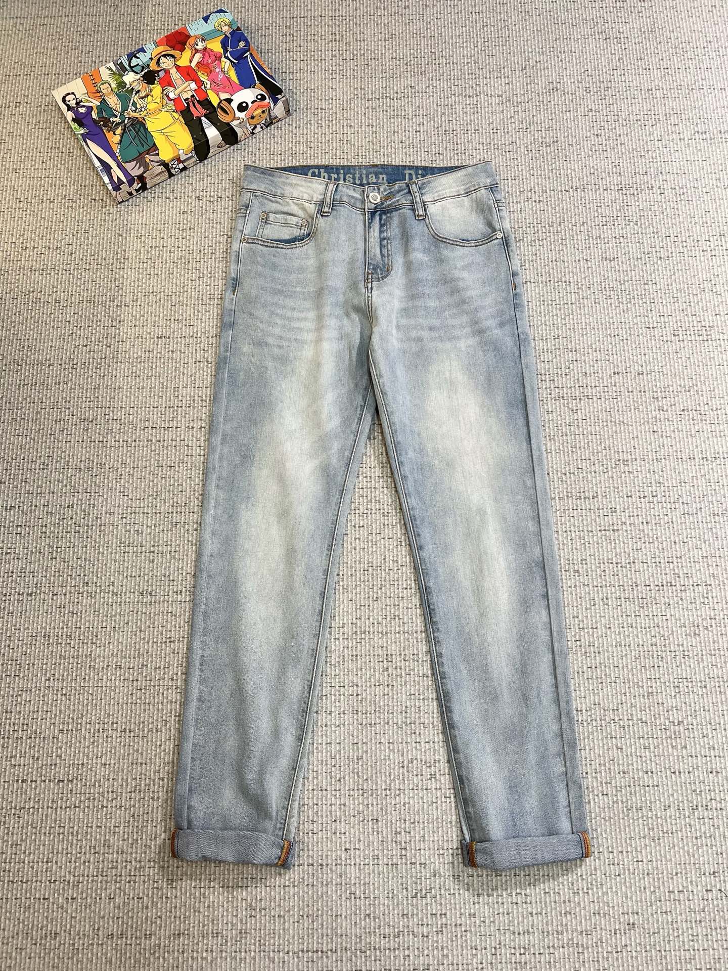 NO:521105,Dior men's denim jeans, official album poster outfit style!  Customer-supplied high-quality imported denim original color fabric, specially selected Japanese Okayama pure 13oz ounce denim fabric, heavy environmentally friendly plant enzyme washing process, the texture has a light retro color, which is quite beautiful, and is very suitable for the autumn and winter color matching. The fabric is soft and delicate after washing, but has a strong bones and a little elastic, providing an excellent comfort experience. There is no damage to any craft elements throughout the body, retaining the purest tannin color!  The whole body details are so perfect, exquisite and exquisite. The latest waist leather marks highlight the brand's characteristics, and hardware accessories, leather marks, and wiring all reflect craftsmanship!  The style is perfectly tailored, and the hip lifting effect is excellent. It can easily sweep any top matching in the wardrobe. It has extensive compatibility and is satisfied with various daily outfits. It has a lot of upper body styles and must-have trousers for quality control and 1V masturbation control!  Size 29-38 (no 35.37), Dior, Dior, Jeans, Alexander wang19860909Dior 迪奥 男士丹宁牛仔裤,官宣画册海报穿搭款！ 客供高级进口的丹宁原色面料,特选日本冈山纯正13oz 盎司牛仔布料,重磅环保植物酵素水洗工艺,肌理有着淡淡的复古色彩,相当漂亮,极符合秋冬的配色,面料经过水洗后柔软细腻,但筋骨感极强,且略带弹力,提供了绝佳的舒适体验,通身无任何工艺元素破坏,保留了最纯粹的丹宁本色！通身细节完美如斯,精湛且考究,最新的腰部皮标彰显了品牌特质,五金配件、皮标、走线无不体现出匠心工艺！版型剪裁完美,提臀修身效果绝佳,可轻松横扫衣橱任何的上装搭配,兼容性广泛,满足于日常各种穿搭,上身型款十足,于品质控及1V迷控者必入型裤装！ 尺码29—38（没35.37）,,dior,dior,jeans,alexander wang,Men's clothing