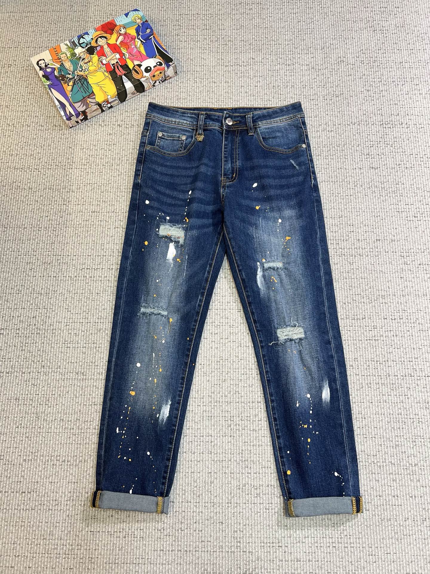 NO:521107,Versace men's denim jeans, official album poster outfit style!  Customer-supplied high-quality imported denim original color fabric, specially selected Japanese Okayama pure 13oz ounce denim fabric, heavy environmentally friendly plant enzyme washing process, the texture has a light retro color, which is quite beautiful, and is very suitable for the autumn and winter color matching. The fabric is soft and delicate after washing, but has a strong bones and a little elastic, providing an excellent comfort experience. There is no damage to any craft elements throughout the body, retaining the purest tannin color!  The whole body details are so perfect, exquisite and exquisite. The latest waist leather marks highlight the brand's characteristics, and hardware accessories, leather marks, and wiring all reflect craftsmanship!  The style is perfectly tailored, and the hip lifting effect is excellent. It can easily sweep any top matching in the wardrobe. It has extensive compatibility and is satisfied with various daily outfits. It has a lot of upper body styles and must-have trousers for quality control and 1V masturbation control!  Size 29-38 (no 35.37), versace, jeans, alexander wang19860909范思哲 男士丹宁牛仔裤,官宣画册海报穿搭款！ 客供高级进口的丹宁原色面料,特选日本冈山纯正13oz 盎司牛仔布料,重磅环保植物酵素水洗工艺,肌理有着淡淡的复古色彩,相当漂亮,极符合秋冬的配色,面料经过水洗后柔软细腻,但筋骨感极强,且略带弹力,提供了绝佳的舒适体验,通身无任何工艺元素破坏,保留了最纯粹的丹宁本色！通身细节完美如斯,精湛且考究,最新的腰部皮标彰显了品牌特质,五金配件、皮标、走线无不体现出匠心工艺！版型剪裁完美,提臀修身效果绝佳,可轻松横扫衣橱任何的上装搭配,兼容性广泛,满足于日常各种穿搭,上身型款十足,于品质控及1V迷控者必入型裤装！ 尺码29—38（没35.37）,,versace,jeans,alexander wang,Men's clothing