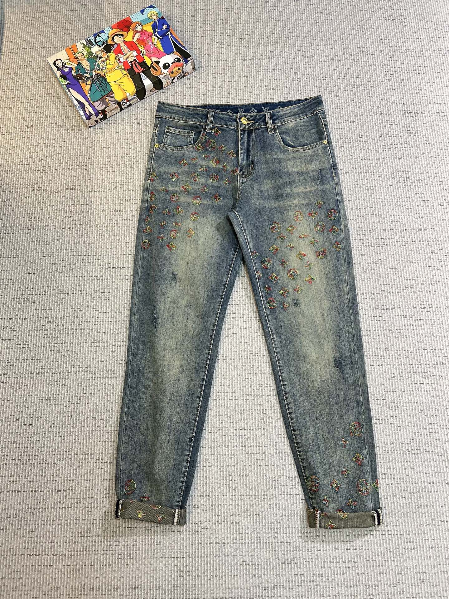 NO:521109,LV men's denim jeans, official album poster outfit style!  Customer-supplied high-quality imported denim original color fabric, specially selected Japanese Okayama pure 13oz ounce denim fabric, heavy environmentally friendly plant enzyme washing process, the texture has a light retro color, which is quite beautiful, and is very suitable for the autumn and winter color matching. The fabric is soft and delicate after washing, but has a strong bones and a little elastic, providing an excellent comfort experience. There is no damage to any craft elements throughout the body, retaining the purest tannin color!  The whole body details are so perfect, exquisite and exquisite. The latest waist leather marks highlight the brand's characteristics, and hardware accessories, leather marks, and wiring all reflect craftsmanship!  The style is perfectly tailored, and the hip lifting effect is excellent. It can easily sweep any top matching in the wardrobe. It has extensive compatibility and is satisfied with various daily outfits. It has a lot of upper body styles and must-have trousers for quality control and 1V masturbation control!  Size 29-38 (no 35.37), louis vuitton, jeans, alexander wang19860909LV 男士丹宁牛仔裤,官宣画册海报穿搭款！ 客供高级进口的丹宁原色面料,特选日本冈山纯正13oz 盎司牛仔布料,重磅环保植物酵素水洗工艺,肌理有着淡淡的复古色彩,相当漂亮,极符合秋冬的配色,面料经过水洗后柔软细腻,但筋骨感极强,且略带弹力,提供了绝佳的舒适体验,通身无任何工艺元素破坏,保留了最纯粹的丹宁本色！通身细节完美如斯,精湛且考究,最新的腰部皮标彰显了品牌特质,五金配件、皮标、走线无不体现出匠心工艺！版型剪裁完美,提臀修身效果绝佳,可轻松横扫衣橱任何的上装搭配,兼容性广泛,满足于日常各种穿搭,上身型款十足,于品质控及1V迷控者必入型裤装！ 尺码29—38（没35.37）,,louis vuitton,jeans,alexander wang,Men's clothing