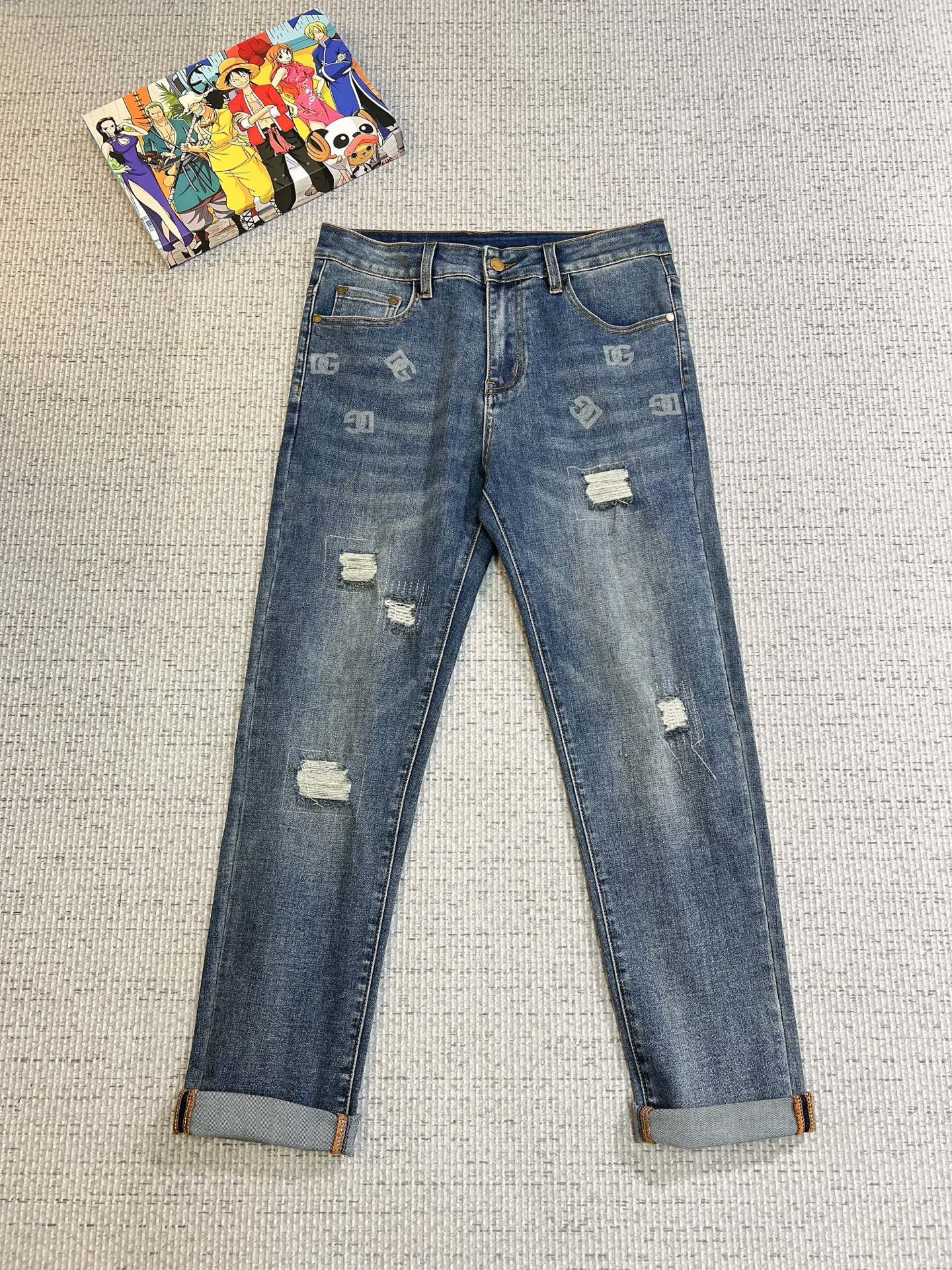 NO:521111,DG men's denim jeans, official album poster outfit style!  Customer-supplied high-quality imported denim original color fabric, specially selected Japanese Okayama pure 13oz ounce denim fabric, heavy environmentally friendly plant enzyme washing process, the texture has a light retro color, which is quite beautiful, and is very suitable for the autumn and winter color matching. The fabric is soft and delicate after washing, but has a strong bones and a little elastic, providing an excellent comfort experience. There is no damage to any craft elements throughout the body, retaining the purest tannin color!  The whole body details are so perfect, exquisite and exquisite. The latest waist leather marks highlight the brand's characteristics, and hardware accessories, leather marks, and wiring all reflect craftsmanship!  The style is perfectly tailored, and the hip lifting effect is excellent. It can easily sweep any top matching in the wardrobe. It has extensive compatibility and is satisfied with various daily outfits. It has a lot of upper body styles and must-have trousers for quality control and 1V masturbation control!  Size 29-38 (no 35.37), jeans,alexander wang19860909DG 男士丹宁牛仔裤,官宣画册海报穿搭款！ 客供高级进口的丹宁原色面料,特选日本冈山纯正13oz 盎司牛仔布料,重磅环保植物酵素水洗工艺,肌理有着淡淡的复古色彩,相当漂亮,极符合秋冬的配色,面料经过水洗后柔软细腻,但筋骨感极强,且略带弹力,提供了绝佳的舒适体验,通身无任何工艺元素破坏,保留了最纯粹的丹宁本色！通身细节完美如斯,精湛且考究,最新的腰部皮标彰显了品牌特质,五金配件、皮标、走线无不体现出匠心工艺！版型剪裁完美,提臀修身效果绝佳,可轻松横扫衣橱任何的上装搭配,兼容性广泛,满足于日常各种穿搭,上身型款十足,于品质控及1V迷控者必入型裤装！ 尺码29—38（没35.37）,,jeans,alexander wang,Men's clothing