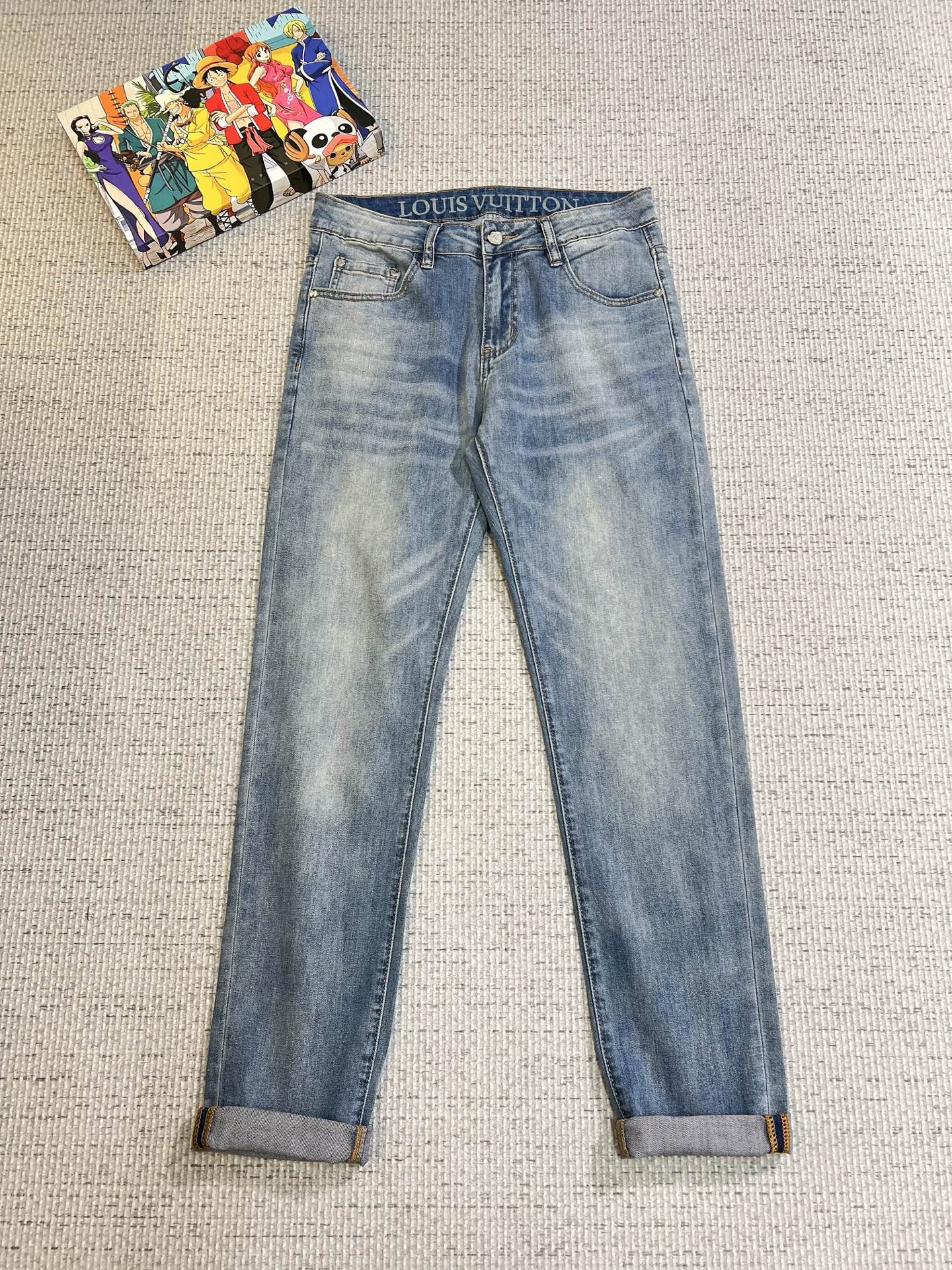 NO:521113,LV men's denim jeans, official album poster outfit style!  Customer-supplied high-quality imported denim original color fabric, specially selected Japanese Okayama pure 13oz ounce denim fabric, heavy environmentally friendly plant enzyme washing process, the texture has a light retro color, which is quite beautiful, and is very suitable for the autumn and winter color matching. The fabric is soft and delicate after washing, but has a strong bones and a little elastic, providing an excellent comfort experience. There is no damage to any craft elements throughout the body, retaining the purest tannin color!  The whole body details are so perfect, exquisite and exquisite. The latest waist leather marks highlight the brand's characteristics, and hardware accessories, leather marks, and wiring all reflect craftsmanship!  The style is perfectly tailored, and the hip lifting effect is excellent. It can easily sweep any top matching in the wardrobe. It has extensive compatibility and is satisfied with various daily outfits. It has a lot of upper body styles and must-have trousers for quality control and 1V masturbation control!  Size 29-38 (no 35.37), louis vuitton, jeans, alexander wang19860909LV 男士丹宁牛仔裤,官宣画册海报穿搭款！ 客供高级进口的丹宁原色面料,特选日本冈山纯正13oz 盎司牛仔布料,重磅环保植物酵素水洗工艺,肌理有着淡淡的复古色彩,相当漂亮,极符合秋冬的配色,面料经过水洗后柔软细腻,但筋骨感极强,且略带弹力,提供了绝佳的舒适体验,通身无任何工艺元素破坏,保留了最纯粹的丹宁本色！通身细节完美如斯,精湛且考究,最新的腰部皮标彰显了品牌特质,五金配件、皮标、走线无不体现出匠心工艺！版型剪裁完美,提臀修身效果绝佳,可轻松横扫衣橱任何的上装搭配,兼容性广泛,满足于日常各种穿搭,上身型款十足,于品质控及1V迷控者必入型裤装！ 尺码29—38（没35.37）,,louis vuitton,jeans,alexander wang,Men's clothing