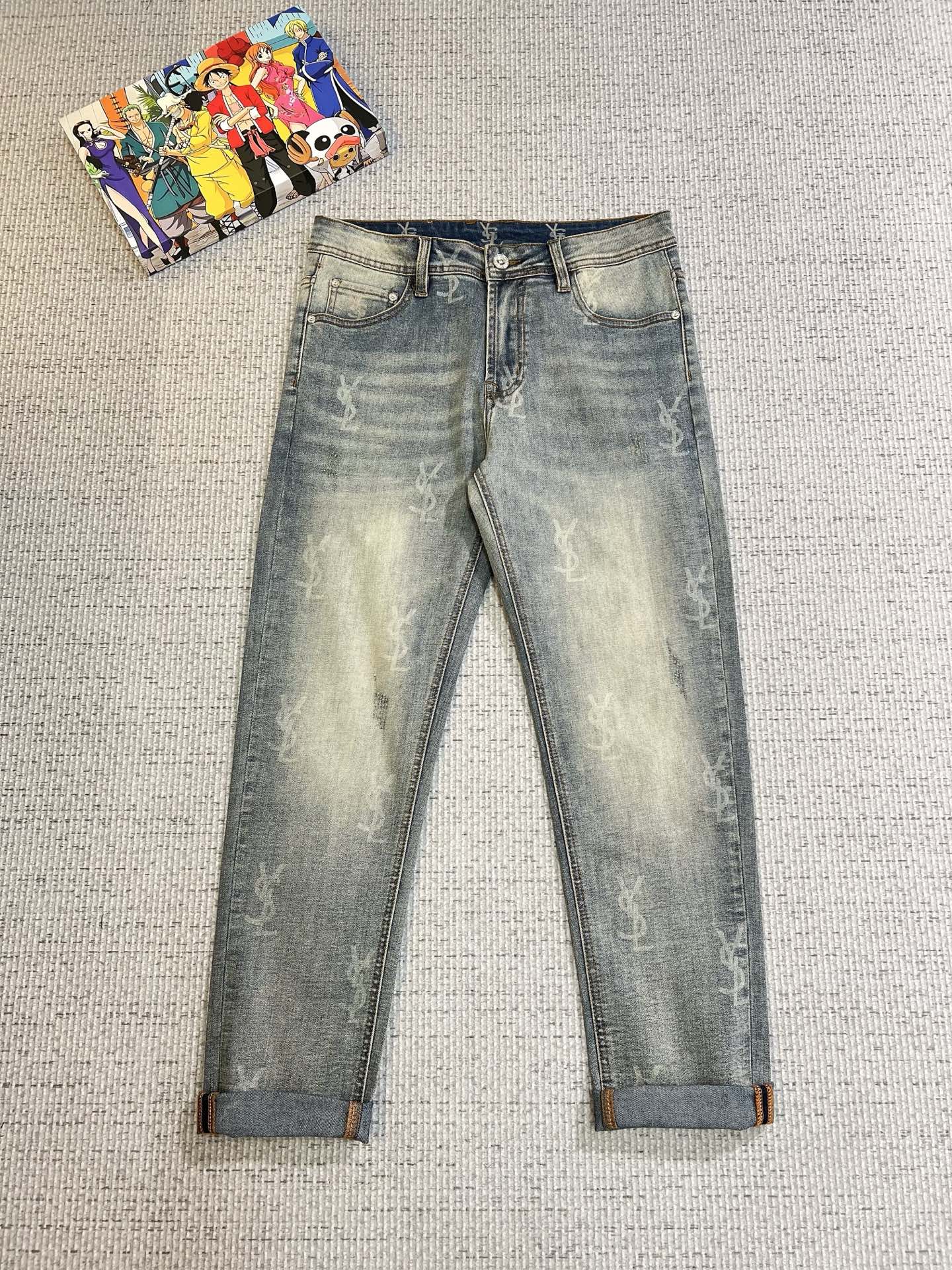 NO:521115,Saint Laurent men's denim jeans, official album poster outfit style!  Customer-supplied high-quality imported denim original color fabric, specially selected Japanese Okayama pure 13oz ounce denim fabric, heavy environmentally friendly plant enzyme washing process, the texture has a light retro color, which is quite beautiful, and is very suitable for the autumn and winter color matching. The fabric is soft and delicate after washing, but has a strong bones and a little elastic, providing an excellent comfort experience. There is no damage to any craft elements throughout the body, retaining the purest tannin color!  The whole body details are so perfect, exquisite and exquisite. The latest waist leather marks highlight the brand's characteristics, and hardware accessories, leather marks, and wiring all reflect craftsmanship!  The style is perfectly tailored, and the hip lifting effect is excellent. It can easily sweep any top matching in the wardrobe. It has extensive compatibility and is satisfied with various daily outfits. It has a lot of upper body styles and must-have trousers for quality control and 1V masturbation control!  Size 29-38 (no 35.37), saint laurent,jeans,alexander wang19860909圣罗兰 男士丹宁牛仔裤,官宣画册海报穿搭款！ 客供高级进口的丹宁原色面料,特选日本冈山纯正13oz 盎司牛仔布料,重磅环保植物酵素水洗工艺,肌理有着淡淡的复古色彩,相当漂亮,极符合秋冬的配色,面料经过水洗后柔软细腻,但筋骨感极强,且略带弹力,提供了绝佳的舒适体验,通身无任何工艺元素破坏,保留了最纯粹的丹宁本色！通身细节完美如斯,精湛且考究,最新的腰部皮标彰显了品牌特质,五金配件、皮标、走线无不体现出匠心工艺！版型剪裁完美,提臀修身效果绝佳,可轻松横扫衣橱任何的上装搭配,兼容性广泛,满足于日常各种穿搭,上身型款十足,于品质控及1V迷控者必入型裤装！ 尺码29—38（没35.37）,,saint laurent,jeans,alexander wang,Men's clothing