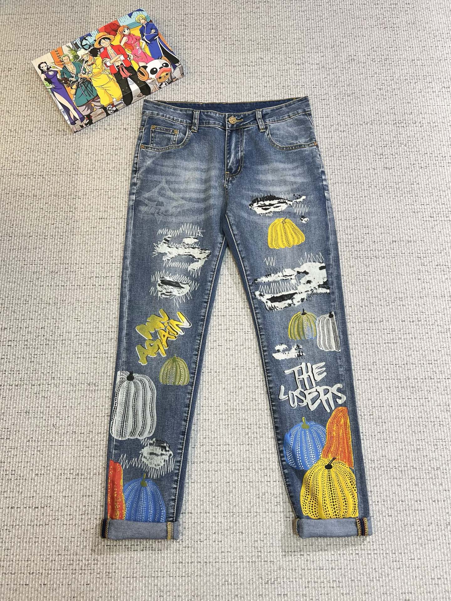 NO:521117,LV men's denim jeans, official album poster outfit style!  Customer-supplied high-quality imported denim original color fabric, specially selected Japanese Okayama pure 13oz ounce denim fabric, heavy environmentally friendly plant enzyme washing process, the texture has a light retro color, which is quite beautiful, and is very suitable for the autumn and winter color matching. The fabric is soft and delicate after washing, but has a strong bones and a little elastic, providing an excellent comfort experience. There is no damage to any craft elements throughout the body, retaining the purest tannin color!  The whole body details are so perfect, exquisite and exquisite. The latest waist leather marks highlight the brand's characteristics, and hardware accessories, leather marks, and wiring all reflect craftsmanship!  The style is perfectly tailored, and the hip lifting effect is excellent. It can easily sweep any top matching in the wardrobe. It has extensive compatibility and is satisfied with various daily outfits. It has a lot of upper body styles and must-have trousers for quality control and 1V masturbation control!  Size 29-38 (no 35.37), louis vuitton, jeans, alexander wang19860909LV 男士丹宁牛仔裤,官宣画册海报穿搭款！ 客供高级进口的丹宁原色面料,特选日本冈山纯正13oz 盎司牛仔布料,重磅环保植物酵素水洗工艺,肌理有着淡淡的复古色彩,相当漂亮,极符合秋冬的配色,面料经过水洗后柔软细腻,但筋骨感极强,且略带弹力,提供了绝佳的舒适体验,通身无任何工艺元素破坏,保留了最纯粹的丹宁本色！通身细节完美如斯,精湛且考究,最新的腰部皮标彰显了品牌特质,五金配件、皮标、走线无不体现出匠心工艺！版型剪裁完美,提臀修身效果绝佳,可轻松横扫衣橱任何的上装搭配,兼容性广泛,满足于日常各种穿搭,上身型款十足,于品质控及1V迷控者必入型裤装！ 尺码29—38（没35.37）,,louis vuitton,jeans,alexander wang,Men's clothing