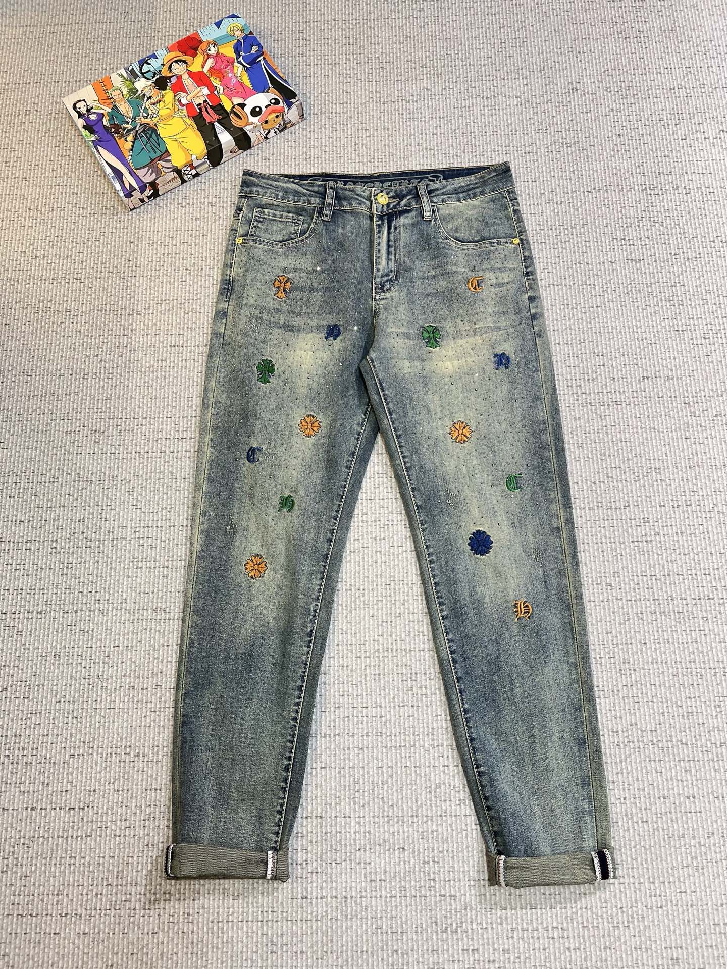 NO:521119,Croxin Men's denim jeans, official album poster outfit style!  Customer-supplied high-quality imported denim original color fabric, specially selected Japanese Okayama pure 13oz ounce denim fabric, heavy environmentally friendly plant enzyme washing process, the texture has a light retro color, which is quite beautiful, and is very suitable for the autumn and winter color matching. The fabric is soft and delicate after washing, but has a strong bones and a little elastic, providing an excellent comfort experience. There is no damage to any craft elements throughout the body, retaining the purest tannin color!  The whole body details are so perfect, exquisite and exquisite. The latest waist leather marks highlight the brand's characteristics, and hardware accessories, leather marks, and wiring all reflect craftsmanship!  The style is perfectly tailored, and the hip lifting effect is excellent. It can easily sweep any top matching in the wardrobe. It has extensive compatibility and is satisfied with various daily outfits. It has a lot of upper body styles and must-have trousers for quality control and 1V masturbation control!  Size 29-38 (no 35.37), Chrome hearts, jeans, alexander wang19860909克罗心 男士丹宁牛仔裤,官宣画册海报穿搭款！ 客供高级进口的丹宁原色面料,特选日本冈山纯正13oz 盎司牛仔布料,重磅环保植物酵素水洗工艺,肌理有着淡淡的复古色彩,相当漂亮,极符合秋冬的配色,面料经过水洗后柔软细腻,但筋骨感极强,且略带弹力,提供了绝佳的舒适体验,通身无任何工艺元素破坏,保留了最纯粹的丹宁本色！通身细节完美如斯,精湛且考究,最新的腰部皮标彰显了品牌特质,五金配件、皮标、走线无不体现出匠心工艺！版型剪裁完美,提臀修身效果绝佳,可轻松横扫衣橱任何的上装搭配,兼容性广泛,满足于日常各种穿搭,上身型款十足,于品质控及1V迷控者必入型裤装！ 尺码29—38（没35.37）,,chrome hearts,jeans,alexander wang,Men's clothing