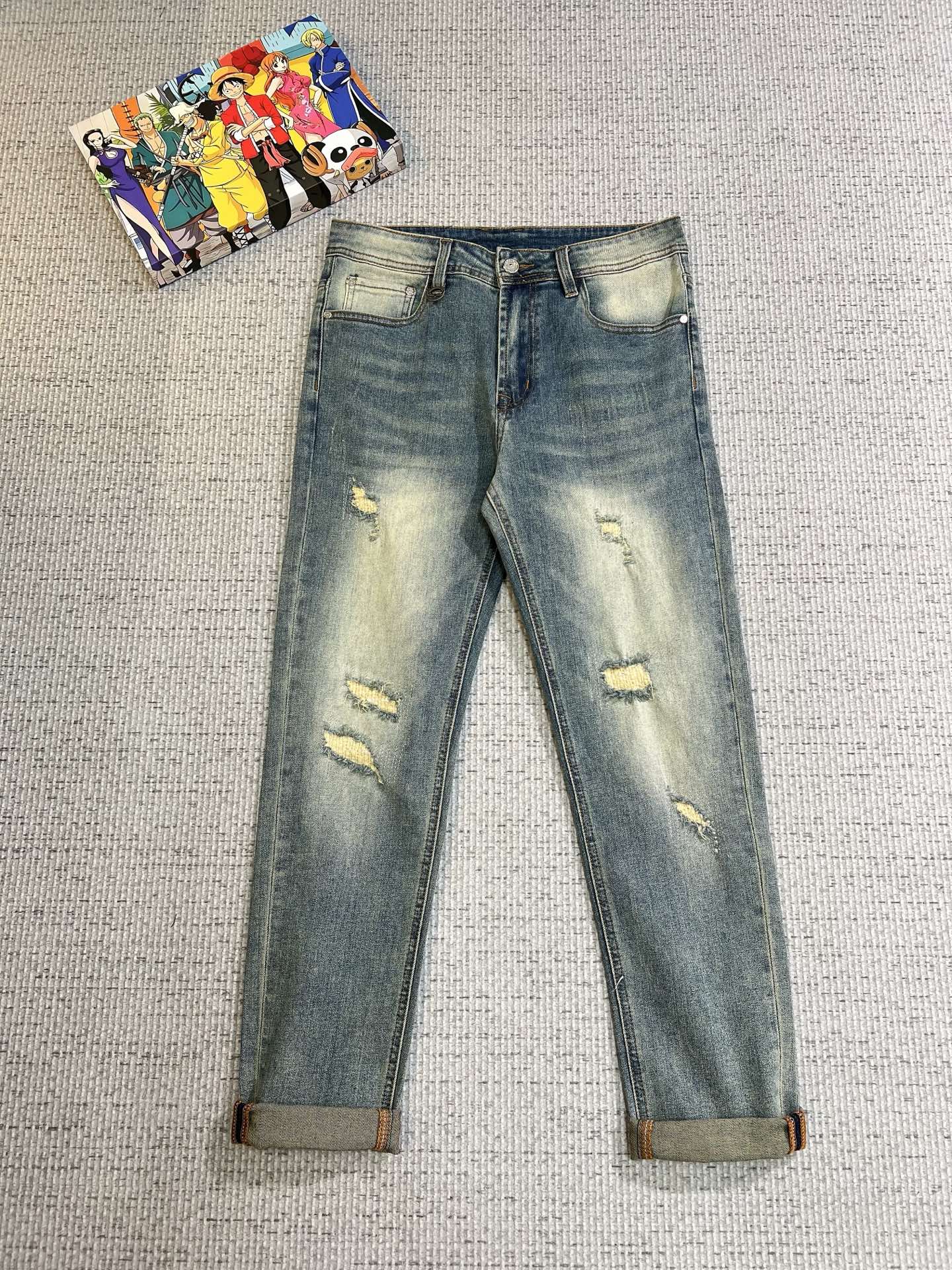 NO:521123,FENDI Men's denim jeans, official album poster outfit style!  Customer-supplied high-quality imported denim original color fabric, specially selected Japanese Okayama pure 13oz ounce denim fabric, heavy environmentally friendly plant enzyme washing process, the texture has a light retro color, which is quite beautiful, and is very suitable for the autumn and winter color matching. The fabric is soft and delicate after washing, but has a strong bones and a little elastic, providing an excellent comfort experience. There is no damage to any craft elements throughout the body, retaining the purest tannin color!  The whole body details are so perfect, exquisite and exquisite. The latest waist leather marks highlight the brand's characteristics, and hardware accessories, leather marks, and wiring all reflect craftsmanship!  The style is perfectly tailored, and the hip lifting effect is excellent. It can easily sweep any top matching in the wardrobe. It has extensive compatibility and is satisfied with various daily outfits. It has a lot of upper body styles and must-have trousers for quality control and 1V masturbation control!  Size 29-38 (no 35.37), fendi, fendi, jeans, alexander wang19860909FENDI 芬迪 男士丹宁牛仔裤,官宣画册海报穿搭款！ 客供高级进口的丹宁原色面料,特选日本冈山纯正13oz 盎司牛仔布料,重磅环保植物酵素水洗工艺,肌理有着淡淡的复古色彩,相当漂亮,极符合秋冬的配色,面料经过水洗后柔软细腻,但筋骨感极强,且略带弹力,提供了绝佳的舒适体验,通身无任何工艺元素破坏,保留了最纯粹的丹宁本色！通身细节完美如斯,精湛且考究,最新的腰部皮标彰显了品牌特质,五金配件、皮标、走线无不体现出匠心工艺！版型剪裁完美,提臀修身效果绝佳,可轻松横扫衣橱任何的上装搭配,兼容性广泛,满足于日常各种穿搭,上身型款十足,于品质控及1V迷控者必入型裤装！ 尺码29—38（没35.37）,,fendi,fendi,jeans,alexander wang,Men's clothing