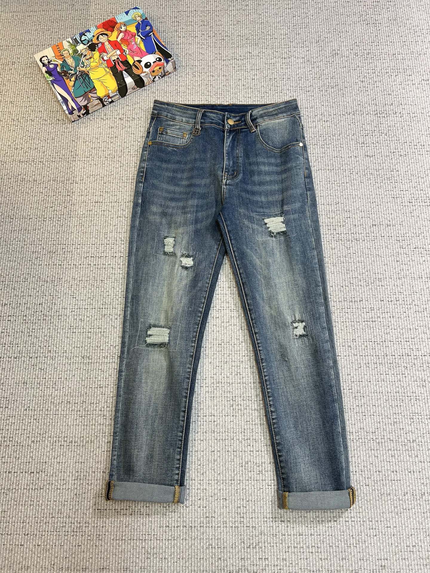 NO:521106,PRADA men's denim jeans, official album poster outfit style!  Customer-supplied high-quality imported denim original color fabric, specially selected Japanese Okayama pure 13oz ounce denim fabric, heavy environmentally friendly plant enzyme washing process, the texture has a light retro color, which is quite beautiful, and is very suitable for the autumn and winter color matching. The fabric is soft and delicate after washing, but has a strong bones and a little elastic, providing an excellent comfort experience. There is no damage to any craft elements throughout the body, retaining the purest tannin color!  The whole body details are so perfect, exquisite and exquisite. The latest waist leather marks highlight the brand's characteristics, and hardware accessories, leather marks, and wiring all reflect craftsmanship!  The style is perfectly tailored, and the hip lifting effect is excellent. It can easily sweep any top matching in the wardrobe. It has extensive compatibility and is satisfied with various daily outfits. It has a lot of upper body styles and must-have trousers for quality control and 1V masturbation control!  Size 29-38 (no 35.37), prada, prada, jeans, alexander wang19860909PRADA 普拉达 男士丹宁牛仔裤,官宣画册海报穿搭款！ 客供高级进口的丹宁原色面料,特选日本冈山纯正13oz 盎司牛仔布料,重磅环保植物酵素水洗工艺,肌理有着淡淡的复古色彩,相当漂亮,极符合秋冬的配色,面料经过水洗后柔软细腻,但筋骨感极强,且略带弹力,提供了绝佳的舒适体验,通身无任何工艺元素破坏,保留了最纯粹的丹宁本色！通身细节完美如斯,精湛且考究,最新的腰部皮标彰显了品牌特质,五金配件、皮标、走线无不体现出匠心工艺！版型剪裁完美,提臀修身效果绝佳,可轻松横扫衣橱任何的上装搭配,兼容性广泛,满足于日常各种穿搭,上身型款十足,于品质控及1V迷控者必入型裤装！ 尺码29—38（没35.37）,,prada,prada,jeans,alexander wang,Men's clothing