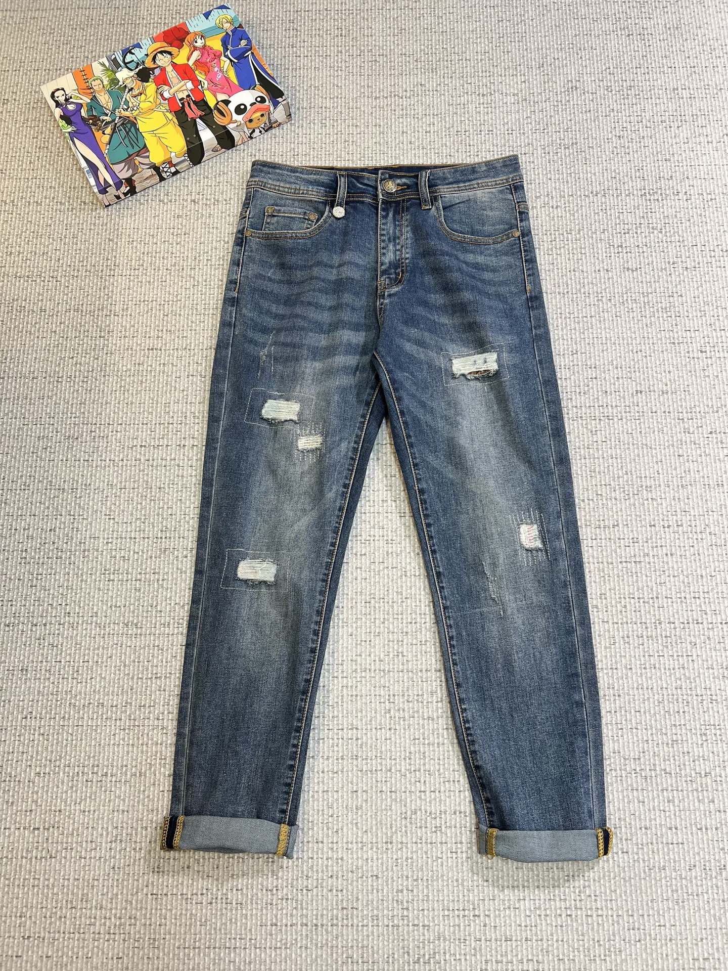 NO:521108,Burberry men's denim jeans, official album poster outfits!  Customer-supplied high-quality imported denim original color fabric, specially selected Japanese Okayama pure 13oz ounce denim fabric, heavy environmentally friendly plant enzyme washing process, the texture has a light retro color, which is quite beautiful, and is very suitable for the autumn and winter color matching. The fabric is soft and delicate after washing, but has a strong bones and a little elastic, providing an excellent comfort experience. There is no damage to any craft elements throughout the body, retaining the purest tannin color!  The whole body details are so perfect, exquisite and exquisite. The latest waist leather marks highlight the brand's characteristics, and hardware accessories, leather marks, and wiring all reflect craftsmanship!  The style is perfectly tailored, and the hip lifting effect is excellent. It can easily sweep any top matching in the wardrobe. It has extensive compatibility and is satisfied with various daily outfits. It has a lot of upper body styles and must-have trousers for quality control and 1V masturbation control!  Size 29-38 (no 35.37), Burberry, Burberry, Jeans, Alexander wang19860909Burberry 巴宝莉 男士丹宁牛仔裤,官宣画册海报穿搭款！ 客供高级进口的丹宁原色面料,特选日本冈山纯正13oz 盎司牛仔布料,重磅环保植物酵素水洗工艺,肌理有着淡淡的复古色彩,相当漂亮,极符合秋冬的配色,面料经过水洗后柔软细腻,但筋骨感极强,且略带弹力,提供了绝佳的舒适体验,通身无任何工艺元素破坏,保留了最纯粹的丹宁本色！通身细节完美如斯,精湛且考究,最新的腰部皮标彰显了品牌特质,五金配件、皮标、走线无不体现出匠心工艺！版型剪裁完美,提臀修身效果绝佳,可轻松横扫衣橱任何的上装搭配,兼容性广泛,满足于日常各种穿搭,上身型款十足,于品质控及1V迷控者必入型裤装！ 尺码29—38（没35.37）,,burberry,burberry,jeans,alexander wang,Men's clothing