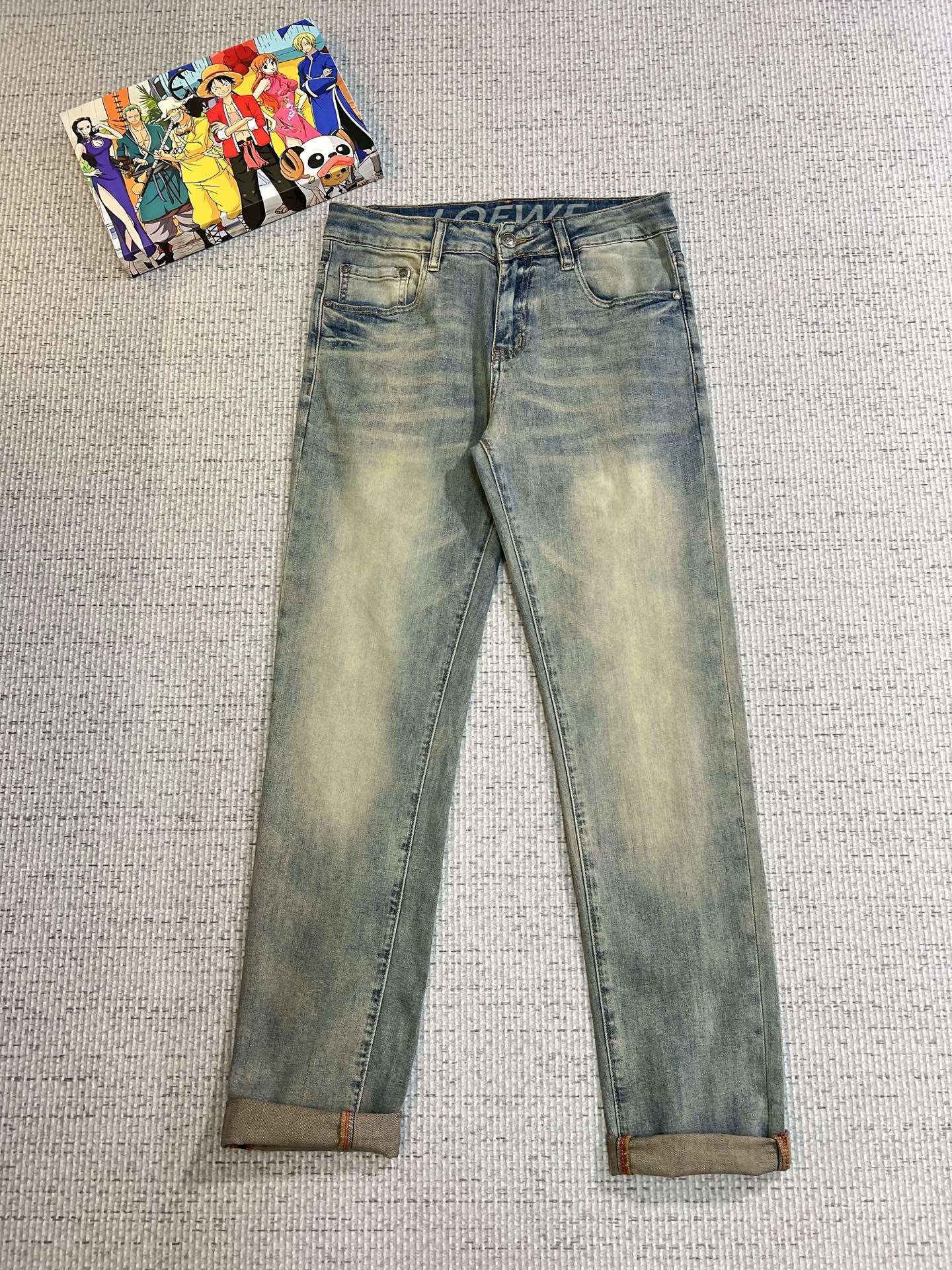 NO:521110,Luo Yiwei Men's denim jeans, official album poster outfit style!  Customer-supplied high-quality imported denim original color fabric, specially selected Japanese Okayama pure 13oz ounce denim fabric, heavy environmentally friendly plant enzyme washing process, the texture has a light retro color, which is quite beautiful, and is very suitable for the autumn and winter color matching. The fabric is soft and delicate after washing, but has a strong bones and a little elastic, providing an excellent comfort experience. There is no damage to any craft elements throughout the body, retaining the purest tannin color!  The whole body details are so perfect, exquisite and exquisite. The latest waist leather marks highlight the brand's characteristics, and hardware accessories, leather marks, and wiring all reflect craftsmanship!  The style is perfectly tailored, and the hip lifting effect is excellent. It can easily sweep any top matching in the wardrobe. It has extensive compatibility and is satisfied with various daily outfits. It has a lot of upper body styles and must-have trousers for quality control and 1V masturbation control!  Size 29-38 (no 35.37), loewe, jeans, alexander wang19860909罗意威 男士丹宁牛仔裤,官宣画册海报穿搭款！ 客供高级进口的丹宁原色面料,特选日本冈山纯正13oz 盎司牛仔布料,重磅环保植物酵素水洗工艺,肌理有着淡淡的复古色彩,相当漂亮,极符合秋冬的配色,面料经过水洗后柔软细腻,但筋骨感极强,且略带弹力,提供了绝佳的舒适体验,通身无任何工艺元素破坏,保留了最纯粹的丹宁本色！通身细节完美如斯,精湛且考究,最新的腰部皮标彰显了品牌特质,五金配件、皮标、走线无不体现出匠心工艺！版型剪裁完美,提臀修身效果绝佳,可轻松横扫衣橱任何的上装搭配,兼容性广泛,满足于日常各种穿搭,上身型款十足,于品质控及1V迷控者必入型裤装！ 尺码29—38（没35.37）,,loewe,jeans,alexander wang,Men's clothing