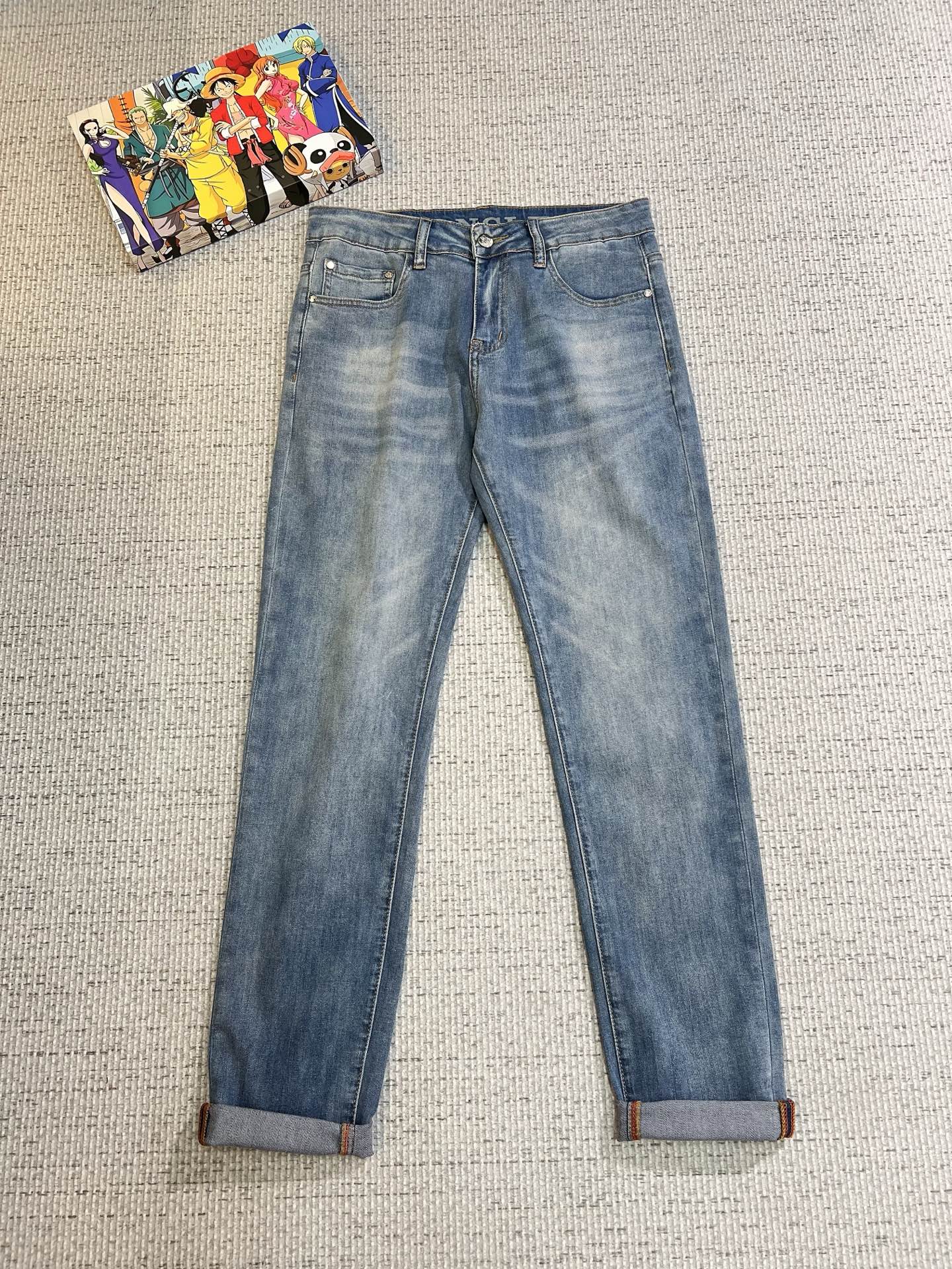 NO:521112,Men's denim jeans, official album poster outfit style!  Customer-supplied high-quality imported denim original color fabric, specially selected Japanese Okayama pure 13oz ounce denim fabric, heavy environmentally friendly plant enzyme washing process, the texture has a light retro color, which is quite beautiful, and is very suitable for the autumn and winter color matching. The fabric is soft and delicate after washing, but has a strong bones and a little elastic, providing an excellent comfort experience. There is no damage to any craft elements throughout the body, retaining the purest tannin color!  The whole body details are so perfect, exquisite and exquisite. The latest waist leather marks highlight the brand's characteristics, and hardware accessories, leather marks, and wiring all reflect craftsmanship!  The style is perfectly tailored, and the hip lifting effect is excellent. It can easily sweep any top matching in the wardrobe. It has extensive compatibility and is satisfied with various daily outfits. It has a lot of upper body styles and must-have trousers for quality control and 1V masturbation control!  Size 29-38 (no 35.37), Moncler, jeans, alexander wang19860909蒙口 男士丹宁牛仔裤,官宣画册海报穿搭款！ 客供高级进口的丹宁原色面料,特选日本冈山纯正13oz 盎司牛仔布料,重磅环保植物酵素水洗工艺,肌理有着淡淡的复古色彩,相当漂亮,极符合秋冬的配色,面料经过水洗后柔软细腻,但筋骨感极强,且略带弹力,提供了绝佳的舒适体验,通身无任何工艺元素破坏,保留了最纯粹的丹宁本色！通身细节完美如斯,精湛且考究,最新的腰部皮标彰显了品牌特质,五金配件、皮标、走线无不体现出匠心工艺！版型剪裁完美,提臀修身效果绝佳,可轻松横扫衣橱任何的上装搭配,兼容性广泛,满足于日常各种穿搭,上身型款十足,于品质控及1V迷控者必入型裤装！ 尺码29—38（没35.37）,,Moncler,jeans,alexander wang,Men's clothing