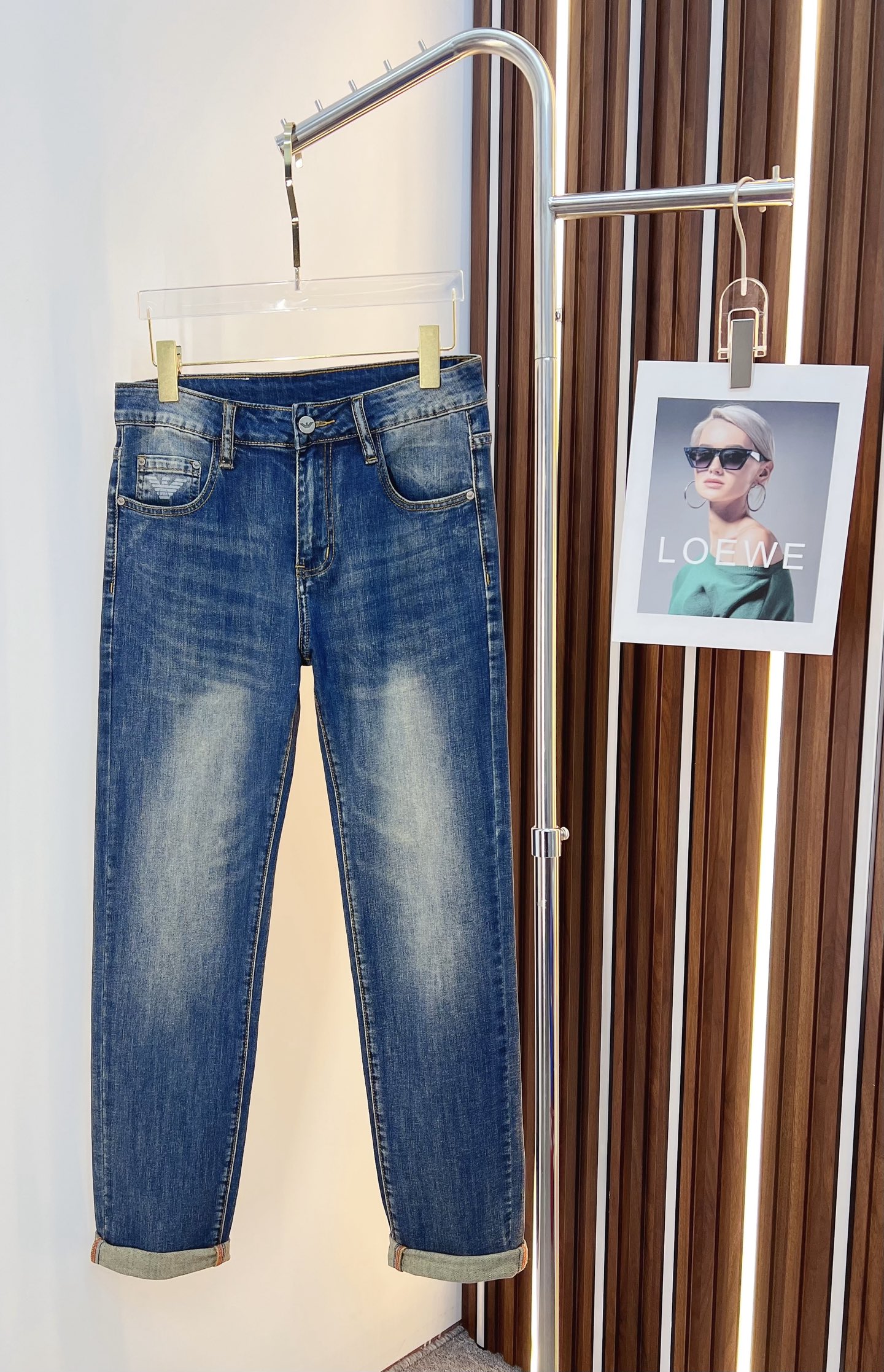 NO:525429,Armani Men's denim jeans, official album poster outfit!  Customer-supplied high-quality imported denim original color fabric, specially selected Japanese Okayama pure 13oz ounce denim fabric, heavy environmentally friendly plant enzyme washing process, the texture has a light retro color, which is quite beautiful, and is very suitable for the autumn and winter color matching. The fabric is soft and delicate after washing, but has a strong bones and a little elastic, providing an excellent comfort experience. There is no damage to any craft elements throughout the body, retaining the purest tannin color!  The whole body details are so perfect, exquisite and exquisite. The latest waist leather marks highlight the brand's characteristics, and hardware accessories, leather marks, and wiring all reflect craftsmanship!  The style is perfectly tailored, and the hip lifting effect is excellent. It can easily sweep any top matching in the wardrobe. It has extensive compatibility and is satisfied with various daily outfits. It has a lot of upper body styles and must-have trousers for quality control and 1V masturbation control!  Size 29-38 (no 35.37), Armani, Armani, Jeans, Alexander wang19860909Armani 阿玛尼 男士丹宁牛仔裤,官宣画册海报穿搭款！ 客供高级进口的丹宁原色面料,特选日本冈山纯正13oz 盎司牛仔布料,重磅环保植物酵素水洗工艺,肌理有着淡淡的复古色彩,相当漂亮,极符合秋冬的配色,面料经过水洗后柔软细腻,但筋骨感极强,且略带弹力,提供了绝佳的舒适体验,通身无任何工艺元素破坏,保留了最纯粹的丹宁本色！通身细节完美如斯,精湛且考究,最新的腰部皮标彰显了品牌特质,五金配件、皮标、走线无不体现出匠心工艺！版型剪裁完美,提臀修身效果绝佳,可轻松横扫衣橱任何的上装搭配,兼容性广泛,满足于日常各种穿搭,上身型款十足,于品质控及1V迷控者必入型裤装！ 尺码29—38（没35.37）,,armani,armani,jeans,alexander wang,Men's clothing