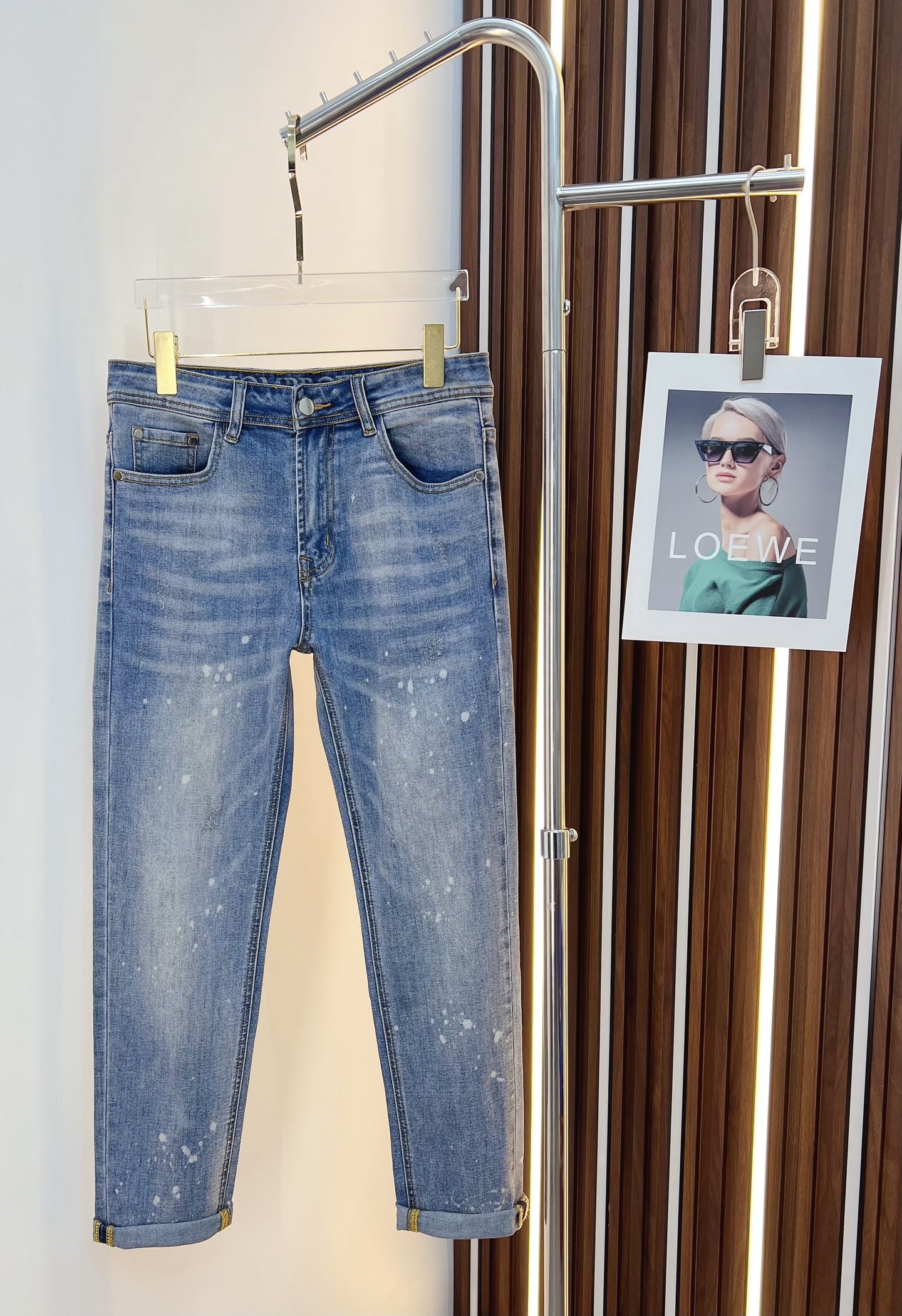 NO:525432,TB men's denim jeans, official album poster outfit style!  Customer-supplied high-quality imported denim original color fabric, specially selected Japanese Okayama pure 13oz ounce denim fabric, heavy environmentally friendly plant enzyme washing process, the texture has a light retro color, which is quite beautiful, and is very suitable for the autumn and winter color matching. The fabric is soft and delicate after washing, but has a strong bones and a little elastic, providing an excellent comfort experience. There is no damage to any craft elements throughout the body, retaining the purest tannin color!  The whole body details are so perfect, exquisite and exquisite. The latest waist leather marks highlight the brand's characteristics, and hardware accessories, leather marks, and wiring all reflect craftsmanship!  The style is perfectly tailored, and the hip lifting effect is excellent. It can easily sweep any top matching in the wardrobe. It has extensive compatibility and is satisfied with various daily outfits. It has a lot of upper body styles and must-have trousers for quality control and 1V masturbation control!  Size 29-38 (no 35.37), jeans,alexander wang19860909TB 男士丹宁牛仔裤,官宣画册海报穿搭款！ 客供高级进口的丹宁原色面料,特选日本冈山纯正13oz 盎司牛仔布料,重磅环保植物酵素水洗工艺,肌理有着淡淡的复古色彩,相当漂亮,极符合秋冬的配色,面料经过水洗后柔软细腻,但筋骨感极强,且略带弹力,提供了绝佳的舒适体验,通身无任何工艺元素破坏,保留了最纯粹的丹宁本色！通身细节完美如斯,精湛且考究,最新的腰部皮标彰显了品牌特质,五金配件、皮标、走线无不体现出匠心工艺！版型剪裁完美,提臀修身效果绝佳,可轻松横扫衣橱任何的上装搭配,兼容性广泛,满足于日常各种穿搭,上身型款十足,于品质控及1V迷控者必入型裤装！ 尺码29—38（没35.37）,,jeans,alexander wang,Men's clothing