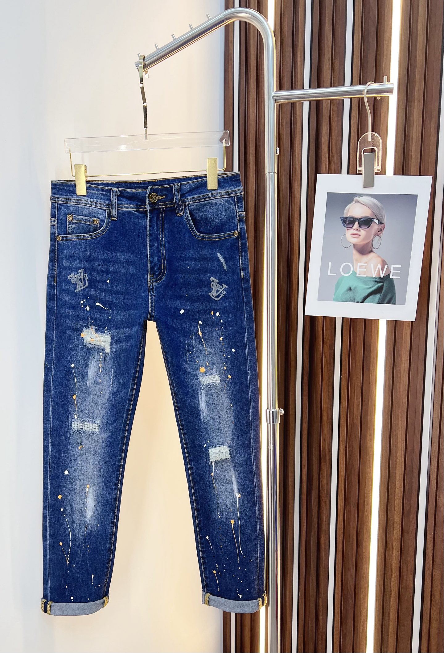NO:525435,LV men's denim jeans, official album poster outfit style!  Customer-supplied high-quality imported denim original color fabric, specially selected Japanese Okayama pure 13oz ounce denim fabric, heavy environmentally friendly plant enzyme washing process, the texture has a light retro color, which is quite beautiful, and is very suitable for the autumn and winter color matching. The fabric is soft and delicate after washing, but has a strong bones and a little elastic, providing an excellent comfort experience. There is no damage to any craft elements throughout the body, retaining the purest tannin color!  The whole body details are so perfect, exquisite and exquisite. The latest waist leather marks highlight the brand's characteristics, and hardware accessories, leather marks, and wiring all reflect craftsmanship!  The style is perfectly tailored, and the hip lifting effect is excellent. It can easily sweep any top matching in the wardrobe. It has extensive compatibility and is satisfied with various daily outfits. It has a lot of upper body styles and must-have trousers for quality control and 1V masturbation control!  Size 29-38 (no 35.37), louis vuitton, jeans, alexander wang19860909LV 男士丹宁牛仔裤,官宣画册海报穿搭款！ 客供高级进口的丹宁原色面料,特选日本冈山纯正13oz 盎司牛仔布料,重磅环保植物酵素水洗工艺,肌理有着淡淡的复古色彩,相当漂亮,极符合秋冬的配色,面料经过水洗后柔软细腻,但筋骨感极强,且略带弹力,提供了绝佳的舒适体验,通身无任何工艺元素破坏,保留了最纯粹的丹宁本色！通身细节完美如斯,精湛且考究,最新的腰部皮标彰显了品牌特质,五金配件、皮标、走线无不体现出匠心工艺！版型剪裁完美,提臀修身效果绝佳,可轻松横扫衣橱任何的上装搭配,兼容性广泛,满足于日常各种穿搭,上身型款十足,于品质控及1V迷控者必入型裤装！ 尺码29—38（没35.37）,,louis vuitton,jeans,alexander wang,Men's clothing