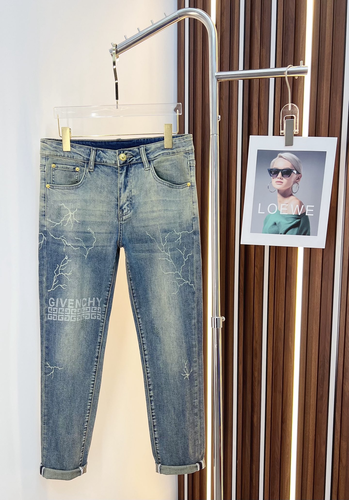 NO:525438,Givenchy men's denim jeans, official album poster outfits!  Customer-supplied high-quality imported denim original color fabric, specially selected Japanese Okayama pure 13oz ounce denim fabric, heavy environmentally friendly plant enzyme washing process, the texture has a light retro color, which is quite beautiful, and is very suitable for the autumn and winter color matching. The fabric is soft and delicate after washing, but has a strong bones and a little elastic, providing an excellent comfort experience. There is no damage to any craft elements throughout the body, retaining the purest tannin color!  The whole body details are so perfect, exquisite and exquisite. The latest waist leather marks highlight the brand's characteristics, and hardware accessories, leather marks, and wiring all reflect craftsmanship!  The style is perfectly tailored, and the hip lifting effect is excellent. It can easily sweep any top matching in the wardrobe. It has extensive compatibility and is satisfied with various daily outfits. It has a lot of upper body styles and must-have trousers for quality control and 1V masturbation control!  Size 29-38 (not 35.37), given jeans, alexander wang19860909纪梵希 男士丹宁牛仔裤,官宣画册海报穿搭款！ 客供高级进口的丹宁原色面料,特选日本冈山纯正13oz 盎司牛仔布料,重磅环保植物酵素水洗工艺,肌理有着淡淡的复古色彩,相当漂亮,极符合秋冬的配色,面料经过水洗后柔软细腻,但筋骨感极强,且略带弹力,提供了绝佳的舒适体验,通身无任何工艺元素破坏,保留了最纯粹的丹宁本色！通身细节完美如斯,精湛且考究,最新的腰部皮标彰显了品牌特质,五金配件、皮标、走线无不体现出匠心工艺！版型剪裁完美,提臀修身效果绝佳,可轻松横扫衣橱任何的上装搭配,兼容性广泛,满足于日常各种穿搭,上身型款十足,于品质控及1V迷控者必入型裤装！ 尺码29—38（没35.37）,,givenchy,jeans,alexander wang,Men's clothing