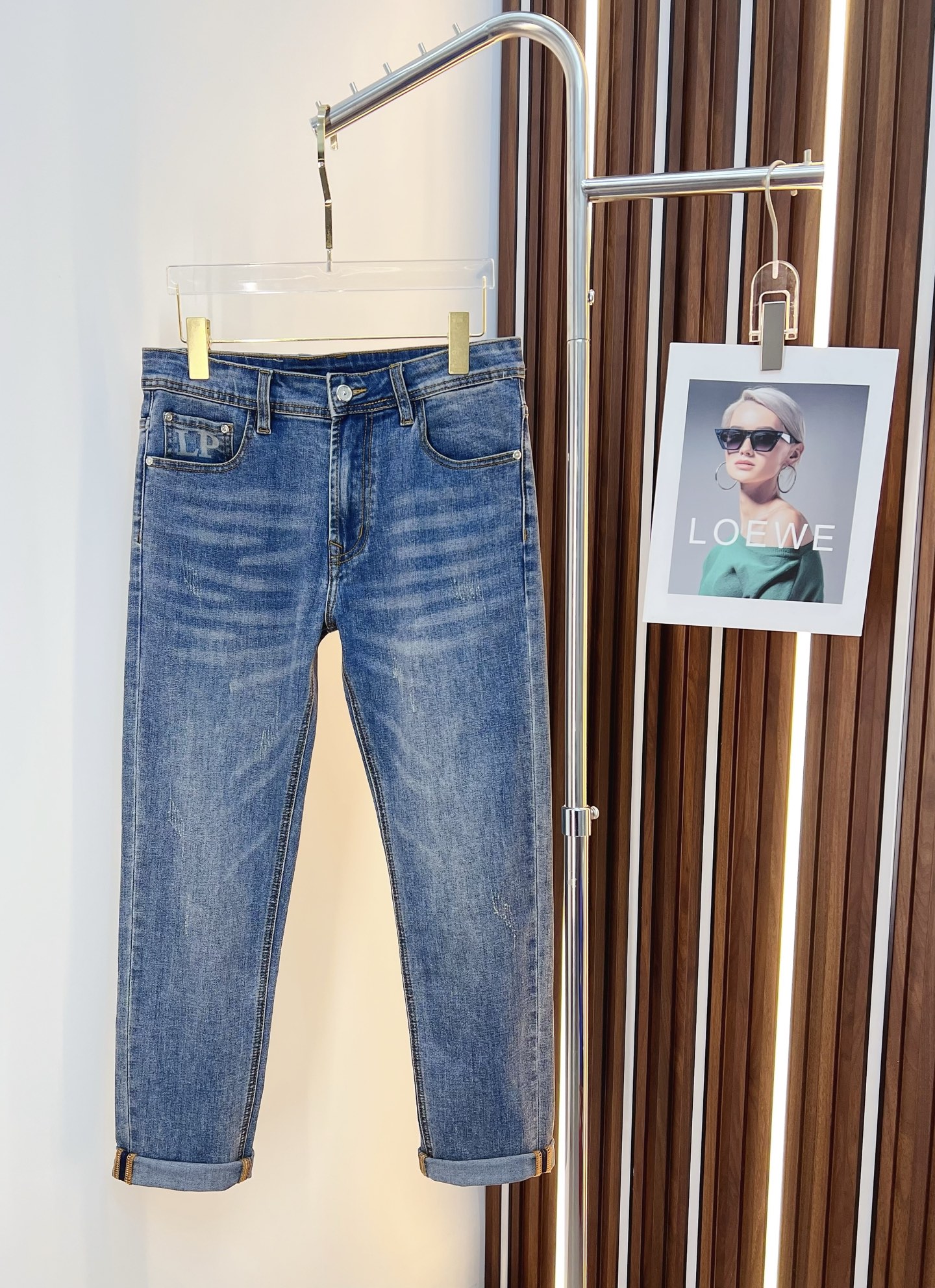NO:525441,LP men's denim jeans, official album poster outfit style!  Customer-supplied high-quality imported denim original color fabric, specially selected Japanese Okayama pure 13oz ounce denim fabric, heavy environmentally friendly plant enzyme washing process, the texture has a light retro color, which is quite beautiful, and is very suitable for the autumn and winter color matching. The fabric is soft and delicate after washing, but has a strong bones and a little elastic, providing an excellent comfort experience. There is no damage to any craft elements throughout the body, retaining the purest tannin color!  The whole body details are so perfect, exquisite and exquisite. The latest waist leather marks highlight the brand's characteristics, and hardware accessories, leather marks, and wiring all reflect craftsmanship!  The style is perfectly tailored, and the hip lifting effect is excellent. It can easily sweep any top matching in the wardrobe. It has extensive compatibility and is satisfied with various daily outfits. It has a lot of upper body styles and must-have trousers for quality control and 1V masturbation control!  Size 29-38 (no 35.37), loro piana, jeans, alexander wang19860909LP 男士丹宁牛仔裤,官宣画册海报穿搭款！ 客供高级进口的丹宁原色面料,特选日本冈山纯正13oz 盎司牛仔布料,重磅环保植物酵素水洗工艺,肌理有着淡淡的复古色彩,相当漂亮,极符合秋冬的配色,面料经过水洗后柔软细腻,但筋骨感极强,且略带弹力,提供了绝佳的舒适体验,通身无任何工艺元素破坏,保留了最纯粹的丹宁本色！通身细节完美如斯,精湛且考究,最新的腰部皮标彰显了品牌特质,五金配件、皮标、走线无不体现出匠心工艺！版型剪裁完美,提臀修身效果绝佳,可轻松横扫衣橱任何的上装搭配,兼容性广泛,满足于日常各种穿搭,上身型款十足,于品质控及1V迷控者必入型裤装！ 尺码29—38（没35.37）,,loro piana,jeans,alexander wang,Men's clothing