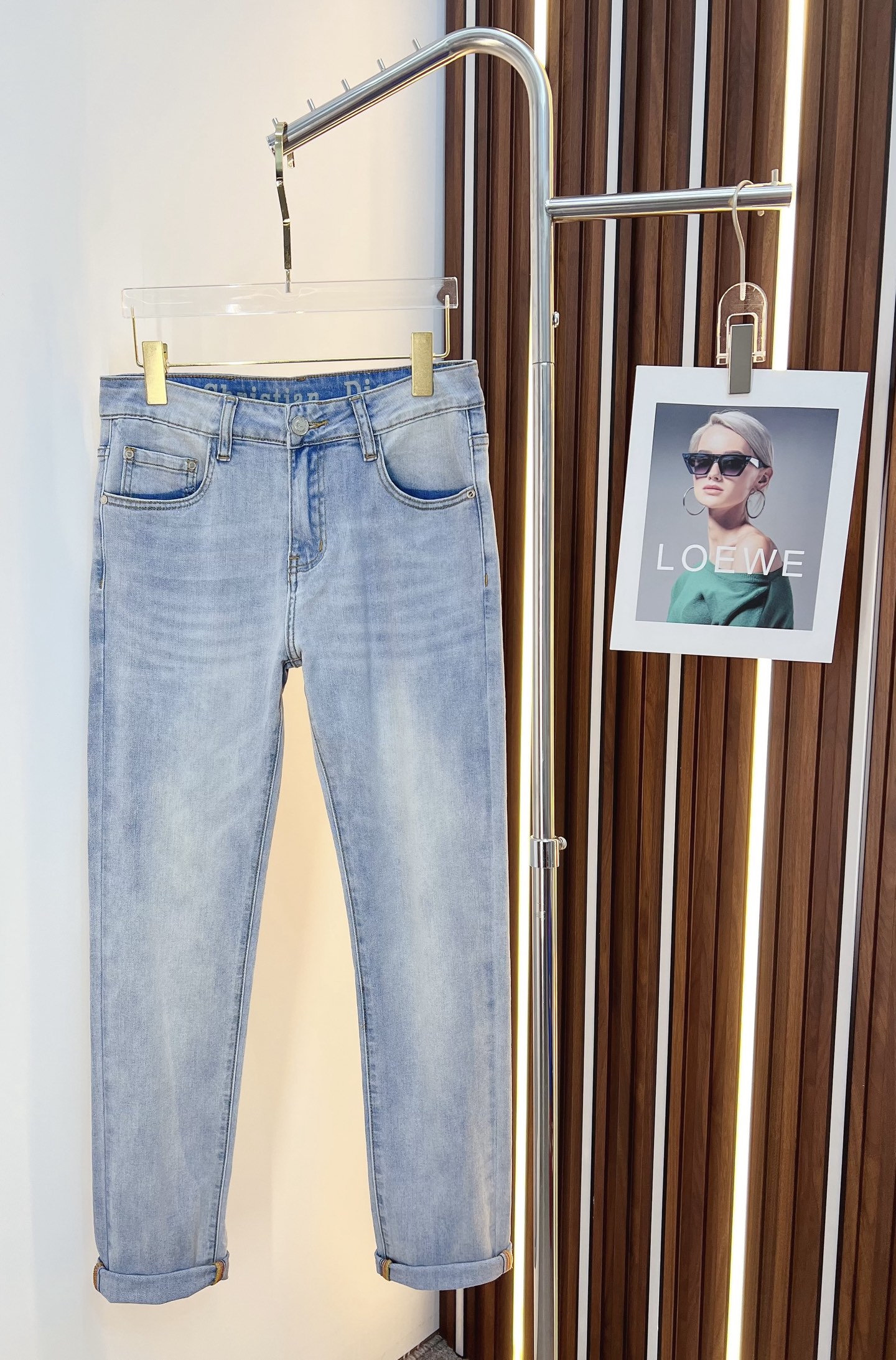 NO:525447,Dior men's denim jeans, official album poster outfit style!  Customer-supplied high-quality imported denim original color fabric, specially selected Japanese Okayama pure 13oz ounce denim fabric, heavy environmentally friendly plant enzyme washing process, the texture has a light retro color, which is quite beautiful, and is very suitable for the autumn and winter color matching. The fabric is soft and delicate after washing, but has a strong bones and a little elastic, providing an excellent comfort experience. There is no damage to any craft elements throughout the body, retaining the purest tannin color!  The whole body details are so perfect, exquisite and exquisite. The latest waist leather marks highlight the brand's characteristics, and hardware accessories, leather marks, and wiring all reflect craftsmanship!  The style is perfectly tailored, and the hip lifting effect is excellent. It can easily sweep any top matching in the wardrobe. It has extensive compatibility and is satisfied with various daily outfits. It has a lot of upper body styles and must-have trousers for quality control and 1V masturbation control!  Size 29-38 (no 35.37), Dior, Dior, Jeans, Alexander wang19860909Dior 迪奥 男士丹宁牛仔裤,官宣画册海报穿搭款！ 客供高级进口的丹宁原色面料,特选日本冈山纯正13oz 盎司牛仔布料,重磅环保植物酵素水洗工艺,肌理有着淡淡的复古色彩,相当漂亮,极符合秋冬的配色,面料经过水洗后柔软细腻,但筋骨感极强,且略带弹力,提供了绝佳的舒适体验,通身无任何工艺元素破坏,保留了最纯粹的丹宁本色！通身细节完美如斯,精湛且考究,最新的腰部皮标彰显了品牌特质,五金配件、皮标、走线无不体现出匠心工艺！版型剪裁完美,提臀修身效果绝佳,可轻松横扫衣橱任何的上装搭配,兼容性广泛,满足于日常各种穿搭,上身型款十足,于品质控及1V迷控者必入型裤装！ 尺码29—38（没35.37）,,dior,dior,jeans,alexander wang,Men's clothing