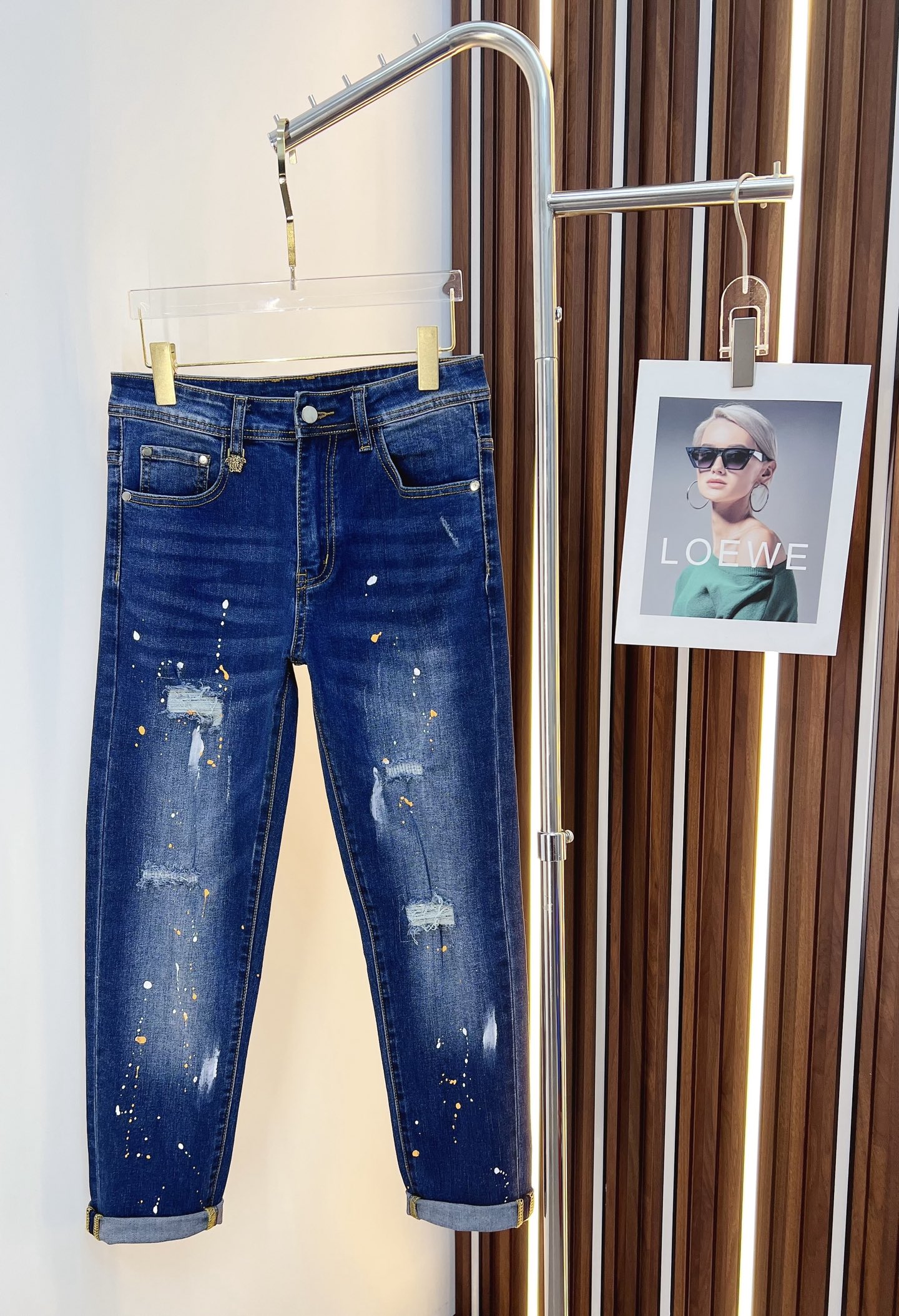 NO:525450,Versace men's denim jeans, official album poster outfit style!  Customer-supplied high-quality imported denim original color fabric, specially selected Japanese Okayama pure 13oz ounce denim fabric, heavy environmentally friendly plant enzyme washing process, the texture has a light retro color, which is quite beautiful, and is very suitable for the autumn and winter color matching. The fabric is soft and delicate after washing, but has a strong bones and a little elastic, providing an excellent comfort experience. There is no damage to any craft elements throughout the body, retaining the purest tannin color!  The whole body details are so perfect, exquisite and exquisite. The latest waist leather marks highlight the brand's characteristics, and hardware accessories, leather marks, and wiring all reflect craftsmanship!  The style is perfectly tailored, and the hip lifting effect is excellent. It can easily sweep any top matching in the wardrobe. It has extensive compatibility and is satisfied with various daily outfits. It has a lot of upper body styles and must-have trousers for quality control and 1V masturbation control!  Size 29-38 (no 35.37), versace, jeans, alexander wang19860909范思哲 男士丹宁牛仔裤,官宣画册海报穿搭款！ 客供高级进口的丹宁原色面料,特选日本冈山纯正13oz 盎司牛仔布料,重磅环保植物酵素水洗工艺,肌理有着淡淡的复古色彩,相当漂亮,极符合秋冬的配色,面料经过水洗后柔软细腻,但筋骨感极强,且略带弹力,提供了绝佳的舒适体验,通身无任何工艺元素破坏,保留了最纯粹的丹宁本色！通身细节完美如斯,精湛且考究,最新的腰部皮标彰显了品牌特质,五金配件、皮标、走线无不体现出匠心工艺！版型剪裁完美,提臀修身效果绝佳, 可轻松横扫衣橱任何的上装搭配,兼容性广泛,满足于日常各种穿搭,上身型款十足,于品质控及1V迷控者必入型裤装！ 尺码29—38（没35.37）,,versace,jeans,alexander wang,Men's clothing