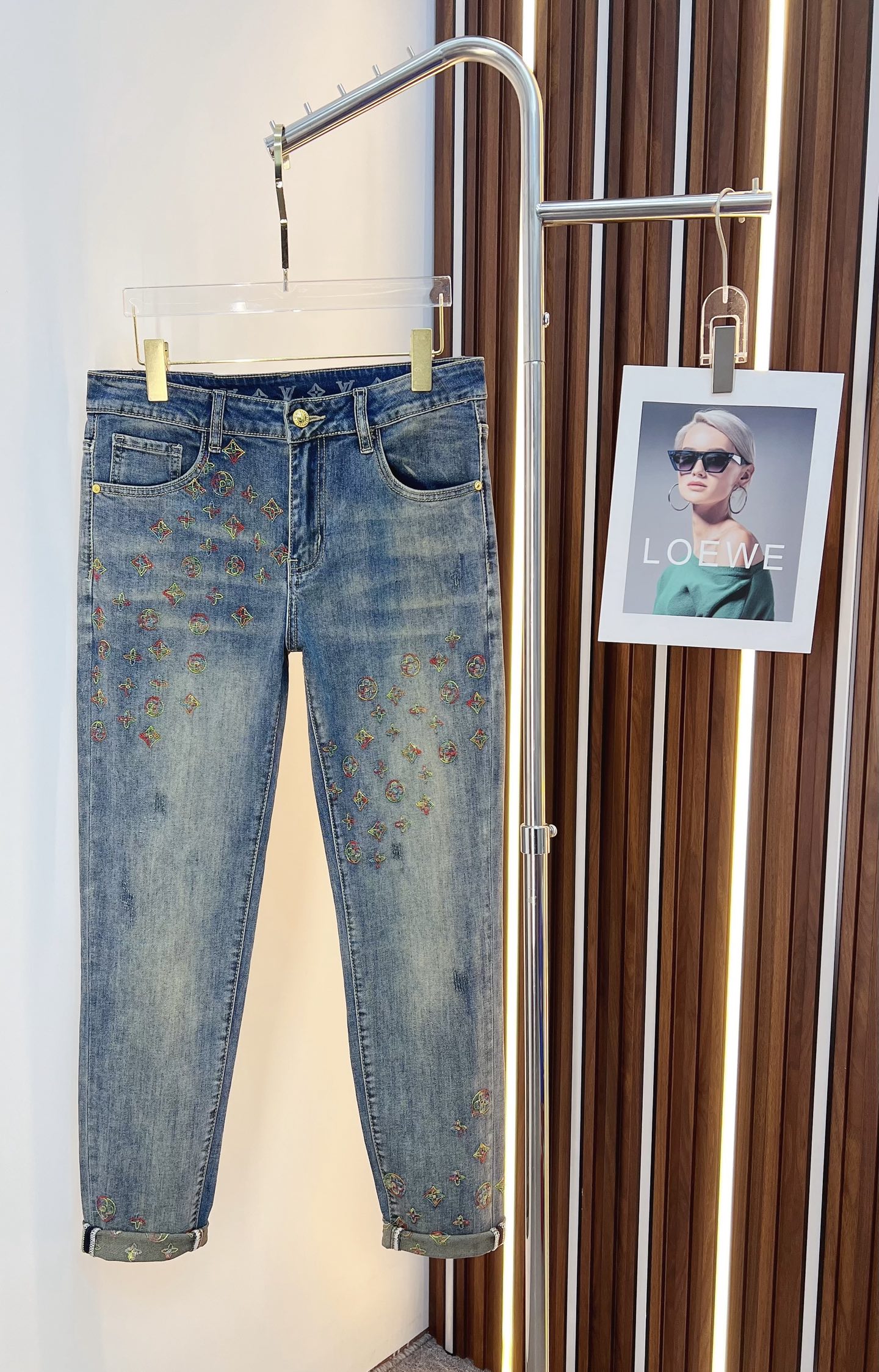NO:525453,LV men's denim jeans, official album poster outfit style!  Customer-supplied high-quality imported denim original color fabric, specially selected Japanese Okayama pure 13oz ounce denim fabric, heavy environmentally friendly plant enzyme washing process, the texture has a light retro color, which is quite beautiful, and is very suitable for the autumn and winter color matching. The fabric is soft and delicate after washing, but has a strong bones and a little elastic, providing an excellent comfort experience. There is no damage to any craft elements throughout the body, retaining the purest tannin color!  The whole body details are so perfect, exquisite and exquisite. The latest waist leather marks highlight the brand's characteristics, and hardware accessories, leather marks, and wiring all reflect craftsmanship!  The style is perfectly tailored, and the hip lifting effect is excellent. It can easily sweep any top matching in the wardrobe. It has extensive compatibility and is satisfied with various daily outfits. It has a lot of upper body styles and must-have trousers for quality control and 1V masturbation control!  Size 29-38 (no 35.37), louis vuitton, jeans, alexander wang19860909LV 男士丹宁牛仔裤,官宣画册海报穿搭款！ 客供高级进口的丹宁原色面料,特选日本冈山纯正13oz 盎司牛仔布料,重磅环保植物酵素水洗工艺,肌理有着淡淡的复古色彩,相当漂亮,极符合秋冬的配色,面料经过水洗后柔软细腻,但筋骨感极强,且略带弹力,提供了绝佳的舒适体验,通身无任何工艺元素破坏,保留了最纯粹的丹宁本色！通身细节完美如斯,精湛且考究,最新的腰部皮标彰显了品牌特质,五金配件、皮标、走线无不体现出匠心工艺！版型剪裁完美,提臀修身效果绝佳,可轻松横扫衣橱任何的上装搭配,兼容性广泛,满足于日常各种穿搭,上身型款十足,于品质控及1V迷控者必入型裤装！ 尺码29—38（没35.37）,,louis vuitton,jeans,alexander wang,Men's clothing