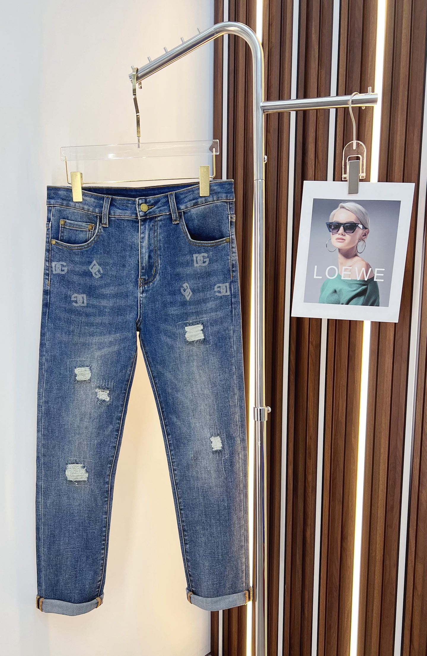 NO:525456,D&G men's denim jeans, official album poster outfit style!  Customer-supplied high-quality imported denim original color fabric, specially selected Japanese Okayama pure 13oz ounce denim fabric, heavy environmentally friendly plant enzyme washing process, the texture has a light retro color, which is quite beautiful, and is very suitable for the autumn and winter color matching. The fabric is soft and delicate after washing, but has a strong bones and a little elastic, providing an excellent comfort experience. There is no damage to any craft elements throughout the body, retaining the purest tannin color!  The whole body details are so perfect, exquisite and exquisite. The latest waist leather marks highlight the brand's characteristics, and hardware accessories, leather marks, and wiring all reflect craftsmanship!  The style is perfectly tailored, and the hip lifting effect is excellent. It can easily sweep any top matching in the wardrobe. It has extensive compatibility and is satisfied with various daily outfits. It has a lot of upper body styles and must-have trousers for quality control and 1V masturbation control!  Size 29-38 (no 35.37), Dolce & Gabbana, jeans, alexander wang19860909D&G 男士丹宁牛仔裤,官宣画册海报穿搭款！ 客供高级进口的丹宁原色面料,特选日本冈山纯正13oz 盎司牛仔布料,重磅环保植物酵素水洗工艺,肌理有着淡淡的复古色彩,相当漂亮,极符合秋冬的配色,面料经过水洗后柔软细腻,但筋骨感极强,且略带弹力,提供了绝佳的舒适体验,通身无任何工艺元素破坏,保留了最纯粹的丹宁本色！通身细节完美如斯,精湛且考究,最新的腰部皮标彰显了品牌特质,五金配件、皮标、走线无不体现出匠心工艺！版型剪裁完美,提臀修身效果绝佳,可轻松横扫衣橱任何的上装搭配,兼容性广泛,满足于日常各种穿搭,上身型款十足,于品质控及1V迷控者必入型裤装！ 尺码29—38（没35.37）,,Dolce&Gabbana,jeans,alexander wang,Men's clothing