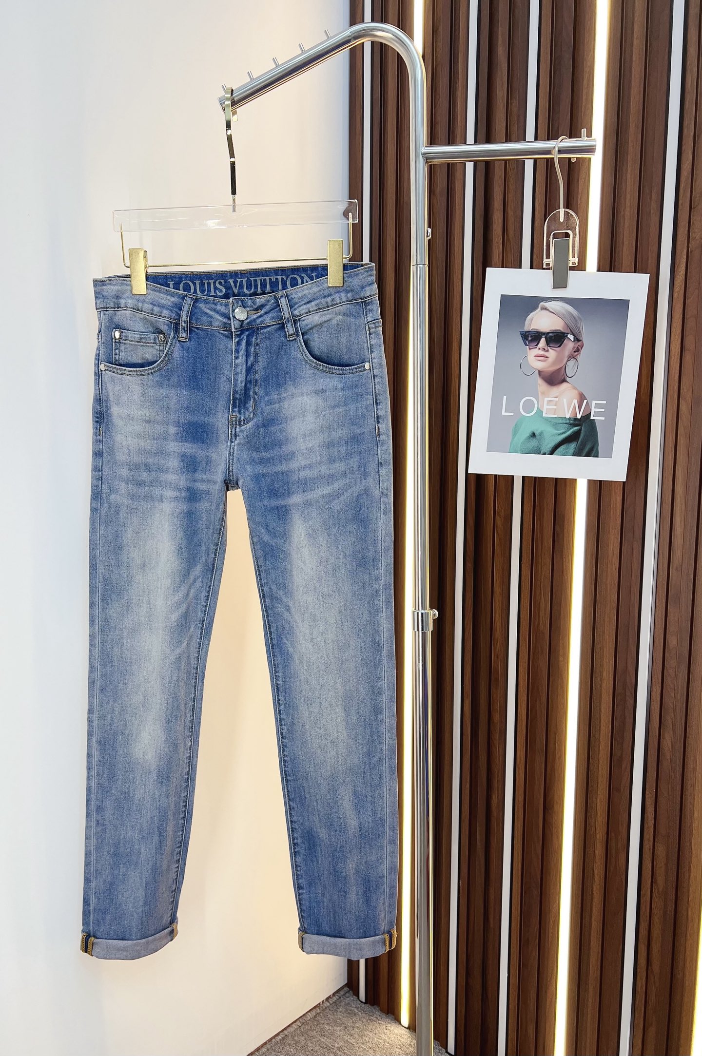 NO:525457,LV men's denim jeans, official album poster outfit style!  Customer-supplied high-quality imported denim original color fabric, specially selected Japanese Okayama pure 13oz ounce denim fabric, heavy environmentally friendly plant enzyme washing process, the texture has a light retro color, which is quite beautiful, and is very suitable for the autumn and winter color matching. The fabric is soft and delicate after washing, but has a strong bones and a little elastic, providing an excellent comfort experience. There is no damage to any craft elements throughout the body, retaining the purest tannin color!  The whole body details are so perfect, exquisite and exquisite. The latest waist leather marks highlight the brand's characteristics, and hardware accessories, leather marks, and wiring all reflect craftsmanship!  The style is perfectly tailored, and the hip lifting effect is excellent. It can easily sweep any top matching in the wardrobe. It has extensive compatibility and is satisfied with various daily outfits. It has a lot of upper body styles and must-have trousers for quality control and 1V masturbation control!  Size 29-38 (no 35.37), louis vuitton, jeans, alexander wang19860909LV 男士丹宁牛仔裤,官宣画册海报穿搭款！ 客供高级进口的丹宁原色面料,特选日本冈山纯正13oz 盎司牛仔布料,重磅环保植物酵素水洗工艺,肌理有着淡淡的复古色彩,相当漂亮,极符合秋冬的配色,面料经过水洗后柔软细腻,但筋骨感极强,且略带弹力,提供了绝佳的舒适体验,通身无任何工艺元素破坏,保留了最纯粹的丹宁本色！通身细节完美如斯,精湛且考究,最新的腰部皮标彰显了品牌特质,五金配件、皮标、走线无不体现出匠心工艺！版型剪裁完美,提臀修身效果绝佳,可轻松横扫衣橱任何的上装搭配,兼容性广泛,满足于日常各种穿搭,上身型款十足,于品质控及1V迷控者必入型裤装！ 尺码29—38（没35.37）,,louis vuitton,jeans,alexander wang,Men's clothing