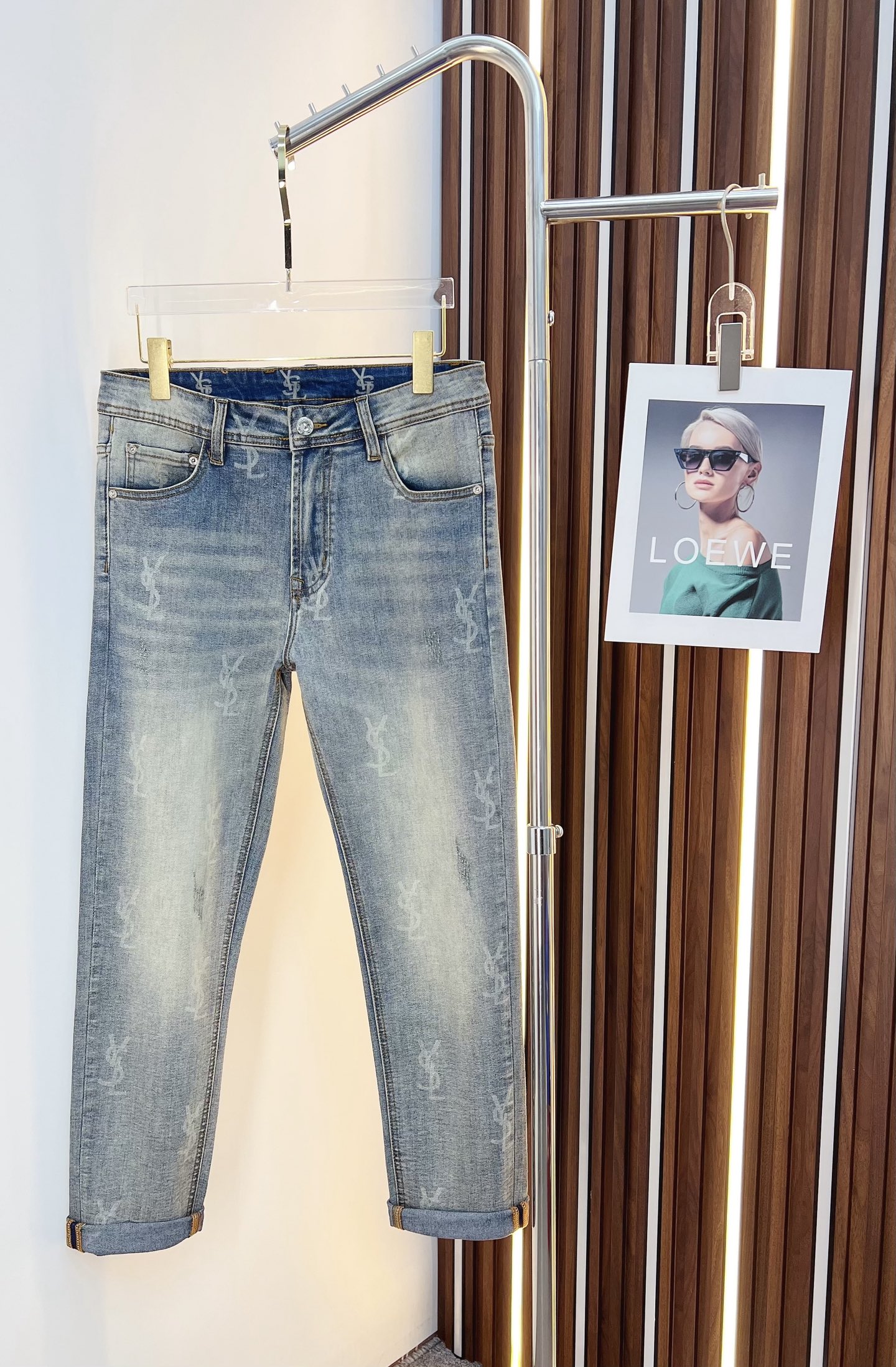 NO:525459,Saint Laurent men's denim jeans, official album poster outfit style!  Customer-supplied high-quality imported denim original color fabric, specially selected Japanese Okayama pure 13oz ounce denim fabric, heavy environmentally friendly plant enzyme washing process, the texture has a light retro color, which is quite beautiful, and is very suitable for the autumn and winter color matching. The fabric is soft and delicate after washing, but has a strong bones and a little elastic, providing an excellent comfort experience. There is no damage to any craft elements throughout the body, retaining the purest tannin color!  The whole body details are so perfect, exquisite and exquisite. The latest waist leather marks highlight the brand's characteristics, and hardware accessories, leather marks, and wiring all reflect craftsmanship!  The style is perfectly tailored, and the hip lifting effect is excellent. It can easily sweep any top matching in the wardrobe. It has extensive compatibility and is satisfied with various daily outfits. It has a lot of upper body styles and must-have trousers for quality control and 1V masturbation control!  Size 29-38 (no 35.37), saint laurent,jeans,alexander wang19860909圣罗兰 男士丹宁牛仔裤,官宣画册海报穿搭款！ 客供高级进口的丹宁原色面料,特选日本冈山纯正13oz 盎司牛仔布料,重磅环保植物酵素水洗工艺,肌理有着淡淡的复古色彩,相当漂亮,极符合秋冬的配色,面料经过水洗后柔软细腻,但筋骨感极强,且略带弹力,提供了绝佳的舒适体验,通身无任何工艺元素破坏,保留了最纯粹的丹宁本色！通身细节完美如斯,精湛且考究,最新的腰部皮标彰显了品牌特质,五金配件、皮标、走线无不体现出匠心工艺！版型剪裁完美,提臀修身效果绝佳,可轻松横扫衣橱任何的上装搭配,兼容性广泛,满足于日常各种穿搭,上身型款十足,于品质控及1V迷控者必入型裤装！ 尺码29—38（没35.37）,,saint laurent,jeans,alexander wang,Men's clothing
