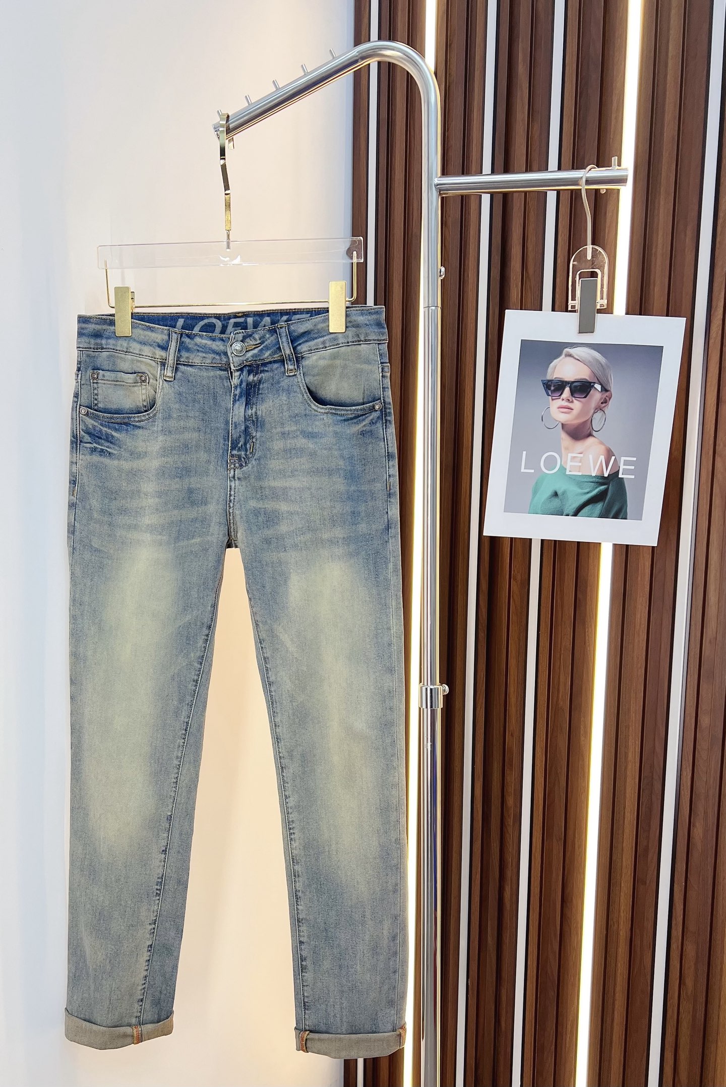 NO:525461,Luo Yiwei Men's denim jeans, official album poster outfit style!  Customer-supplied high-quality imported denim original color fabric, specially selected Japanese Okayama pure 13oz ounce denim fabric, heavy environmentally friendly plant enzyme washing process, the texture has a light retro color, which is quite beautiful, and is very suitable for the autumn and winter color matching. The fabric is soft and delicate after washing, but has a strong bones and a little elastic, providing an excellent comfort experience. There is no damage to any craft elements throughout the body, retaining the purest tannin color!  The whole body details are so perfect, exquisite and exquisite. The latest waist leather marks highlight the brand's characteristics, and hardware accessories, leather marks, and wiring all reflect craftsmanship!  The style is perfectly tailored, and the hip lifting effect is excellent. It can easily sweep any top matching in the wardrobe. It has extensive compatibility and is satisfied with various daily outfits. It has a lot of upper body styles and must-have trousers for quality control and 1V masturbation control!  Size 29-38 (no 35.37), loewe, jeans, alexander wang19860909罗意威 男士丹宁牛仔裤,官宣画册海报穿搭款！ 客供高级进口的丹宁原色面料,特选日本冈山纯正13oz 盎司牛仔布料,重磅环保植物酵素水洗工艺,肌理有着淡淡的复古色彩,相当漂亮,极符合秋冬的配色,面料经过水洗后柔软细腻,但筋骨感极强,且略带弹力,提供了绝佳的舒适体验,通身无任何工艺元素破坏,保留了最纯粹的丹宁本色！通身细节完美如斯,精湛且考究,最新的腰部皮标彰显了品牌特质,五金配件、皮标、走线无不体现出匠心工艺！版型剪裁完美,提臀修身效果绝佳,可轻松横扫衣橱任何的上装搭配,兼容性广泛,满足于日常各种穿搭,上身型款十足,于品质控及1V迷控者必入型裤装！ 尺码29—38（没35.37）,,loewe,jeans,alexander wang,Men's clothing