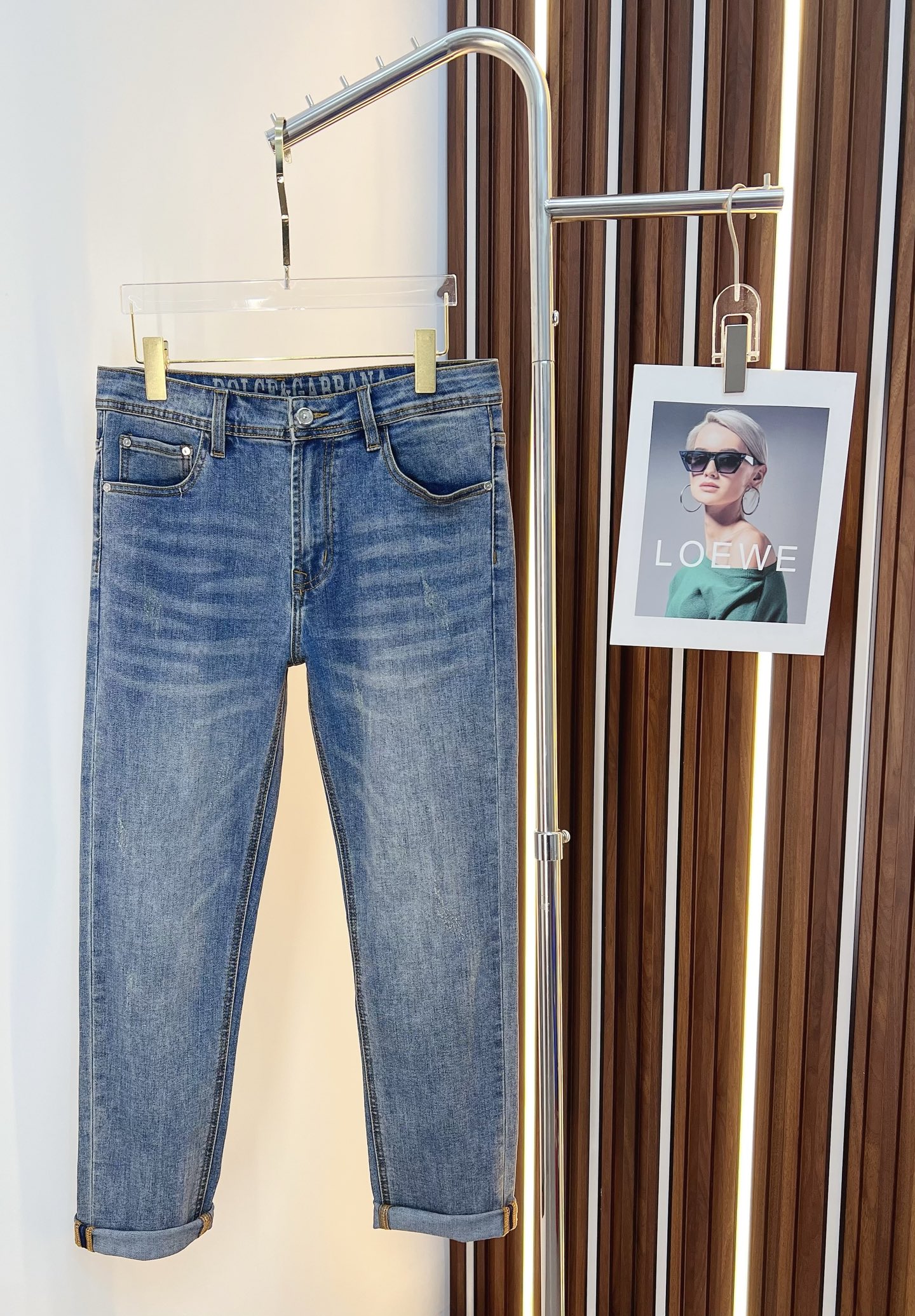 NO:525463,D&G men's denim jeans, official album poster outfit style!  Customer-supplied high-quality imported denim original color fabric, specially selected Japanese Okayama pure 13oz ounce denim fabric, heavy environmentally friendly plant enzyme washing process, the texture has a light retro color, which is quite beautiful, and is very suitable for the autumn and winter color matching. The fabric is soft and delicate after washing, but has a strong bones and a little elastic, providing an excellent comfort experience. There is no damage to any craft elements throughout the body, retaining the purest tannin color!  The whole body details are so perfect, exquisite and exquisite. The latest waist leather marks highlight the brand's characteristics, and hardware accessories, leather marks, and wiring all reflect craftsmanship!  The style is perfectly tailored, and the hip lifting effect is excellent. It can easily sweep any top matching in the wardrobe. It has extensive compatibility and is satisfied with various daily outfits. It has a lot of upper body styles and must-have trousers for quality control and 1V masturbation control!  Size 29-38 (no 35.37), Dolce & Gabbana, jeans, alexander wang19860909D&G 男士丹宁牛仔裤,官宣画册海报穿搭款！ 客供高级进口的丹宁原色面料,特选日本冈山纯正13oz 盎司牛仔布料,重磅环保植物酵素水洗工艺,肌理有着淡淡的复古色彩,相当漂亮,极符合秋冬的配色,面料经过水洗后柔软细腻,但筋骨感极强,且略带弹力,提供了绝佳的舒适体验,通身无任何工艺元素破坏,保留了最纯粹的丹宁本色！通身细节完美如斯,精湛且考究,最新的腰部皮标彰显了品牌特质,五金配件、皮标、走线无不体现出匠心工艺！版型剪裁完美,提臀修身效果绝佳,可轻松横扫衣橱任何的上装搭配,兼容性广泛,满足于日常各种穿搭,上身型款十足,于品质控及1V迷控者必入型裤装！ 尺码29—38（没35.37）,,Dolce&Gabbana,jeans,alexander wang,Men's clothing