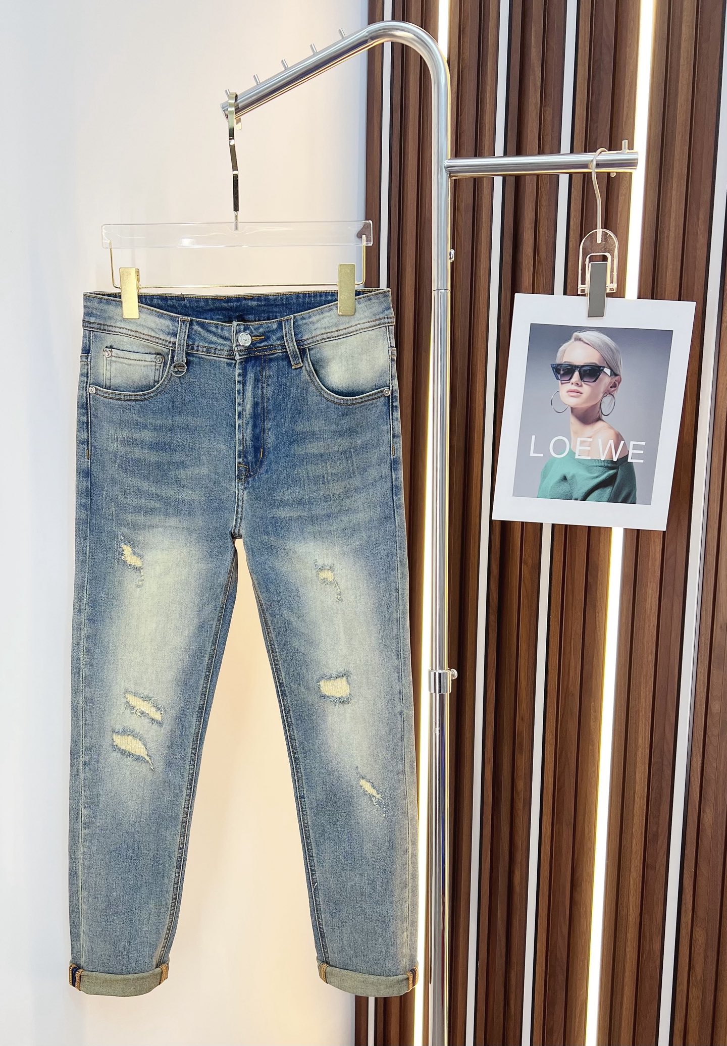 NO:525465,FENDI Men's denim jeans, official album poster outfit style!  Customer-supplied high-quality imported denim original color fabric, specially selected Japanese Okayama pure 13oz ounce denim fabric, heavy environmentally friendly plant enzyme washing process, the texture has a light retro color, which is quite beautiful, and is very suitable for the autumn and winter color matching. The fabric is soft and delicate after washing, but has a strong bones and a little elastic, providing an excellent comfort experience. There is no damage to any craft elements throughout the body, retaining the purest tannin color!  The whole body details are so perfect, exquisite and exquisite. The latest waist leather marks highlight the brand's characteristics, and hardware accessories, leather marks, and wiring all reflect craftsmanship!  The style is perfectly tailored, and the hip lifting effect is excellent. It can easily sweep any top matching in the wardrobe. It has extensive compatibility and is satisfied with various daily outfits. It has a lot of upper body styles and must-have trousers for quality control and 1V masturbation control!  Size 29-38 (no 35.37), fendi, fendi, jeans, alexander wang19860909FENDI 芬迪 男士丹宁牛仔裤,官宣画册海报穿搭款！ 客供高级进口的丹宁原色面料,特选日本冈山纯正13oz 盎司牛仔布料,重磅环保植物酵素水洗工艺,肌理有着淡淡的复古色彩,相当漂亮,极符合秋冬的配色,面料经过水洗后柔软细腻,但筋骨感极强,且略带弹力,提供了绝佳的舒适体验,通身无任何工艺元素破坏,保留了最纯粹的丹宁本色！通身细节完美如斯,精湛且考究,最新的腰部皮标彰显了品牌特质,五金配件、皮标、走线无不体现出匠心工艺！版型剪裁完美,提臀修身效果绝佳,可轻松横扫衣橱任何的上装搭配,兼容性广泛,满足于日常各种穿搭,上身型款十足,于品质控及1V迷控者必入型裤装！ 尺码29—38（没35.37）,,fendi,fendi,jeans,alexander wang,Men's clothing