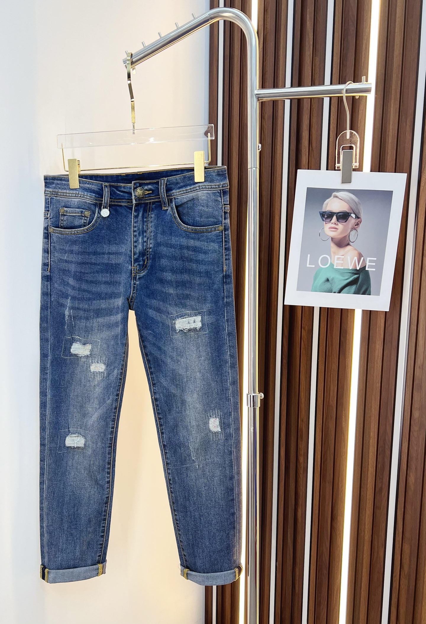 NO:525469,Burberry men's denim jeans, official album poster outfits!  Customer-supplied high-quality imported denim original color fabric, specially selected Japanese Okayama pure 13oz ounce denim fabric, heavy environmentally friendly plant enzyme washing process, the texture has a light retro color, which is quite beautiful, and is very suitable for the autumn and winter color matching. The fabric is soft and delicate after washing, but has a strong bones and a little elastic, providing an excellent comfort experience. There is no damage to any craft elements throughout the body, retaining the purest tannin color!  The whole body details are so perfect, exquisite and exquisite. The latest waist leather marks highlight the brand's characteristics, and hardware accessories, leather marks, and wiring all reflect craftsmanship!  The style is perfectly tailored, and the hip lifting effect is excellent. It can easily sweep any top matching in the wardrobe. It has extensive compatibility and is satisfied with various daily outfits. It has a lot of upper body styles and must-have trousers for quality control and 1V masturbation control!  Size 29-38 (no 35.37), Burberry, Burberry, Jeans, Alexander wang19860909Burberry 巴宝莉 男士丹宁牛仔裤,官宣画册海报穿搭款！ 客供高级进口的丹宁原色面料,特选日本冈山纯正13oz 盎司牛仔布料,重磅环保植物酵素水洗工艺,肌理有着淡淡的复古色彩,相当漂亮,极符合秋冬的配色,面料经过水洗后柔软细腻,但筋骨感极强,且略带弹力,提供了绝佳的舒适体验,通身无任何工艺元素破坏,保留了最纯粹的丹宁本色！通身细节完美如斯,精湛且考究,最新的腰部皮标彰显了品牌特质,五金配件、皮标、走线无不体现出匠心工艺！版型剪裁完美,提臀修身效果绝佳,可轻松横扫衣橱任何的上装搭配,兼容性广泛,满足于日常各种穿搭,上身型款十足,于品质控及1V迷控者必入型裤装！ 尺码29—38（没35.37）,,burberry,burberry,jeans,alexander wang,Men's clothing