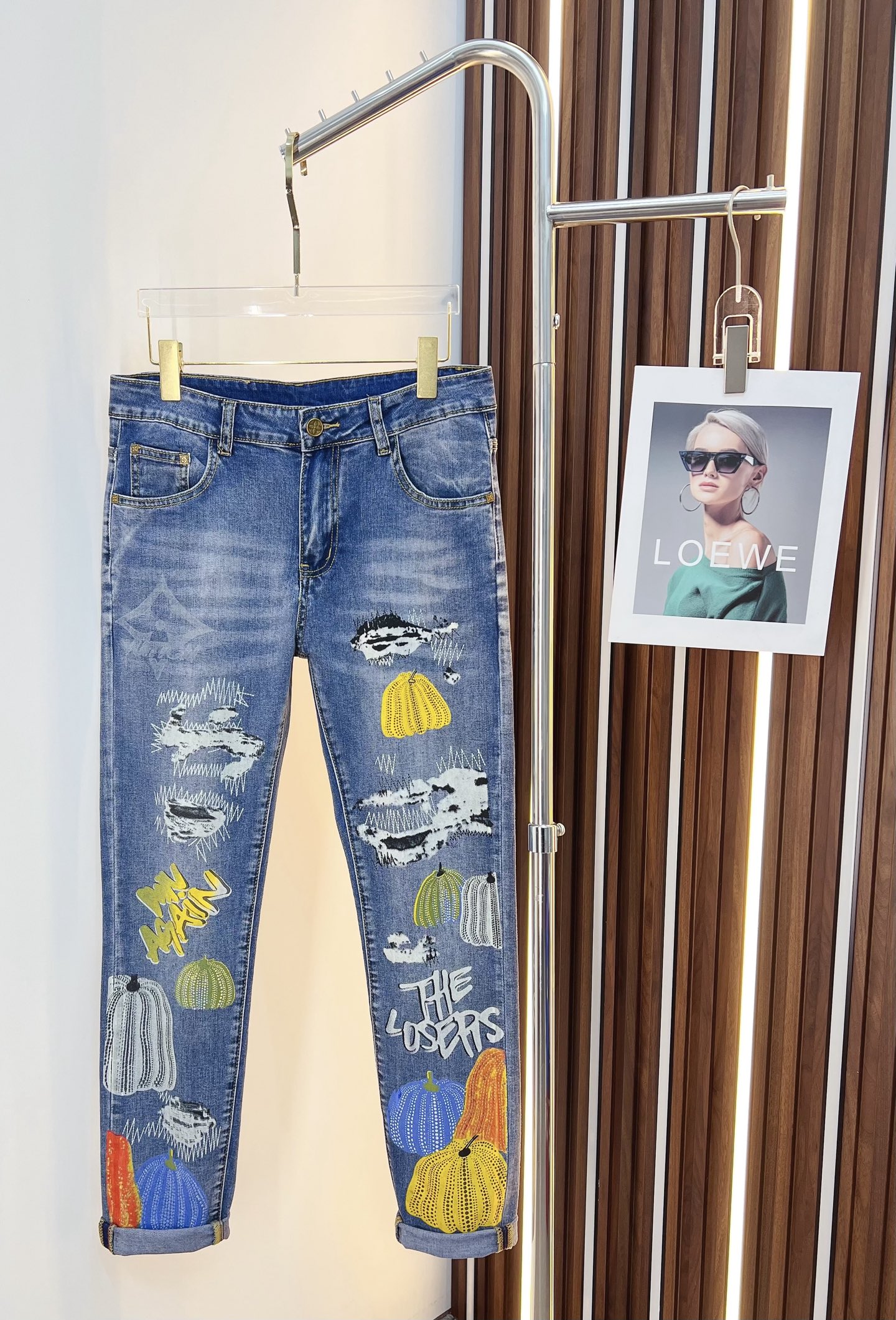NO:525471,LV men's denim jeans, official album poster outfit style!  Customer-supplied high-quality imported denim original color fabric, specially selected Japanese Okayama pure 13oz ounce denim fabric, heavy environmentally friendly plant enzyme washing process, the texture has a light retro color, which is quite beautiful, and is very suitable for the autumn and winter color matching. The fabric is soft and delicate after washing, but has a strong bones and a little elastic, providing an excellent comfort experience. There is no damage to any craft elements throughout the body, retaining the purest tannin color!  The whole body details are so perfect, exquisite and exquisite. The latest waist leather marks highlight the brand's characteristics, and hardware accessories, leather marks, and wiring all reflect craftsmanship!  The style is perfectly tailored, and the hip lifting effect is excellent. It can easily sweep any top matching in the wardrobe. It has extensive compatibility and is satisfied with various daily outfits. It has a lot of upper body styles and must-have trousers for quality control and 1V masturbation control!  Size 29-38 (no 35.37), louis vuitton, jeans, alexander wang19860909LV 男士丹宁牛仔裤,官宣画册海报穿搭款！ 客供高级进口的丹宁原色面料,特选日本冈山纯正13oz 盎司牛仔布料,重磅环保植物酵素水洗工艺,肌理有着淡淡的复古色彩,相当漂亮,极符合秋冬的配色,面料经过水洗后柔软细腻,但筋骨感极强,且略带弹力,提供了绝佳的舒适体验,通身无任何工艺元素破坏,保留了最纯粹的丹宁本色！通身细节完美如斯,精湛且考究,最新的腰部皮标彰显了品牌特质,五金配件、皮标、走线无不体现出匠心工艺！版型剪裁完美,提臀修身效果绝佳,可轻松横扫衣橱任何的上装搭配,兼容性广泛,满足于日常各种穿搭,上身型款十足,于品质控及1V迷控者必入型裤装！ 尺码29—38（没35.37）,,louis vuitton,jeans,alexander wang,Men's clothing