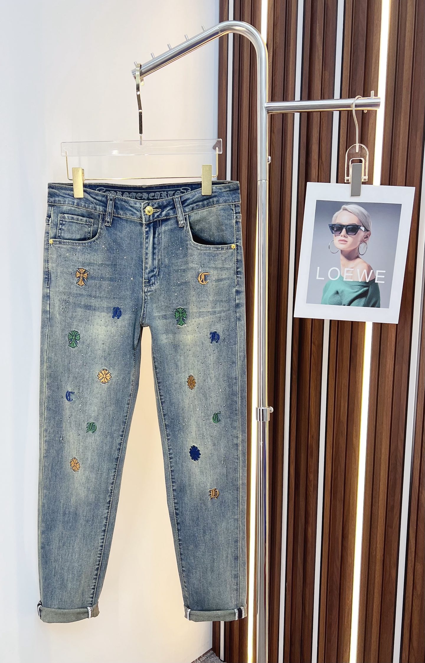 NO:525473,Croxin Men's denim jeans, official album poster outfit style!  Customer-supplied high-quality imported denim original color fabric, specially selected Japanese Okayama pure 13oz ounce denim fabric, heavy environmentally friendly plant enzyme washing process, the texture has a light retro color, which is quite beautiful, and is very suitable for the autumn and winter color matching. The fabric is soft and delicate after washing, but has a strong bones and a little elastic, providing an excellent comfort experience. There is no damage to any craft elements throughout the body, retaining the purest tannin color!  The whole body details are so perfect, exquisite and exquisite. The latest waist leather marks highlight the brand's characteristics, and hardware accessories, leather marks, and wiring all reflect craftsmanship!  The style is perfectly tailored, and the hip lifting effect is excellent. It can easily sweep any top matching in the wardrobe. It has extensive compatibility and is satisfied with various daily outfits. It has a lot of upper body styles and must-have trousers for quality control and 1V masturbation control!  Size 29-38 (no 35.37), Chrome hearts, jeans, alexander wang19860909克罗心 男士丹宁牛仔裤,官宣画册海报穿搭款！ 客供高级进口的丹宁原色面料,特选日本冈山纯正13oz 盎司牛仔布料,重磅环保植物酵素水洗工艺,肌理有着淡淡的复古色彩,相当漂亮,极符合秋冬的配色,面料经过水洗后柔软细腻,但筋骨感极强,且略带弹力,提供了绝佳的舒适体验,通身无任何工艺元素破坏,保留了最纯粹的丹宁本色！通身细节完美如斯,精湛且考究,最新的腰部皮标彰显了品牌特质,五金配件、皮标、走线无不体现出匠心工艺！版型剪裁完美,提臀修身效果绝佳,可轻松横扫衣橱任何的上装搭配,兼容性广泛,满足于日常各种穿搭,上身型款十足,于品质控及1V迷控者必入型裤装！ 尺码29—38（没35.37）,,chrome hearts,jeans,alexander wang,Men's clothing