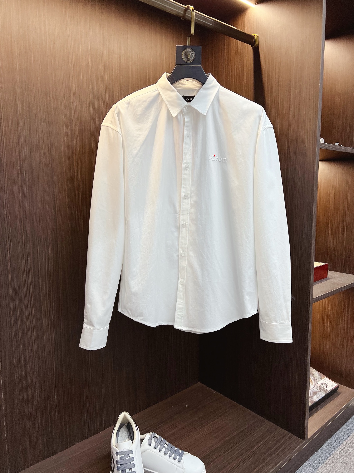 NO:540385,Kiton men's business casual long-sleeved shirt. Official synchronized series!  The classic style of fashion is very exquisite in fabric selection and craftsmanship, which is very consistent with the aesthetic tone of Kiton. It is low-key and luxurious, elegant and noble. Every detail proves the brand's own sense of luxury!  As a recognized fashion item, shirts are undoubtedly one of the most vital elements in the fashion circle. They appear very frequently, are simple and distinctive. They are a good medicine for improving vision. In terms of outfits, they are both refreshing and age-reducing and fashionable, and they are intellectual and elegant, showing their taste and temperament, with various label symbols!  The fabrics and accessories are all supplied by foreign merchants. They are heavy-duty imported Turkish cotton, and classic French styles... with elegant temperament attributes, full of high-end feel!  Invincible versatile, with extensive compatibility, the first choice for urban elite men!  S-XL, Shirts,alexander wang19860909kiton男士商务休闲长袖衬衫.官方同步系列！经典型风格的时装,在面料选取和工艺方面都相当考究,极符合 kiton美学基调,低调且奢华,优雅且高贵,每一个细节都在力证品牌自身的高级感！衬衫作为公认的时尚单品,无疑是时尚圈生命力最强的元素之一,出镜率极高,简单而个性鲜明,是改良视觉的良药,在穿搭方面即清爽减龄又自带时髦感,即知性儒雅又彰显品位气质,有着各种标签符号！面料和辅料皆为外商客供,重磅土耳其进口棉,经典法式领款..自带儒雅气质属性,高级感十足！无敌的百搭,兼容性广泛,都市精英男士首选！ 码数S-XL,,shirts,alexander wang,Men's clothing