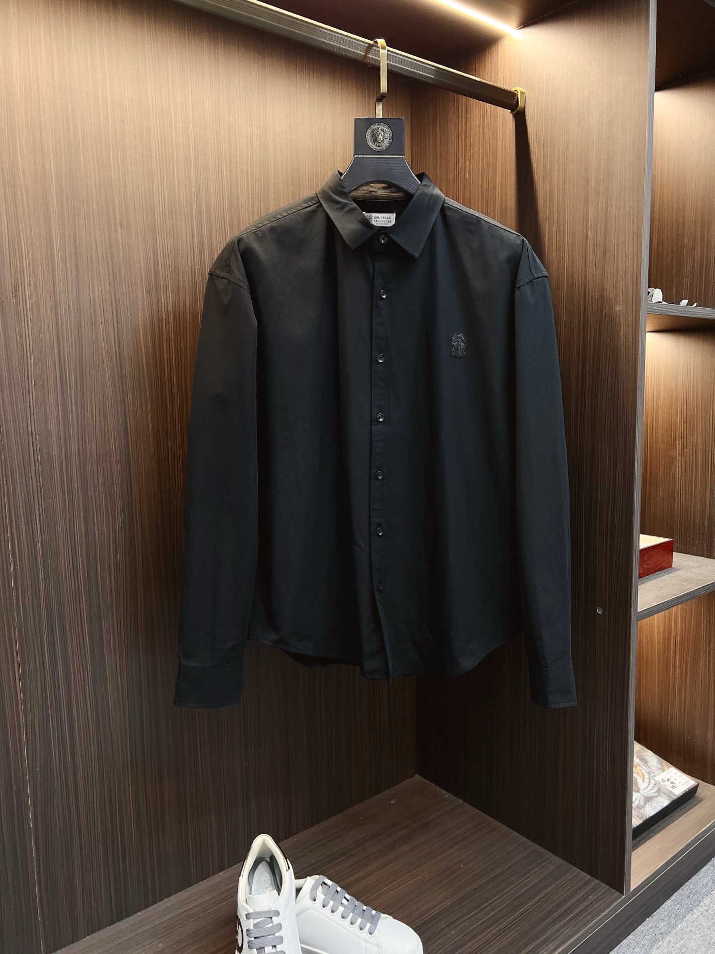 NO:540386,Bru**llo Cuci**lli men's business casual plaid long-sleeved shirt. Official synchronous series!  Fashion with typical Italian style is quite exquisite in fabric selection and craftsmanship, which is very consistent with the aesthetic tone of BC, low-key and luxurious, elegant and noble. Every detail proves the brand's own sense of luxury!  As a recognized fashion item, shirts are undoubtedly one of the most vital elements in the fashion circle. They appear very frequently, are simple and distinctive. They are a good medicine for improving vision. In terms of outfits, they are both refreshing and age-reducing and fashionable, and they are intellectual and elegant, showing their taste and temperament, with various label symbols!  The fabrics and accessories are all supplied by foreign merchants. They are heavy-duty imported Turkish cotton, and BC classic French style. They have elegant temperament attributes and are full of high-end feeling!  Invincible versatile, with extensive compatibility, the first choice for urban elite men!  S-XL, Shirts,alexander wang19860909Bru**llo Cuci**lli 男士商务休闲格子长袖衬衫.官方同步系列！颇具意大利典型风格的时装,在面料选取和工艺方面都相当考究,极符合 BC美学基调,低调且奢华,优雅且高贵,每一个细节都在力证品牌自身的高级感！衬衫作为公认的时尚单品,无疑是时尚圈生命力最强的元素之一,出镜率极高,简单而个性鲜明,是改良视觉的良药,在穿搭方面即清爽减龄又自带时髦感,即知性儒雅又彰显品位气质,有着各种标签符号！面料和辅料皆为外商客供,重磅土耳其进口棉,BC经典法式领款..自带儒雅气质属性,高级感十足！无敌的百搭,兼容性广泛,都市精英男士首选！ 码数S-XL,,shirts,alexander wang,Men's clothing