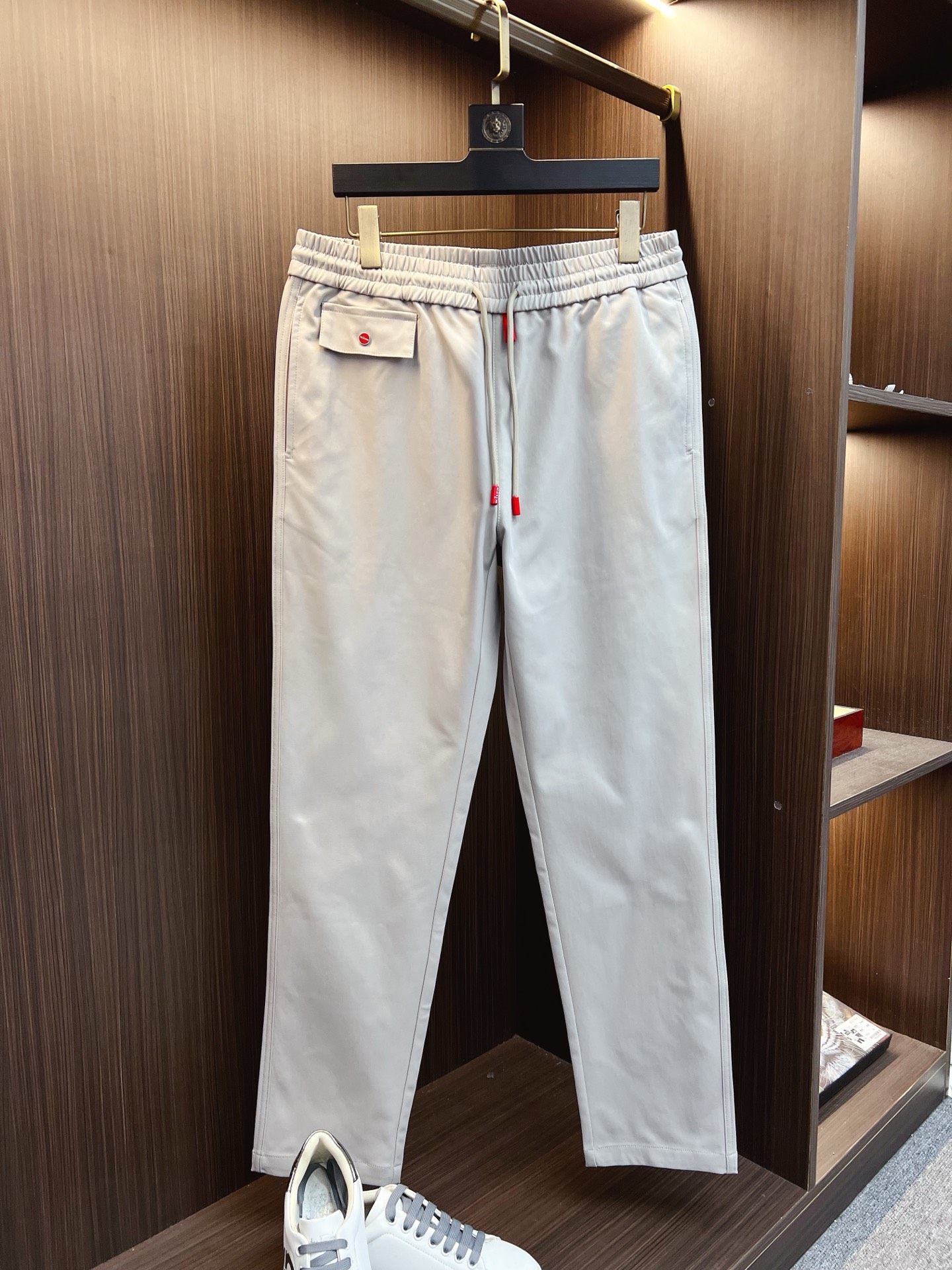 NO:629280,Kiton2025 autumn and winter quality control recommendation!  Full product order Elastic waist zipper straight-leg casual pants, classic style every year Elastic cord drawstring embellished with letter beads The classic red color is very bright, classic and versatile at the same time, the upper body has a casual sense of relaxation, the surface has a warm and shiny feel, the hand is silky, the upper body is comfortable and breathable, and the overall has a good sense of stiffness. The order code number of the full product is M-3XL,, alexander wang19860909Kiton2025秋冬 品质控推荐！全品相订单 松紧腰拉链直脚休闲裤 ,年年经典款式 松紧绳抽绳 字母吊粒的点缀 经典红色很有亮点 经典百搭同时 上身有总随意的松弛感 表面有着温润光泽感 手感丝滑 上身舒适透气 整体又有好的挺括感 全品相的订单码数M-3XL,,alexander wang,Men's clothing