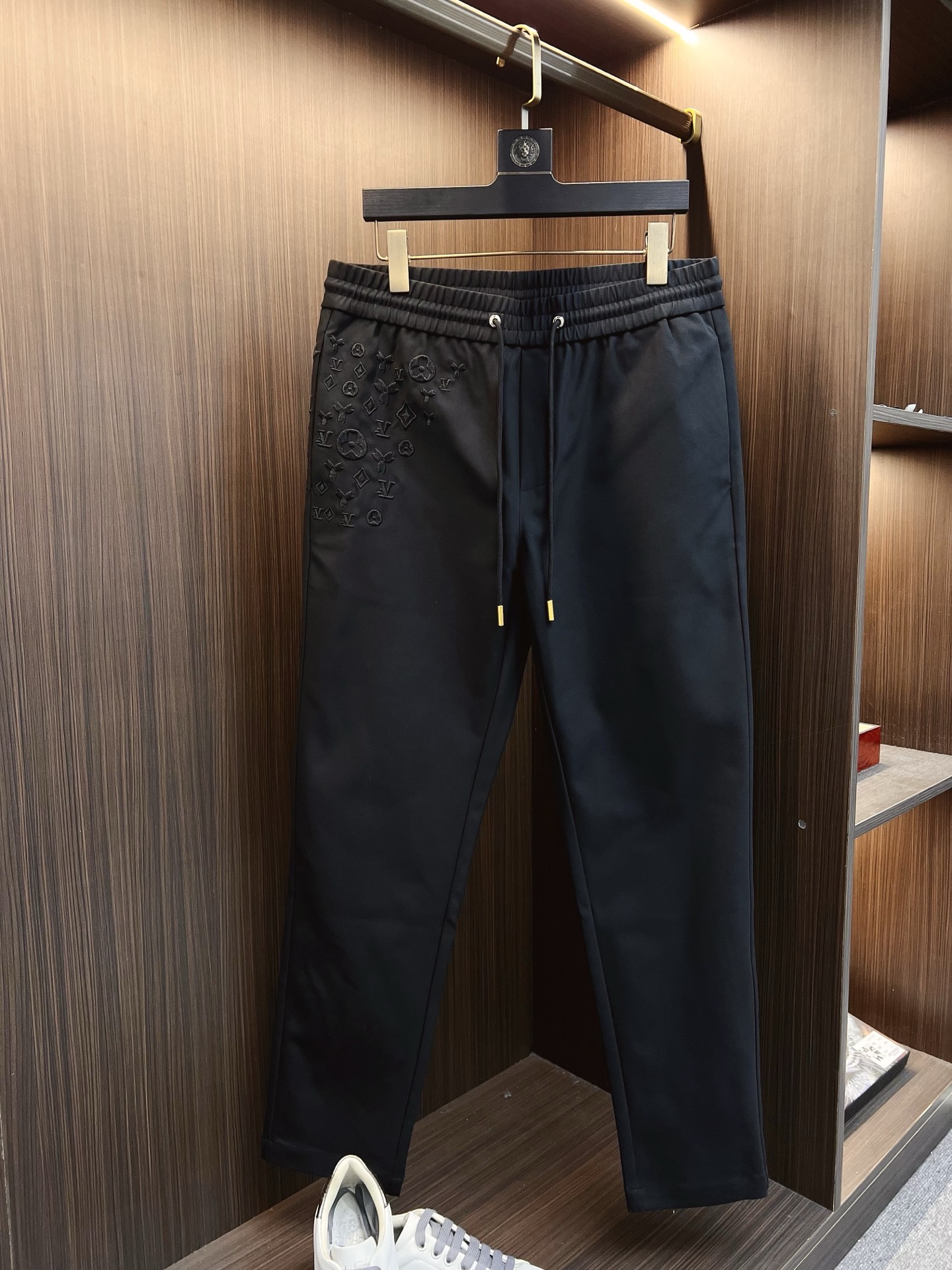 NO:629335,L's latest men's casual pants for autumn and winter!  Simple and versatile, it doesn't matter who you choose to wear it. It has an elastic drawstring design at the waist and classic embroidered presbyopia!  Good body proportions, simple and straight lines, waist workmanship, inner hemming, overall tailoring, and upper body effect are all impeccable. It can be used for work or leisure... It has a drapey and elastic feel, and does not feel constrained when exercising. Sizes M-3XL, Louis Vuitton, Alexander Wang19860909L家 秋冬最新男士休闲裤！ 简约百搭款,不挑人穿,腰部松紧抽绳设计,经典刺绣老花！良好的修饰身材比例,线条简洁顺直,腰头的做工,内里的包边,整体的剪裁,上身效果都无可挑剔.无论是上班还是休闲都可以驾驭……有垂坠感有弹力,运动起来没有也羁绊感尺码M-3XL,,louis vuitton,alexander wang,Men's clothing