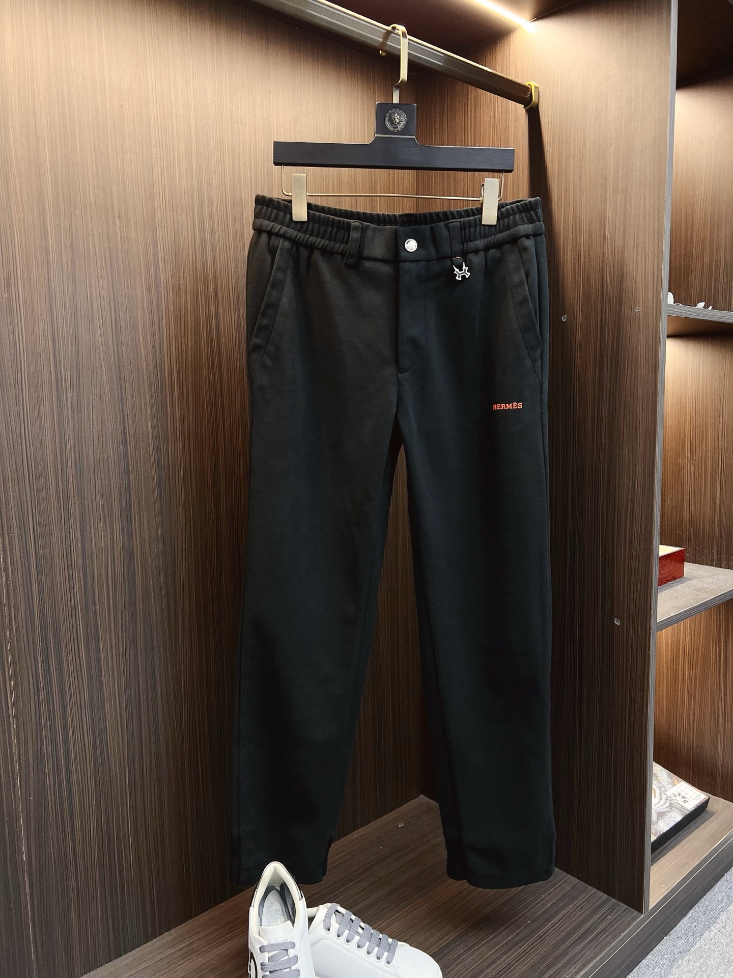 NO:629350,HERM2025 autumn and winter wool pants, the latest classic series of men's wool casual pants!  Made of customer-supplied fabric, soft and delicate, with excellent hand feel!  The brand style is clear at a glance!  Minimalist design, no extra exaggerated elements to declare victory, fine details and workmanship, easy to control all kinds of weather, classic color upper body is very energetic, a variety of styles to wear, sports and leisure, daily life, fashion trends can be controlled!  Color Black Size M-3XL,,hermes,alexander wang19860909HERM2025秋冬羊毛裤 最新经典系列男士羊毛休闲裤！采用客供面料,柔软细腻,手感绝佳！品牌格调一览无余！极简主义设计,没有多余浮夸的元素来宣兵夺主,细节做工精细,轻松驾驭各种天气,经典颜色上身很显精气神,多种风格穿搭,运动休闲、日常生活、时尚潮流均可驾驭！ 颜色 黑色 码数 M-3XL,,hermes,alexander wang,Men's clothing