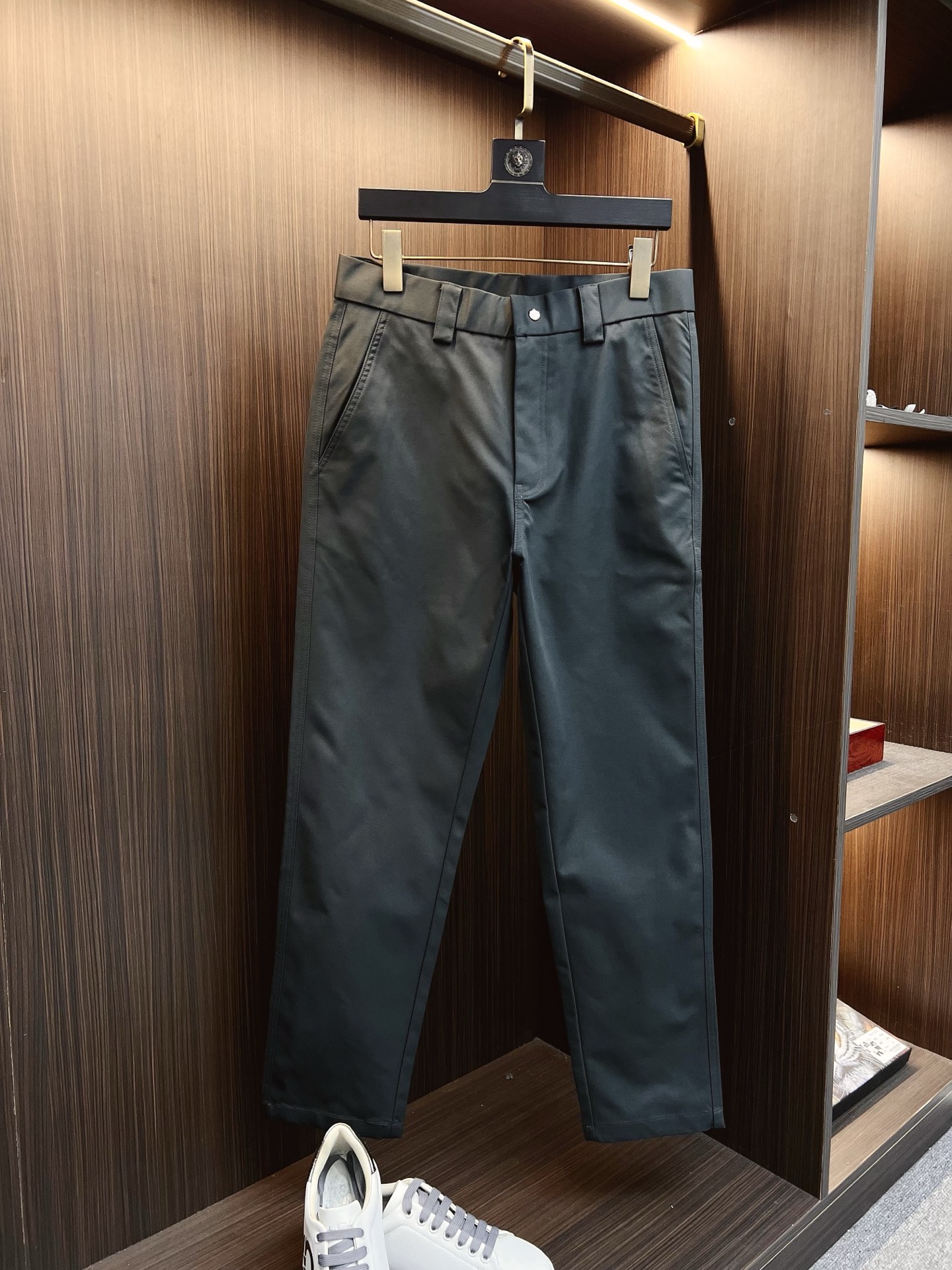 NO:629342,Combination picture Pjia 25 autumn and winter men's boutique casual pants. Italian imported fabrics, the latest upper body version is invincible! You can definitely wear it with your eyes closed. This pants is very versatile and can be worn for daily work and outdoor sports. It is the perfect combination of fashion and leisure and outdoor sports, so whether you wear it daily or outdoors, it is your best choice. Extremely comfortable. This style is a pair of running casual business pants with an extremely wide range of applications. Color black, size M-4XL,, alexander wang19860909组合图 P家25秋冬 男士精品休闲裤.意大利进口面料,最新款上身版型无敌正!绝对可以闭眼收的一款此款裤子非常百搭,日常上班户外运动都可以穿着,是时尚休闲与户外运动的完美结合,所以无论您平时穿或者户外穿都是您的最佳选择.极致舒适性.此款是一件适用范围极其广泛的跑步休闲商务裤 颜色黑色 尺码M-4XL,,alexander wang,Men's clothing